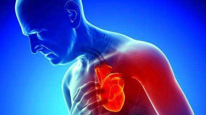 يختلف مفهوم السعادة من فرد لآخر، الا أنها حالة عامة يشعر ويشترك الناس بها، أي أنها متاحة في يد الجميع، وتحددها طبيعة الفرد، وطريقة تفكيره وكيفية تفاعله مع الظروف المحيطة به، والمواقف الحياتية التي يمرّ بها فالناس تختلف في طباعها واتجاهاتها، ولكن هل من الممكن أن تتسبب السعادة المفرطة بوفاة شخص ما؟       قالت المعالجة النفسية في علم النفس العيادي غادة هواري، إن السعادة المفرطة والحزن الشديد هما "وجهان لعملة واحدة".  وأوضحت هواري: "تشير الدراسات إلى أن ردة فعل القلب عند الفرح الشديد مشابهة تماما لردة فعله عند الحزن الشديد، وهذا ما يحدث عند الإصابة بـ "متلازمة القلب السعيد"، إذ يتشنج القلب من السعادة ما يؤدي لآلام في منطقة الصدر وتصاب عضلة القلب بضرر".  ولفتت إلى أن ما يزيد من عوامل خطورة "متلازمة القلب السعيد" أن يكون الشخص لديه سوابق من الاكتئاب أو اضطرابات ونوبات عصبية وبعض الأمراض التي تؤثر على القلب، مشيرة إلى أن القلب الذي لا يتحمل الحزن لا يتحمل الفرح أيضا.  وبحسب هواري فإنه عندما يشعر الإنسان بالسعادة أو الحزن فإن كمية الأدرينالين الكبيرة التي يضخها الجسم، تؤثر أولا على القلب فتزيد من قوة تدفق الدم وترفع دقاته.  وقال البروفسور سيمون أبو جودة وهو طبيب قلب إن "متلازمة القلب السعيد" تصيب عادة الأشخاص الذين يعانون من نقاط ضعف صحية، ومشاكل عضوية في القلب، مؤكدا أنه من النادر جدا أن يصاب شخص لا يعاني من مشاكل في القلب، بهذه المتلازمة.  وأوضح أبو جودة أن "متلازمة القلب السعيد" غالبا ما تحدث إثر المواقف المسبّبة للتوتر والعواطف الشديدة، مثل زواج أحد الأولاد، أو الفوز بجائزة مالية ضخمة، أو الحصول على وظيفة الأحلام.  وأكمل قائلا: عندما يكون الشخص سعيدا بشدة يشعر الجسم بالجهد، ما يؤثر على كهرباء القلب، ويؤدي إلى تدفق سريع للدم، وعدم قدرة عضلة القلب على القيام بعملها بانتظام، وهنا يشعر المريض بصعوبة في التنفس وألم في الصدر.  وبين أبو جودة أن النوبة القلبية تحدث عادة بسبب انسداد كامل أو شبه كامل في أحد شرايين القلب، أما في حالة "متلازمة القلب السعيد" لا تكون الشرايين مسدودة، مشيرا إلى أنه من النادر جدا أن تتسبب هذه المتلازمة بالوفاة، إذ أن معظم من يتعرّضون لها يتعافون بسرعة.