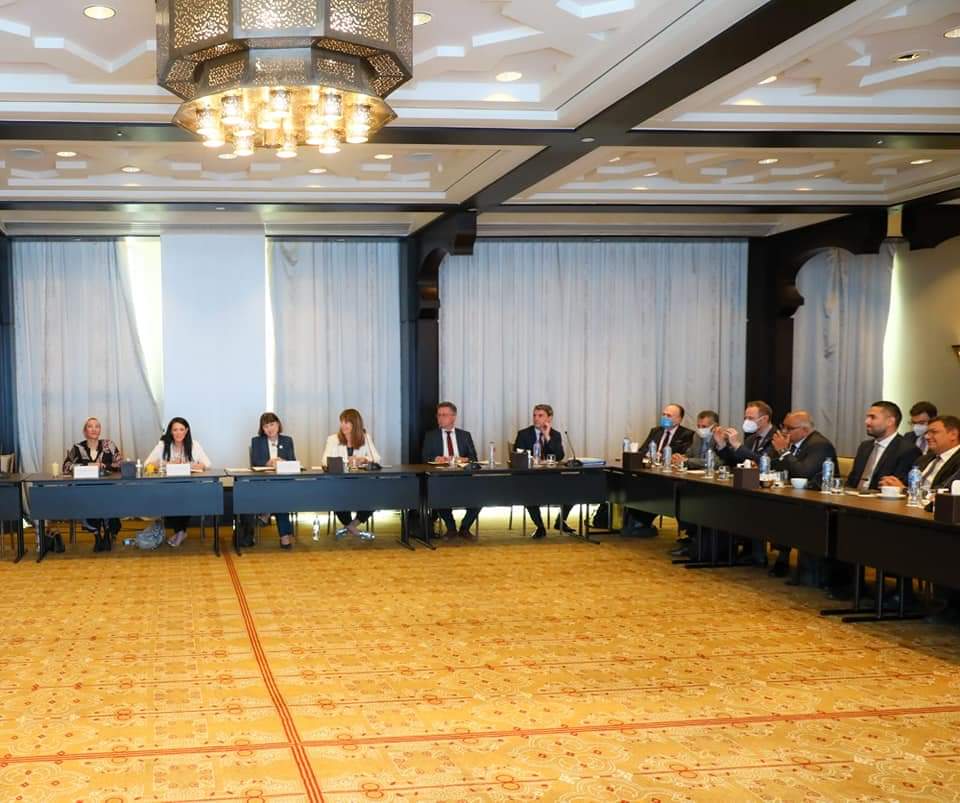 تنفيذًا لتكليفات دولة رئيس مجلس الوزراء بالترويج لمشروعات التنمية الخضراء إطلاق برنامج "نُوَفِّي" لجذب التمويلات والاستثمارات لقائمة مشروعات التنمية الخضراء في قطاعات المياه والغذاء والطاقة وزيرة البيئة: مشروعات ربط الطاقة والغذاء والمياه تحول تحدي تغير المناخ إلى فرصة لتعزيز الاحتياجات الأساسية للمواطن المصرى ● وزيرة البيئة: ٢٦ فكرة مشروع تنفيذي للمرحلة الاولى من الاستراتيجية الوطنية لتغير المناخ ٢٠٥٠ ● المشاط: اللقاء هو الأول بين سلسلة من الحوارات الاستراتيجية لعرض وترويج قائمة مشروعات التنمية الخضراء ضمن برنامج "نُوَفِّي" في إطار الاستعداد لمؤتمر المناخ COP27 ● برنامج "نُوَفِّي" يعكس توجه الحكومة من التعهدات المناخية إلى التنفيذ ● المباحثات مع شركاء التنمية تستهدف جذب التمويلات التنموية والاستثمارات والدعم الفني للمشروعات وفتح آفاق المشاركة للقطاع الخاص عبر آليات التمويل المبتكر في إطار تكليفات دولة رئيس مجلس الوزراء، بإعداد قوائم مشروعات التنمية الخضراء وبدء الترويج لها مع جهات التمويل الدولية، أعلنت الدكتورة رانيا المشاط عن إطلاق برنامج "نُوَفِّي" للتمويل والاستثمار في مشروعات المناخ وفقا منهج متكامل بين قطاعات المياه والغذاء والطاقة، والترويج للقائمة الأولى من المشروعات في هذه القطاعات، وذلك ترويجًا للمشروعات الصديقة للبيئة ضمن الاستراتيجية الوطنية للتغيرات المناخية 2050، وتعزيز لرؤية مصر 2030. جاء ذلك خلال فعاليات منصة التعاون التنسيقي المشترك لمجموعة شركاء التنمية، التي عقدت بالشراكة بين وزارة التعاون الدولي ومكتب الأمم المتحدة في مصر، تحت عنوان "تغير المناخ وتعزيز الشراكات والحوار الاستراتيجي حول التمويل المناخي العادل والمستدام.. محور العلاقة بين الطاقة والغذاء والمياه " برنامج نُوَفِّي"، وأكثر من 155 ممثلا من شركاء التنمية والجهات الوطنية، عبر الحضور الفعلي والافتراضي، من بينهم السيدة إيلينا بانوفا، المنسق المقيم لمكتب الأمم المتحدة في مصر ورئيس مجموعة شركاء التنمية، ود.هايكي هارمجارت، المدير الإقليمي للبنك الأوروبي لإعادة الإعمار والتنمية، وألفريدو أباد، المدير الإقليمي لمكتب بنك الاستثمار الأوروبي في مصر، وغيرهم من ممثلي وكالات وبرامج الأمم المتحدة العاملة في مصر، والوكالة الأمريكية للتنمية، والسفارات، والجهات الوطنية المعنية. واستهدفت منصة التعاون التنسيقي المشترك، مناقشة واستعراض قائمة المشروعات التي تم إعدادها بالتنسيق بين الجهات المعنية، بشأن التنمية الخضراء في قطاعات الطاقة والمياه والغذاء، في ظل أهمية هذه القطاعات الثلاثة الحيوية لتحقيق التنمية وتعزيز التحول الأخضر والأمن الغذائي ودفع مجالات التنمية المستدامة المختلفة، وذلك في ضوء استعدادت مصر لاستضافة مؤتمر الأمم المتحدة للمناخ COP27، ودعم الانتقال من التعهدات المناخية إلى التنفيذ عبر تحفيز آليات التمويل المبتكر. وأكدت الدكتورة ياسمين فؤاد وزيرة البيئة، خلال مشاركتها في الحوار الاستراتيجي لشركاء التنمية الذي نظمته وزارة التعاون الدولي، أن وزارة البيئة بالتعاون مع الوزارات المعنية قد انتهت من إعداد أول حزمة لتمويل مشروعات الإستراتيجية الوطنية لتغير المناخ ٢٠٥٠، والتي تعد من أهم مخرجات المجلس الوطني للتغيرات المناخية، بعد أن تم تغيير الهيكل المؤسسي له في ٢٠١٩ ليصبح برئاسة رئيس مجلس الوزراء وبعضوية الوزارات المعنية، وتهيئة المناخ لمشاركة الوزارات بتوضيح الرابطة بين تغير المناخ والقطاعات التنموية المختلفة، واتخذت مصر على عاتقها بشكل طوعي إعداد الاستراتيجية الوطنية لتغير المناخ ٢٠٥٠ وتحديث استراتيجية المساهمات الوطنية ٢٠٣٠، واستراتيجية انبعاثات منخفضة الكربون والمشروعات التنفيذية. وأشادت وزيرة البيئة بدور شركاء التنمية وخاصة برنامج الأمم المتحدة الإنمائى والشركاء من الولايات المتحدة والاتحاد الأوروبي في تقديم الدعم الفني والاستشاري لإعداد الاستراتيجية الوطنية لتغير المناخ ٢٠٥٠ ومشروعاتها، والتي تستهدف التخفيف من انبعاثات الكربون والتكيف والمواجهة، وأيضاً حوكمة المناخ من خلال تحديد الأدوار والمسئوليات، والبنية التحتية لتمويل المناخ والتي بدأت مصر مبكراً في إعدادها من خلال العمل على دمج البعد المناخي في الميزانية العامة للدولة والعمل على تخضير الموازنة واعلان السندات الخضراء لتنفيذ مشروعات تعني بالبيئة والتخفيف والتكيف، بالإضافة إلى العمل على تغيير قناعات البنوك الوطنية نحو تمويل مشروعات المناخ وبناء قدراتها في هذا المجال. ولفتت وزيرة البيئة إلى دور المواطن في التصدي لآثار تغير المناخ، مما دفع الحكومة المصرية لإطلاق الحوار الوطني الأول للمناخ في أبريل الماضي لرفع الوعى لدى كافة فئات وشرائح المجتمع بقضية تغير المناخ، وسيتم إطلاق النسخة الثانية من الحوار في اغسطس القادم للبناء على مخرجات النسخة الأولى. وأوضحت الوزيرة أن ما يشهده العالم خلال هذا العام من أزمات في الطاقة والغذاء وارتفاع الأسعار، جعل الحكومة المصرية تضع على رأس اولوياتها في تنفيذ مشروعات المناخ التركيز على ربط الطاقة والغذاء والمياه، من خلال ربط الطموح بزيادة حجم الطاقة المتجددة بتوفير تلك الاحتياجات الأساسية للمواطن المصرى، ورغم وجود نظريات وتجارب لبعض الدول حول هذه الرابطة، لكن مصر تطمح لتقديم نموذج تنفيذي فعلي ليس فقط من خلال رئاستها لمؤتمر المناخ COP27 كمؤتمر للتنفيذ ولكن لتوفير الاحتياجات الأساسية للمواطن، وقد بدأت مصر برنامجا طموحا لإضافة ١٠ جيجاوات طاقة متجددة ، والاستفادة منها في تعزيز قطاع الزراعة باختيار انواع جديدة من المحاصيل القادرة على التكيف مع الظروف المناخية الحادة، والاستفادة أيضا منها في توفير مصدر للمياه من خلال محطات تحلية المياه بالطاقة المتجددة، وبهذا تسعى مصر للتخفيف من الانبعاثات في قطاع الطاقة من خلال زيادة حجم الطاقة المتجددة في خليط الطاقة، بما يرفع الطموح في تحقيق هدف عدم زيادة حرارة الأرض اكثر من ١.٥ درجة وهذا يتماشى مع أهداف إتفاق باريس، وفي الوقت ذاته نعمل على تأمين الاحتياجات الأساسية من غذاء ومياه ومأوى. وأشارت الوزيرة إلى أن وزارة البيئة بالتعاون مع شركاء التنمية والوزارات المعنية عملت على الاستراتيجية الوطنية لتغير المناخ ٢٠٥٠ وصياغتها في شكل ٣ مجموعات من المشروعات بواقع ٢٦ مشروع في المجالات ذات الأولوية حتى ٢٠٣٠، حيث تركز المجموعة الأولى منها على ربط الطاقة والغذاء والمياه والثانية تركز على قطاع النقل والثالثة على قطاع البترول والغاز، وسيتم العمل على تنفيذ المجموعات الثلاث مرحليا. وأكدت وزيرة البيئة أن مصر تطمح من خلال تنفيذ مشروعات الاستراتيجية الوطنية لتغير المناخ لتقديم قصة نجاح حقيقية في مؤتمر المناخ القادم COP27، تروي من خلالها مراحل عملية اختيار واعداد وتنفيذ تلك المشروعات لمواجهة تأثير تغير المناخ على الاحتياجات الأساسية لاستمرار الحياة، وقدرة مصر على تحويل التحدي إلى فرصة من خلال ربط الطاقة والغذاء والمياه، وقصة كفاح مصر لتغيير النمط المعتاد في تمويل مشروعات المناخ، باتاحة الفرصة للجميع للمشاركة سواء شركاء التنمية أو البنوك الوطنية أو القطاع الخاص، لتقديم نموذج ملهم للتمويل الممزوج لمشروعات المناخ. وفي كلمتها قالت الدكتورة رانيا المشاط، وزيرة التعاون الدولي، إن *"برنامج نُوَفِّي"* يعد الآلية التي ستعمل وزارة التعاون الدولي من خلالها للترويج لقائمة مشروعات التنمية الخضراء في قطاعات المياه والغذاء والطاقة، والتي تأتي في طليعة خطوات الدولة لتنفيذ الاستراتيجية الوطنية للتغيرات المناخية 2050، وحشد جهود المجتمع الدولي لدعم التحول الأخضر في مصر، موضحة أن وزارة التعاون الدولي حرصت على عقد منصة التعاون التنسيقي المشترك لمجموعة شركاء التنمية التي ترأسها الأمم المتحدة والسفارة الألمانية لهذا العام، لعرض هذه المشروعات على كافة الشركاء من أجل توفير التمويل التنموي وبحث آليات التمويل المبتكر والتحول بالتعهدات العالمية لتمويل المناخ إلى التنفيذ الفعلي على أرض الواقع. وأوضحت "المشاط"، أن هذا الاجتماع مع شركاء التنمية متعددي الأطراف والثنائيين، لن ينعكس فقط على جهود الشركاء لدعم التنمية في مصر، لكن أيضًا تحفيز مشاركة القطاع الخاص من خلال العلاقات المتعددة لشركاء التنمية مع منظمات القطاع الخاص وسعيهم الدائم لفتح آفاق مشاركة القطاع الخاص في جهود التنمية المختلفة، وهو ما يتماشى بالفعل مع توجه الدولة المصرية لتوسيع قاعدة مشاركة القطاع الخاص في التنمية. ونوهت بأن مصر لها تجارب رائدة مع شركاء التنمية في تنفيذ مشروعات التكيف والتخفيف من تداعيات التغيرات المناخية حيث تضم المحفظة الجارية لوزارة التعاون الدولي تمويلات بأكثر من 11 مليار دولار في هذا الإطار، وفي ظل سعي الدولة للتحول الأخضر ودفع التعافي الشامل والمستدام وتنفيذ الاستراتيجية الوطنية للتغيرات المناخية سيكون هناك فرصة لمزيد من التعاون في سبيل تمويل مشروعات التنمية الخضراء. وقالت "المشاط"، إن هذا اللقاء هو الأول بين سلسلة من الحوارات الاستراتيجية بين مصر وشركاء التنمية، تحت مظلة *"برنامج نوفي"*، للتباحث بشأن التمويل والاستثمار في قائمة مشروعات التنمية الخضراء، وتوفير كافة سبل الدعم الفني وتبادل الخبرات والتكنولوجيا اللازمة لتنفيذ هذه المشروعات. ومن جانبها قالت السيدة إيلينا بانوفا، المنسق المقيم لمكتب الأمم المتحدة في مصر ورئيس مجموعة شركاء التنمية، إن استراتيجية مصر للتغيرات المناخية 2050، تعد مثالا على جهود تحقيق التنمية المستدامة وتعزيز العمل المناخي في ظل الروابط الوثيقة بين التنمية والمناخ، مشيرة إلى أهمية العمل المناخى العاجل في مواجهة التغيرات المناخية الخطيرة على كوكبنا. وأشاد السيد أوفى جيلين، رئيس التعاون الإنمائي الألماني بالسفارة الألمانية بالقاهرة والرئيس المشارك لمجموعة شركاء التنمية، بالجهود التي تقوم بها وزارة التعاون الدولي، وإطلاق "برنامج نُوَفِّي"، من خلال الدمج بين منصة التعاون التنسيقي المشترك واجتماع مجموعة شركاء التنمية، بهدف الدفع نحو تنفيذ التعهدات المناخية، ودفع السياسات الهادفة لتنفيذ خطوات واقعية على الأرض لدفع العمل المناخي. وأكدت د.هايكي هارمجارت، المدير الإقليمي لمنطقة جنوب وشرق المتوسط بالبنك الأوروبي لإعادة الإعمار والتنمية، حرص البنك وجاهزيته لدعم "برنامج نُوَفِّي"، ودعم التحول الأخضر على مستوى مشروعات الطاقة والغذاء والمياه، موضحة أن البنك يتطلع لتعزيز العمل مع القطاع الخاص والحكومة لدفع التكنولوجيات الحديثة على مستوى الهيدروجين الأخضر، حيث تمتلك مصر إمكانيات وفرص ضخمة لتعزيز العمل المناخي. جدير بالذكر أن مجموعة شركاء التنمية تضم 26 شريكًا ثنائيًا و20 شريكًا متعدد الأطراف، يدعمون برامج التعاون التنموي التي تنفيذها وكالات وبرامج الأمم المتحد في مصر، ويرأسها المنسق المقيم للأمم المتحدة في مصر، بشكل مشترك من ممثلين عن منظمات ثنائية أو متعددة الأطراف، وتعقد المجموعة اجتماعات دورية ويندرج تحتها مجموعات كل منها يتعلق بقطاع مثل الزراعة والتنمية الريفية والتعليم وتنمية الموارد البشرية والطاقة والبيئة وغيرها من القطاعات التنموية.