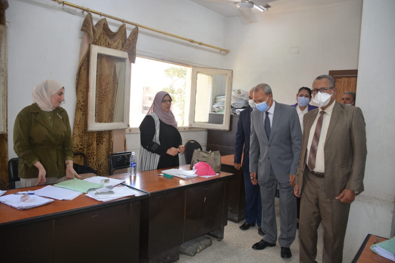 محافظ القليوبية يُقدم التهنئة للعاملين بديوان عام المحافظة بعيد الأضحى المبارك ********************************************* قدَّم اللواء/ عبد الحميد الهجان محافظ القليوبية، التهنئة لجميع العاملين بالديوان العام للمحافظة، بمناسبة عيد الأضحى المبارك، حيث قام المحافظ صباح اليوم بالمرور على كافة الإدارات والأقسام بديوان عام المحافظة، لتقديم التهنئة لكل العاملين بالإدارات والعمال بالديوان العام، داعياً المولى عز وجل أن يعيده علينا وعلى الأمة الإسلامية والعربية بالخير واليمن والبركات، وأن يُديم على مِصرنا الغالية نعمة الأمن والإستقرار والإزدهار. وأكد "المحافظ" على أهمية الترابط والتلاحم بين الشعب المصري خلف قيادته السياسية لإستكمال مسيرة التنمية التي تشهدها مصر في عهد فخامة الرئيس/ عبدالفتاح السيسي رئيس الجمهورية، داعياً الله أن يحمى مِصر وأبناءها من كل سوء. والتقى "محافظ القليوبية" بكافة العاملين بالديوان العام، موجهاً الشكر لجميع العاملين به، كما أشاد بجهودهم كلاً في مجال إختصاصه في العمل الإداري، فضلا عن إشادته بجهودهم في دعم خطط التنمية التي تشهدها المحافظة على كافة الأصعدة، مؤكدا على أهمية مواصلة بذل المزيد من المجهودات والتعاون المثمر لتحقيق أفضل مستوى من العمل الإداري خاصة في ظل ما تشهده المحافظة من تنمية غير مسبوقة في كافة المجالات .