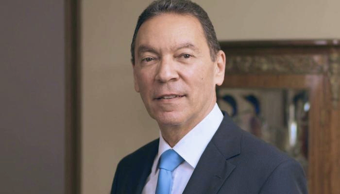 تنتشر كل فترة معلومات عن مواد تسبب السرطان والتي يجده البعض معلومات غريبة ومعلومة اليوم هي ان تخزين الخبز بالثلاجة يسبب السرطان عندما انتشرت تلك المعلومة تسائل الناس هل بالفعل هذه المعلومة صحيحة ام لا، خاصة ان الغالبية العظمي من الناس يقوموا بتخزين الخبز بالثلاجة اعتقادا منهم انهم بذلك يحافظون عليه من التعفن لاطول فترة ممكنه. لكننا نؤكد ان هذه المعلومه مضلله تماما، ولا اساس لها من الناحية العلمية. فالمأكولات عمتا توضع بالثلاجة لتمديد فترة صلاحياتها، فعندما نضع الخبز او اي مأكولات بالثلاجة نحن بذلك نقلل من نسبة تكاثر البكتريا وتتباطئ التفاعلات الكيميائية التي تسبب التعفن فكيف يسبب لنا السرطان هكذا. اتجه البعض إلي القول بأن الاكياس البلاستيك التي يوضع بها الخبز هو مايسبب لنا السرطان مدعيين انه يتحرر منه مادة الديكوسين المسبب للسرطان ولكن من المطمئن ان هذه المادة لا تتحرر من الأكياس البلاستيك الا اذا تعرضت تلك الاكياس للاحتراق او لعملية كيميائية. وجديرا بالذكر أن الدكتور هانى الناظر، استشاري الأمراض الجلدية، ورئيس المركز القومي للبحوث الأسبق، سبق أن علق علي تلك المعلومة قائلا "لا تصدقوا الشائعات المنتشرة على السوشيال ميديا هذه الأيام بخصوص حفظ الخبز في الثلاجات". وأضاف خلال تصريحاته علي حسابه الشخصي علي " الفيس بوك" أنه علميا وبمنتهي الوضوح تجميد الخبز وحفظه في الفريزر لا يسبب الاصابة بالسرطان، و أن حفظ الخبز في أكياس بلاستيك داخل الفريزر لا خطورة منه تماما ولا صحة لتسرب مادة الديوكسين من البلاستيك للخبز عند حفظه في الفريزر. وانت ماهي اغرب معلومة سمعتها علي السوشيال ميديا؟!