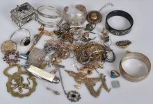 Photo of امرأة تعثر على خاتم Gold Viking مخبأ في “مجوهرات رخيصة” من مزاد على الإنترنت