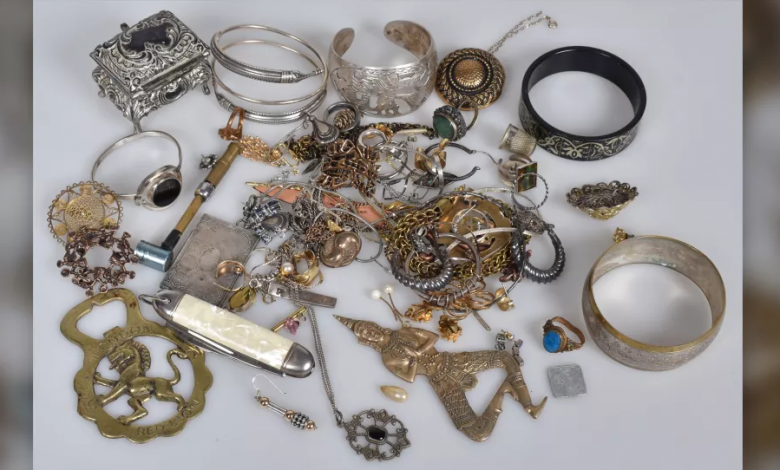 Photo of امرأة تعثر على خاتم Gold Viking مخبأ في “مجوهرات رخيصة” من مزاد على الإنترنت