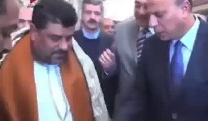انتشر خلال الساعات الماضية على صفحات المواقع الاجتماعية، مقطع فيديو لأحد القيادات الأمنية يضبط مواطنا متلبسا بحيازة مخدر الأفيون خلال عملية فحص روتينية بمحطة للقطار. ويظهر الفيديو مسؤولا أمنيا وهو يطلب من أحد الركاب إظهار تذكرة القطار، قبل أن يتفاجأ بقطعة من مخدر الأفيون داخل محفظته الشخصية، مما جعله يأمر باعتقاله والتحقيق معه. وجرى تداول هذا المقطع على نطاق واسع بين ناشطي المواقع الاجتماعية، وهو ما جعل وزارة الداخلية تدخل على الخط وتكشف حقيقته. وقالت الداخلية في بيان اليوم الأحد: "رصدت الأجهزة الأمنية تداول مقطع فيديو لأحد السادة مديري الأمن السابقين بإحدى محطات السكك الحديدية، والعثور على مواد مخدرة بحوزة أحد الأشخاص حال استعلامه منه عن تذكرة القطار". وأضافت الداخلية: "بالفحص تبين أن مقطع الفيديو المشار إليه، قديم ويرجع تاريخه لشهر يناير عام 2016". https://youtu.be/Lzg0r7Ws8x4