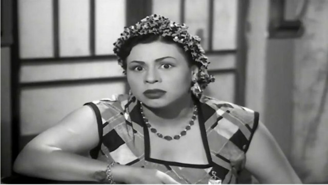 قدمت الفنانه وداد حمدي العديد من الأعمال الفنية خاصة السينمائية منها، حيث اشتهرت بتقديم أدوار الخادمة خفيفة الظل التي تتفاعل بشكل كوميدي مع أبطال العمل، وعلى الرغم من النجاح الكبير الذي قدمته بأدوارها إلا أن نهايتها كانت مأساوية، إذ قتلت غدرًا. البداية الفنية لوداد حمدي ولدت وداد حمدي 3 يوليو عام 1924 في مدينة كفر الشيخ، ولكنها انتقلت بعد ذلك وتربت في المحلة الكبرى بمحافظة الغربية حيث عمل والدها، بدأت حياتها الفنية من بوابة حبها للغناء، ولكنها فشلت في هذا المجال، لتتجه بعدها إلى المسرح، ثم إلى الأعمال درامية والسينمائية. وفي يوم 26 مارس توفيت وداد حمدي مقتولة على يد الريجيسير متى باسيليوس، الذي ذهب إلى منزلها حيث ظنت أنه يحتاجها في عمل فني جديد، وهذا ما أوهمها به قبل مجيئه، وبعدما دخل المنزل طلب منها الذهاب إلى الحمام، وعندما ذهبت لتجلب له منشفة، ذهب وراءها ووجه إليها سكينا لقتلها، ونجح بالفعل في طعنها 35 طعنة في الصدر والبطن حتى سقطت على الأرض جثة هامدة، وكان ذلك بهدف السرقة، ولكنه لم يجد سوى 250 جنيها في منزلها.
