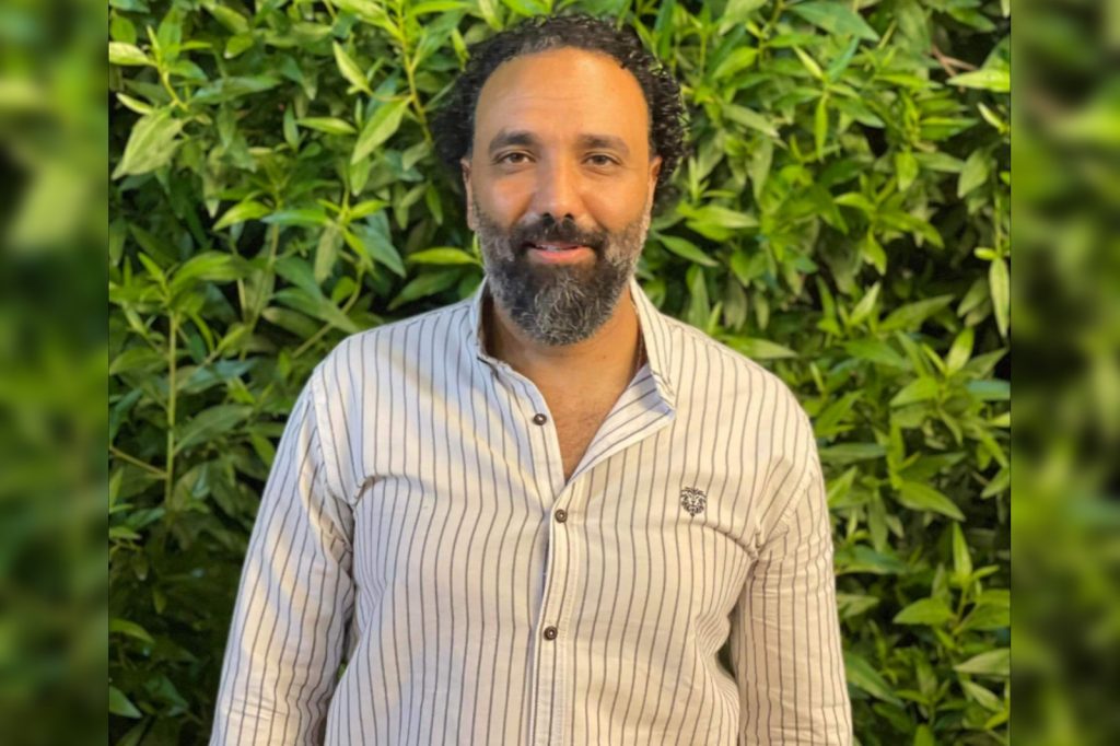 كتب: عمرو عبد العليم واحدة من أهم القضايا التي يعاني منها الوطن العربي ألا وهي مسؤوليات المرأة . وما دفعني للكتابة في هذا الموضوع هو أني رأيت منشور علي وسائل التواصل بعنوان (تحتل الست المصرية المركز الأول عالميا في .........) . ومما أثار دهشتي أن معظم التعليقات جاءت بلسان السيدات يفتخرون بمدي رجولة وجدعنه و تحمل المسؤولية للست، مما أثار الكثير من الأسئلة في ذهني، هل حقاً يجب أن تتميز المرأة بهذه الصفات؟، هل هذا طبيعي؟، ولو افترضنا أن هذا طبيعي فبماذا يجب أن يتميز الرجل ؟ بماذا يتم وصفه اذا وصفت المرأة بالرجولة والجدعة و تحمل المسؤولية! . رأيت أن اختلاط هذه المفاهيم أدي الي الكارثة الاجتماعية التي نواجهها جميعا الأن، فطبيعة عملي يعرض عليا الكثير من المشاكل ومحور هذه المشاكل هو اختلاط المفاهيم. فمسؤوليات المرأة أصبحت كثيرة وتداخلت أيضا في مسؤوليات الرجل فعليها الان، كمثال التعامل مع النجار ، السباك ، الميكانيكي ، المعلمين وأيضا المدربين، وعليها أن توفر جميع احتياجات أبنائها وزوجها فما بالك لو كانت تعمل ايضا، وفي نهاية اليوم تطالب أن تكون أنثي وفي كامل أناقتها لتلبي احتياجات زوجها، هل من المنطقي أن تترك المرأة لكل هذه المسؤوليات أن تتحملها وحدها وأن تكون مسؤولية الرجل هي الانفاق فقط . أنا لا أتجني علي الرجل أعلم جيدا كم العبء الواقع علي عاتقه، أعلم جيدا أن الظروف المعيشية والمادية أصبحت صعبة للغاية وأعلم أيضا أنك تثق في زوجتك ثقة عمياء للتعامل مع كل هؤلاء البشر وأنا أيضا علي يقين أن زوجتك أهل لهذه الثقة، ولكن عليك أن تعلم أنك تعرض حياتك الأسرية لخطر داهم سوف يطول الجميع وعواقب وخيمة والنتيجة لن تكون مرضية لأي طرف . أعلم تمام العلم أن كلامي في غاية الحساسية ولكني رجل مثلك وأتعرض لنفس هذه الضغوط، أؤكد لك أيها الزوج أن زوجتك التي لا تشتكي وتنعت نفسها بهذه الصفات وهي في غاية الفخر، انها تحترق من الداخل، هي تعلم جيدا انها غير قادرة علي التحمل ، تتعرض يوميا لمضايقات وحرب نفسية لا يعلمها الا هي ولكنها تأبي أن تعلمك بذلك لتجنب الوقوع في مشاكل وحتي لا تصبح هي نفسها عبئ عليك، عزيزي الرجل لا يغرك صمتها ! وأؤكد لك أيضا أنها تشتكي لأهلها أو أصدقائها المقربين وأحيانا تخرج الشكوى خارج هذا النطاق، هي حرفياً تعاني من حرب داخلية ويتوارد بذهنها أسئلة كثيرة، الي متي سوف اتحمل ذلك؟ ، الي متي سوف أصمد؟، هل أستطيع حقا أن أحافظ علي قيمي، و تربيتي أم سأنهار يوم ما . اقرأ كلامي أيها الزوج بصدر رحب وفكر في كلماتي للفهم وليس للرد فأنا لا انتقضك ولكني أوجهك لشيء قد يكون غائب عنك. أما انتي أيتها الملكة المتوجة فمن الظلم أن تصفي نفسك بصفات الرجولة والجدعة فلم تخلقي لذلك ابدا فانتي السكن، الراحة والهدوء. تكلمي اخرجي عن صمتك اوصفي احساسك كوني واضحة مع زوجك بكل ود وحب واحترام، يجب أن يعرف كل طرف حقوقه وواجباته و مسؤولياته . أعلم أن الوضع أصبح صعب تعديله بعد كل هذه السنوات ولكنه ليس مستحيلا، فبالود والرحمة والتفاهم نستطيع أن نضع البيت العربي علي المسار الصحيح. لابد من تغيير مفهوم المسؤوليات لدي الزوج والزوجة يجب توعية الشباب المقبل علي الزواج وفي النهاية شكرا لكل ملكة استطاعت أن تصمد أمام كل هذا الضغط .