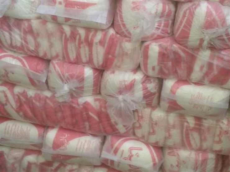 شنت مباحث التموين بمديرية أمن القليوبية، حملة مكبرة على الأسواق والشوادر والمصانع، لضبط حركة تداول السلع، والقضاء على كافة صور الغش والتدليس ومراقبة أسواق التصنيع، وخاصة السلع المقلدة من مواد مجهولة والتى تضر بالبيئة تنفيذا لتوجيهات اللواء نبيل سليم مدير امن القليوبية. وأسفرت الحملة بإشراف العميد أحمد عبد العليم رئيس مباحث التموين بالقليوبية، عن ضبط (28,300 طن "سكر تموينى مدعم"معاد تعبئتها بداخل عبوات وشكائر بقصد إعادة بيعها بإعتبارها سكر حر مستوليا على الدعم المقرر بهدف تحقيق أرباح غير مشروعة – 960 كيلو جرام "سكر تموينى" معبأ داخل عبوات زنة العبوة 1 كيلو جرام مخصص ربطاً على البطاقات التموينية ومحظور تداولها خارج منظومة الدعم تم تجميعها لإعادة تعبئتها داخل عبوات سكر حر بقصد الاستيلاء على الدعم المقرر لها – 10000 عبوة فارغة مدون عليها سكر تموينى عقب تفريغها بخط التعبئة – 2 ماكينة للتعبئة والتغليف)، بحوزة "مالك مصنع لتعبئة السلع الغذائية" بمحافظة القليوبية.