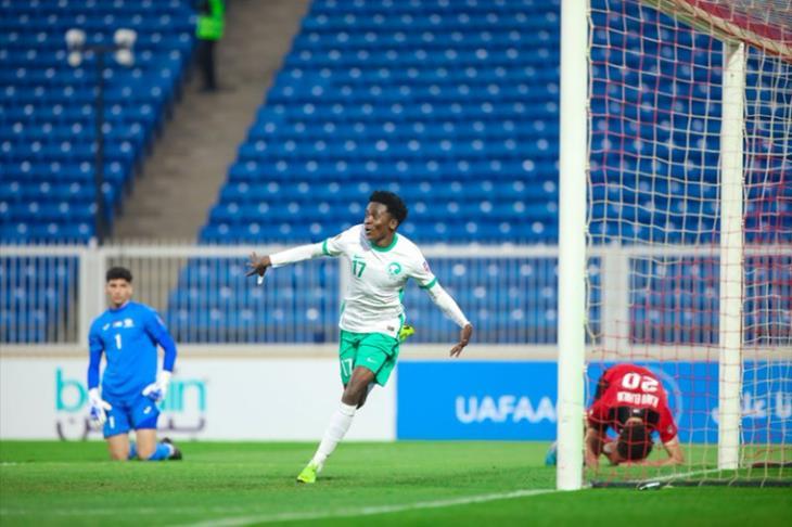 عد منتخب السعودية للشباب للمباراة النهائية في بطولة كأس العرب تحت 20 سنة، عقب فوزه الكبير 5 / صفر على منتخب فلسطين، اليوم الأربعاء، في الدور قبل النهائي للمسابقة، المقامة حاليا في المملكة العربية السعودية. وانتهى الشوط الأول بتقدم المنتخب السعودي بهدفين حملا توقيع محمد سليمان بكر وعبدالله هادي رديف في الدقيقة 36 و45 على الترتيب. وواصل المنتخب السعودي فرض هيمنته على مجريات الشوط الثاني، الذي شهد تسجيله 3 أهداف أخرى، حيث أضاف عبدالله هادي الهدف الثالث للمنتخب (الأخضر) وهدفه الشخصي الثاني في الدقيقة 65. وأضاف عبدالعزيز سعود العليوة وصالح أحمد الرحماني الهدفين الرابع والخامس في الدقيقتين 67 و87 على التوالي. وضرب منتخب السعودية موعدا في المباراة النهائية للبطولة مع الفائز من مباراة الدور قبل النهائي الأخرى، بين منتخبي مصر والجزائر، التي تجرى في وقت لاحق اليوم.