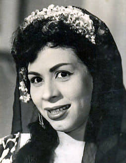 قدمت الفنانه وداد حمدي العديد من الأعمال الفنية خاصة السينمائية منها، حيث اشتهرت بتقديم أدوار الخادمة خفيفة الظل التي تتفاعل بشكل كوميدي مع أبطال العمل، وعلى الرغم من النجاح الكبير الذي قدمته بأدوارها إلا أن نهايتها كانت مأساوية، إذ قتلت غدرًا. البداية الفنية لوداد حمدي ولدت وداد حمدي 3 يوليو عام 1924 في مدينة كفر الشيخ، ولكنها انتقلت بعد ذلك وتربت في المحلة الكبرى بمحافظة الغربية حيث عمل والدها، بدأت حياتها الفنية من بوابة حبها للغناء، ولكنها فشلت في هذا المجال، لتتجه بعدها إلى المسرح، ثم إلى الأعمال درامية والسينمائية. وفي يوم 26 مارس توفيت وداد حمدي مقتولة على يد الريجيسير متى باسيليوس، الذي ذهب إلى منزلها حيث ظنت أنه يحتاجها في عمل فني جديد، وهذا ما أوهمها به قبل مجيئه، وبعدما دخل المنزل طلب منها الذهاب إلى الحمام، وعندما ذهبت لتجلب له منشفة، ذهب وراءها ووجه إليها سكينا لقتلها، ونجح بالفعل في طعنها 35 طعنة في الصدر والبطن حتى سقطت على الأرض جثة هامدة، وكان ذلك بهدف السرقة، ولكنه لم يجد سوى 250 جنيها في منزلها.