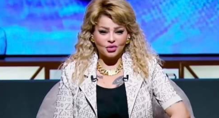 قررت هيئة المكتب بالمجلس الأعلى لتنظيم الإعلام وقف برنامج إيمي تاتو على قناة الشمس، بعد أن تلقى المجلس شكاوى كثيرة حول خرق البرنامج للأكواد الإعلامية، ومخالفة شروط الترخيص الصادر للقناة، وتحويل المسئول القانونى للتحقيق فى المخالفات المنسوبة للقناة. أثارت إيمي تاتو حالة من الجدل الواسع بعد إعلانها تقديم برنامج على إحدى القنوات الفضائية وهو الأمر الذي تسبب في هجوم شرس عليها. وشن رواد مواقع التواصل الاجتماعي هجومًا حادًّا بعد إذاعة برومو برنامج إيمي تاتو؛ لتضطر القناة لحذف البرومو بعد ذلك. تعد إيمي تاتو أخصائية تجميل بدأت في الظهور للإعلام منذ فترات قصيرة، تمتلك صالون تجميل شهير بعدة فروع بين القاهرة والإسكندرية. وقد استضافت من قبل الفنانة مها أحمد في برنامجها إيمي تاتو والذي تحدثت فيه عن التجميل. وكانت تعرضت إيمي تاتو إلى حالة من الجدل الواسع من قبل بسبب مقطع فيديو لها بعد قولها "الإيد الساندة أحسن من الإيد الساجدة»، إلا أنها دافعت عن نفسها، مؤكدة أنها لم تقصد تحريف الآيات القرآنية أو الأحاديث، خاصة أن الواقعة كانت خلال مساعدتها لسيدة مريضة لا يمكنها فك عقدات خصلات شعرها.