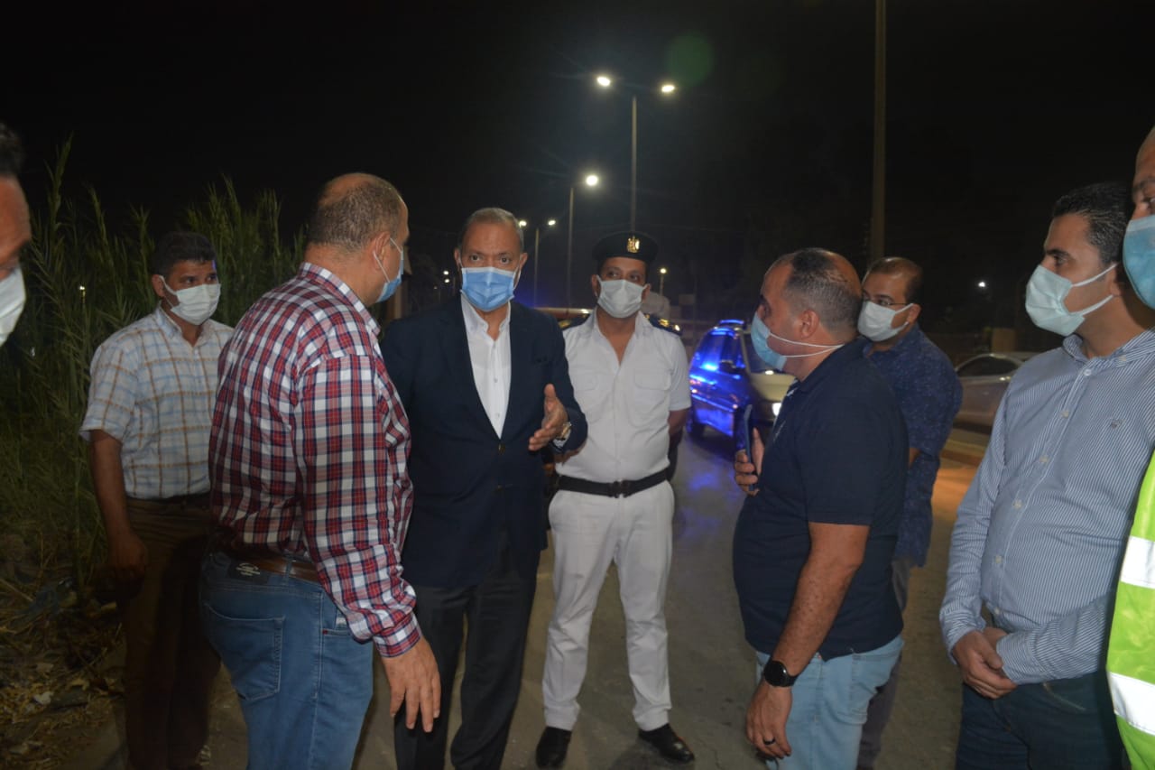 في اطار سعي الدولة لتحقيق التطوير الحضري لجميع المنشاءات والطرق و البنيه التحتيه بما يواكب متطلبات العصر وتقديم خدمة تليق بالمواطن. تفقد اللواء عبد الحميد الهجان محافظ القليوبية، بجولة استمرت لما بعد منتصف الليل، موقع الهبوط الارضي شرق الرياح التوفيقي باتجاه موقف بنها العمومي. على الفور وجه المحافظ إدارة المرور بوضع علامات تحذيرية بفرض كردون حول منطقة الهبوط حفاظا على حياة المارة فى الشارع كما وجه رئيس مجلس مدينه بنها ببدء ازاله الطبقه السطحيه للهبوط ووضع طبقه خرسانيه والبدء في اعمال الاصلاح والتدبيش فورا وذلك بالتنسيق مع مديريتي الطرق والري. أحداث الواقعة وجاء هذا في استجابة سريعة لما نشره المواطن وائل جمال علي مواقع التواصل الاجتماعي وبتدخل موقع نبض العالم والسيد يوسف مساء أمس، حيث قاما بالتواصل مع المسؤولين بمديرية الطرق والنقل بالقليوبية. وقالت المهندسة حنان جمال، أن هذا الطريق لا يتبع مهام المديرية بينما يتبع طرق مجلس مدينة بنها ، كونه ليس له أى اعتمادات مالية رسمية لدي المديرية. واكدت المهندسة حنان بأنها شكلت لجنه للوقوف على مدي خطورة الموقف كونها مديرية متخصصة فنية وهندسية، مؤكدة على أنها أخطرت رئيس مدينه بنها المهندس على عبدالستار بذلك ، وطلبت منه كافة الأعتمادات المالية لهذه المشكلة والعمل على حلها . وقال المهندس على عبدالستار رئيس مجلس مدينة بنها، "تلقينا الأخطار وتم النزول إلى مكان الواقعة والإطلاع على أسباب الهبوط تبين أنه متأثر من جرف مياه الرياح التوفيقي. وصرح المهندس علي عبد الستار بأنه تم إخطار مديرية الطرق بالقليوبية بأنها تقوم بإعداد ميزانية لهذه المشكلة فى أسرع وقت وأن الإعتماد المالي تم إيجاده ما بين ٧٠ إلى ١٠٠ الف جنية لإعادة الطريق إلى أصله من الأساس ، حيث وضح بأنه تم التنسيق مع الري والطرق لإعادة تدليس المنطقة بالرياح التوفيقي أولاً ثم كشط الطبقة الأسفلت وإصلاح الهبوط وإعادة الرصف وفقا للمعايير الفنية والهندسية،، وأكد بأنه أوكل عملية الإصلاح إلى مديرية الطرق كونها متخصصة فى ذلك الشأن . وأوضح رئيس مدينه بنها بأنه تم التنسيق وجاري الإسناد للمقاول الذي من المحتمل البدء في تنفيذ الإصلاح فى غضون يومين على الأكثر . جاءت الجولة بحضور المهندس على عبد الستار رئيس مدينة بنها واسلام رجب مدير التطوير الحضري والرائد مصطفي عطية مدير وحدة مرور بنها.