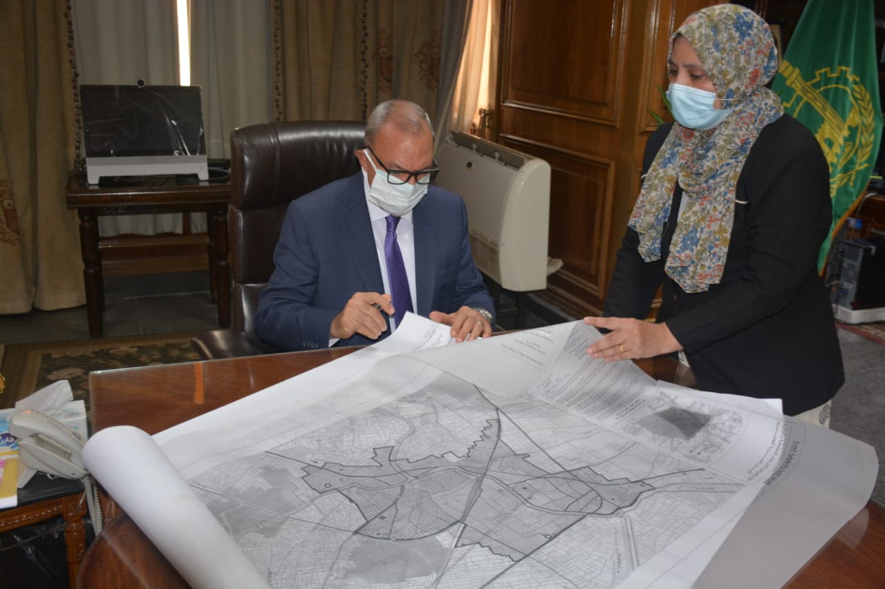 إعتمد عبد الحميد الهجان، محافظ القليوبية تعديل المخطط الاستراتيجي لمدينة شبين القناطر والذي تم إعداده بمعرفة المكتب الاستشاري من قبل الهيئة الهندسية للقوات المسلحة، وجاء الاعتماد بحضور المهندسة منال زين العابدين مدير إدارة التخطيط العمراني. حيث أكد المحافظ على أهمية هذه الخطوة الخاصة باعتماد المخطط الاستراتيجي للمدينة بهدف الحفاظ على الأراضي الزراعية من التعدي والحد من النمو العشوائي بمناطق الامتداد العمراني لتحسين الصورة الجمالية تماشياً مع التنمية الحضرية التي تشهدها المدينة، باعتبارها قطب تنموي جاذب للاستثمار والأنشطة، بالإضافة إلى تحسين جودة الحياة للمواطنين من خلال تقديم الخدمات العامة وتوفير المسكن الملائم و المشروعات التنموية المقترح تنفيذها. ومن الجدير بالذكر أن الهجان قد اعتمد المخطط التفصيلي لعدد ثمانية قرى تابعة لمراكز بنها وقليوب والقناطر الخيرية، وذلك كالآتي : قرية حلابة - كفر السبيل- الصباح- كوم أشفين- صنافير بمركز ومدينة قليوب وقريتي كفر عليم وبهادة بمركز ومدينة القناطر الخيرية وقريتي كفر الجزار وميت الحوفيين بمركز ومدينة بنها ، والذي تم إعداده بمعرفة المكتب الاستشاري من قبل الهيئة الهندسية للقوات المسلحة، ويأتي ذلك ضمن تفعيل بروتوكول التعاون الموقع بين الهيئة ووزارة التنمية المحلية ، والذي من المقرر أن يتم العمل به عقب صدور القرار التنفيذي من المحافظة في هذا المجال . وشدد المحافظ على ضرورة وأهمية الالتزام بالاشتراطات البنائية الجديدة ومنظومة التراخيص الجديدة ومراعاة التنمية الاجتماعية والاقتصادية والعمرانية للمواطنين والنظرة المستقبلية التي تتناسب مع احتياجات الأجيال القادمة ، وفي إطار خطة الدولة للتنمية المستدامة 2030 .