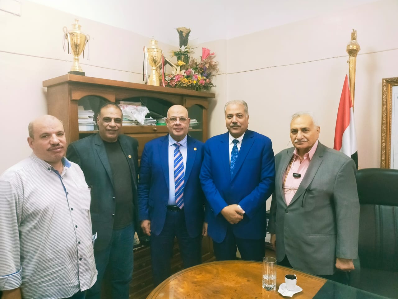 حماة الوطن بالقليوبية تتفق مع مديرية الصحة بالمحافظة على تفعيل التعاون فى مجال التدريب والقوافل الطبية والكشف المبكر عن الأورام تم الاتفاق بين قيادات حزب حماة الوطن بالقليوبية ومديرية الصحة بالقليوبية على تفعيل سبل التعاون فى مجال التدريب والقوافل الطبية والكشف المبكر عن الأورام وبنوك الدم وكيفية تطويرها . جاء ذلك خلال لقاء الدكتور خالد الخطيب وكيل وزارة الصحة بالقليوبية مع قيادات أنانة حزب حماة الوطن بالقليوبية بحضور الدكتور أحمد يوسف رزق أمين حزب حماة الوطن بالقليوبية واللواء عبدالعليم بركة أمين التنظيم والدكتور تامر عصر أمين الشئون الصحية بالقليوبية وعدد من أعضاء امانة الحزب بكفرشكر. ومن جانبه قال الدكتور أحمد يوسف رزق أمين حزب حماة الوطن بالقليوبية أن اللقاء مع الدكتور خالد الخطيب وكيل وزارة الصحة بالقليوبية يعتبر باكورة لقاءات متعددة ستعقدها أمانة الحزب بالمحافظة مع عدد من المسئولين والقيادات الحكومية بمحافظة القليوبية فى إطار سعى الحزب على تلبية احتياجات المواطن وحل مشاكله على أرض الواقع ..لافتا الى أن اللقاء مع وكيل وزارة الصحة بالقليوبية كان لقاء مثمرا للجميع خاصة أنه عقليه رائده تسعي لخدمة المواطن المصري ويجعله محل اهتمامه دائما. أشار أمين حزب حماة الوطن بالقليوبية الى أنه تم خلال اللقاء الاتفاق مع وكيل وزارة الصحة بالقليوبية على تفعيل سبل التعاون المشترك فى مجال التدريب والقوافل الطبية والكشف المبكر عن الأورام وبنوك الدم وكيفية تطويرها . لافتا الى أنه تم عرض عدة مجالات للتعاون المشترك بين الحزب و بين مديرية الصحة بالقليوبية واستغلال امكانيات الحزب للتكاتف مع وزارة الصحه من اجل مصلحة المواطن المصري أوضح الدكتور أحمد يوسف أن اللقاء شهد أيضا تعاون واضح من كلا الفريقين في كل مجالات النهوض بالخدمه الصحية بالمحافظة وايضا تقديم الحزب مبادرة جديدة لتدريب شباب الاطباء لرفع المستوي العلمي والمهاري لجميع الزملاء مقدمي الخدمه الصحية بالمحافظة لافتا الى أن اللقاء عكس مدى أهمية تضافر كل الجهود لخدمة مصرنا الحبيبة وتحقيق أمال وطموحات المواطن المصرى فى الجمهورية الجديدة.
