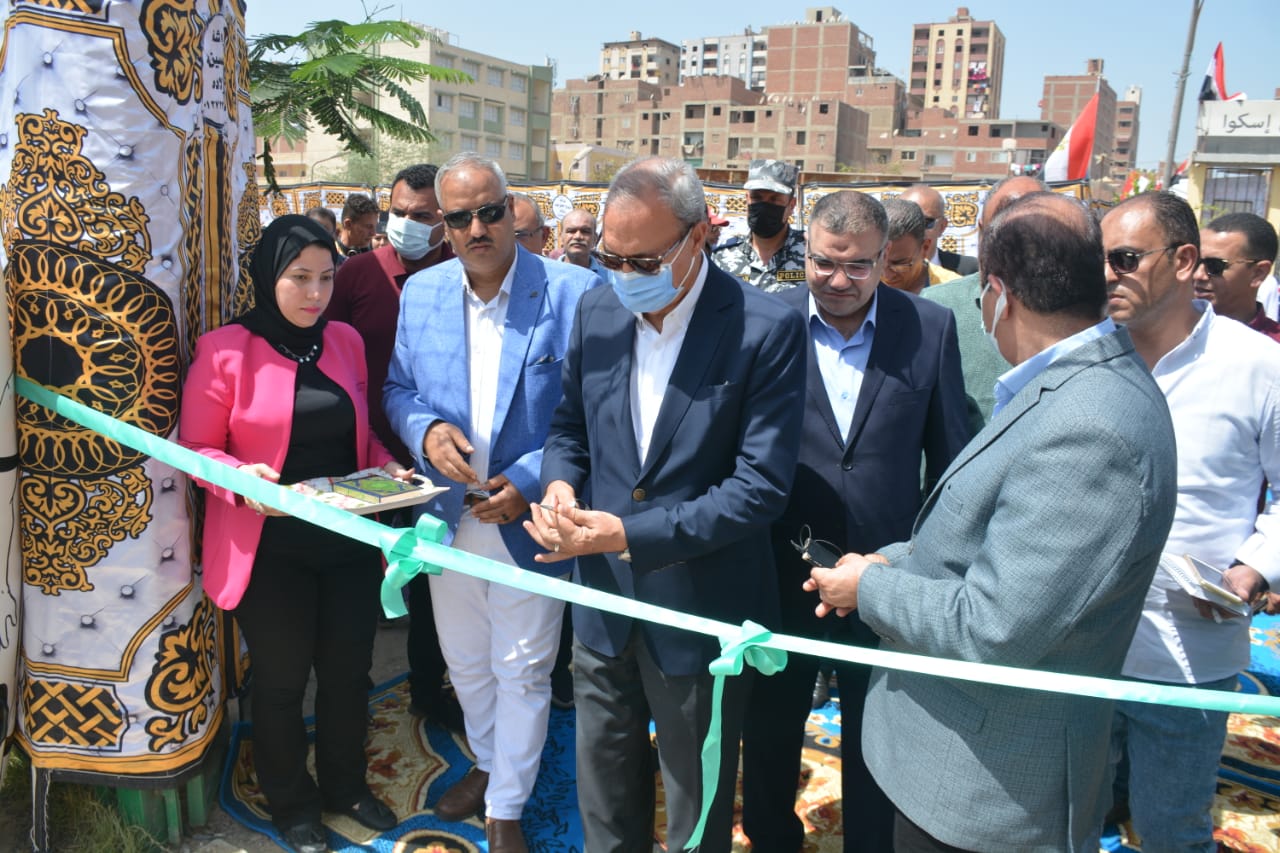 واصل عبد الحميد الهجان محافظ القليوبية، لليوم الثالث على التوالي افتتاح وتفقد عدد ٩ من المشروعات الخدمية والتنموية الجديدة بأحياء شرق وغرب شبرا الخيمة، بقطاعات الشباب والرياضة ، والأبنية التعليمية، والموارد المائية والري، والطب البيطري، والطرق والكباري، بتكلفة إجمالية ٢٤٠ مليون جنيه. ويأتي ذلك ضمن سلسلة الافتتاحات والتفقدات للمشروعات الخدمية والتنموية طبقاً للبرنامج الميداني المُعد لكل مركز ومدينة على مستوى المحافظة، احتفالات بالعيد القومي لمحافظة القليوبية خلال شهر أغسطس الحالي. وأوضح "الهجان" خلال تفقده للمشروعات أن مصر شهدت العديد من الإنجازات والمشروعات الكبرى خلال الفترة الماضية، وكان للقليوبية نصيب كبير منها، مُضيفاً أن المحافظة ستشهد خلال الإحتفال بعيدها القومي هذا العام، إفتتاح العديد من المشروعات التي تم تنفيذها خلال العام الماضي في كافة القطاعات الخدمية. وبدأ "المحافظ" بإفتتاح مشروع بقطاع الشباب والرياضة بحي شرق شبرا الخيمة ، حيث إفتتح إحلال وتجديد الملعب الخماسي الكائن بمركز شباب مساكن إسكو، والذي يقع على مساحة١٥٠٠ متر، بتكلفة ٧٠٠ ألف جنيه، ويستوعب مركز شباب إسكو أكثر من ٦٠ ألف نسمة، ويشمل ألعاب متعددة منها، كرة القدم، والكونج فو، والكاراتيه، والملاكمة، والعديد من الأنشطة الثقافية، والاجتماعية، والفنية، ونشاط الكشافة. كما افتتح "المحافظ" مركز التكامل الحسي لذوي الاحتياجات الخاصة داخل المركز، ويضم المركز تنميات حسية، حركية، سمعية، بصرية، كما يتبنى المركز العديد من الأنشطة المجتمعية، مثل مبادرة ١٠٠ مليون صحة، ومبادرة بلدنا أحلى ، وعلم ابنك الرسم . وفي قطاع الأبنية التعليمية توجه "الهجان" لوضع حجر الأساس لتوسعة مدرسة مسطرد الزراعية بحي شرق شبرا الخيمة ، وستكون التوسعة عبارة عن ٢٨ فصل ، ويتكون المبنى من (أرضي+٤أدوار)، وذلك لتخفيف تكدس الطلاب داخل الفصول، والعمل على تهيئة الجو المناسب لهم أثناء يومهم الدراسي، كما تفقد "المحافظ" مدرسة نجيب محفوظ المتميزه، بتكلفة ٦مليون جنيه. ثم افتتح "محافظ القليوبية" مدرسة بهتيم الثانوية الفنية للتمريض بالمركز الطبي المطور ببهتيم، بتكلفة ٦٠٠ ألف جنيه، ليتم البدء بالعمل بها في العام الدراسي المقبل، واشتملت التجهيزات توفير معدات ومعامل وعدد من الغرف، كما تفقد "المحافظ" مصنع إنتاج منتجات ألبان ومشتقاتها، كجانب عملي للطلاب لتفعيل منظومة التعليم المزدوج، وأثنى "المحافظ" على المنتجات التي يقوم المصنع بإنتاجها والتي من بينها (الجبن بجميع أنواعه، والزبدة الفلاحي، والحلويات الشرقية والمخبوزات)، وتنافس هذه المنتجات في السوق المصري وتُنتج بأعلى جودة، لتُساهم في تقليل عملية التصدير وتشجيع المنتج المحلي . كما تفقد "الهجان" أيضا حجرة التربية العسكرية بحضور العميد السيد عبد الصمد قائد المدرسة، وقام بتقديم شرح وافي عن أنشطة المدرسة العسكرية والتدريبات التي تتلقاها ، لتعليمهم الإنضباط والإنتماء وحب الوطن . وأشار " محافظ القليوبية" أن المحافظة نجحت خلال السنوات القليلة الماضية، في تحقيق إنجازات كبيرة في عملية بناء وإحلال وتجديد المدارس، وهو ما سيُساهم خلال السنوات المُقبلة في حل مشكلة الكثافة الطلابية في المدارس . واستكمل "المحافظ"جولته بتفقد أعمال تطوير المنطقة المحيطة بقصر محمد علي غرب شبرا الخيمة لتتناسب مع الطابع الأثري للقصر، بتكلفة ٨ مليون جنيه، واشتملت أعمال التطوير على إنشاء الأرصفة، وتجميل السور أمام معهد التعاون الزراعي، وأعمال الدهانات للمباني الحكومية والمدارس وواجهات المنازل المحيطة بالقصر، حتى تليق بالمنظر الجمالي العام المحيط بالقصر، تمهيداً لافتتاحه، كما اشتمل التطوير على إنشاء مرسى للمراكب لإستغلاله في الرحلات النيلية، ونقل الزائرين من القاهرة لزيارة القصر بعد إفتتاحه، وذلك في إطار حرص المحافظة على دفع الأعمال للانتهاء من المشروع لافتتاحه ليكون مقصداً سياحياً عالمياً على أرض المحافظة. وفي سياق متصل تفقد "محافظ القليوبية" أعمال تطوير كوبري عرابي بحي غرب شبرا الخيمة ، بتكلفة إجمالية ٤٠مليون جنيه، ضمن الخطة الاستثمارية للمحافظة، لتسيير الحركة المرورية بمدينة شبرا الخيمة ، وتجدر الإشارة إلى أنه تم إنشاؤه في عام ١٩٨٠م، ويُعد تطوير كوبري عرابي إنجاز حقيقي على أرض الواقع، لما يمثله من أهمية بكونه شرياناً رئيسياً لسكان شبرا الخيمة، والذي ينقل المواطنين من أعلى خطوط السكك الحديد ومترو الأنفاق وصولاً لطريق مصر إسكندرية الزراعي، واشتملت أعمال التطوير على، رفع كفاءته من إنارة حديثة، ووضع نيوجرسي منتصف الكوبري من الجهتين، بالإضافة إلى رفع كفاءة الأسوار من الجانبين وإنشاء أسوار جديدة (الهاندرل) بشكل حضاري وجمالي يتناسب مع حجم الأعمال والصيانة التي تتم بالكوبري، وأعمال الدهانات، وأعمال الرصف، وإصلاح وتغيير الفواصل الرئيسية المتهالكة بمنتصف الكوبري . وصرح "الهجان" بأنه تم الإنتهاء من أعمال تطوير كوبري عرابي بالكامل، تمهيداً لإفتتاحه في الأيام القليلة القادمة، وذلك ضمن حرص المحافظة على رفع كفاءة الطرق لتحسين الخدمات المقدمة للمواطنين، ولتحقيق تنمية شاملة ملموسة على أرض الواقع. وعلى صعيد آخر في قطاع الطب البيطري تفقد "المحافظ" أعمال تطوير ورفع كفاءة مجزر حي غرب شبرا الخيمة ، بتكلفة ٢٠ مليون جنيه، والذي يقع على مساحة 2850م، ويخدم أهالي مدينة شبرا الخيمة، ويستوعب أكثر من 100 رأس يومياً، ،ويتكون المجزر من 3 عنابر للذبيح، وثلاجة وخزان للمياه وخزان للصرف، وتم الإنتهاء من الأعمال الإنشائية، وجاري الإنتهاء من تنفيذ اللاند سكيب، والتي تأتي ضمن أعمال التطوير ورفع الكفاءة، وأكد "الهجان" أن الهدف من أعمال التطوير هو الحفاظ على صحة المواطن من خلال إنتاج لحوم صحية وآمنة لا تتسبب في نقل الأمراض وتوفير لحوم حمراء ذات جودة عالية. واختتم "محافظ القليوبية"جولته بقطاع الموارد المائية والري، حيث تفقد أعمال تأهيل وتطوير ترعة الشرقاوية وإحلال وتجديد كوبري منطي، بتكلفة ١٤٥مليون جنيه، ضمن أعمال الخطة الاستثمارية للمحافظة، وتفقد البدء فى أعمال الإحلال والتجديد للكوبري، بالإضافة إلى تدبيش جانبي الترعة بجوار الكوبري، وذلك فى إطار الإرتقاء بالخدمات المقدمة للمواطنين وتوفير سُبل الراحة لهم، بالإضافة إلى متابعة مشروع تغطية الترعة البولاقية، بتكلفة ١١ مليون جنيه، وذلك بطول 545 متر، وسيتم تغطية 330 متر من الخطة الاستثمارية للمحافظة بمبلغ ١١مليون جنيه، حيث سيتم تغطية مسافة 215 متر عن طريق منحة الوكالة الألمانية للتعاون الدولي giz، مع استغلال المكان في إنشاء حديقة ومنتزه للأطفال وأماكن للإنتظار والترفيه للإستفادة منه وتجميله . ومن الجدير بالذكر أن محافظة القليوبية قد شهدت تطويرا في ملف النظافة خلال الفترة الماضية حيث تم تشغيل المحطة الوسيطة بالقطاوي لخدمة مدينة شبرا الخيمة بتكلفة 25 مليون جنيه بطاقة استيعابية 2000 طن/يوم . - يتم متابعة أعمال النظافة ورفع الإشغالات بكافة أنحاء المحافظة وخاصة مدينة شبرا الخيمة والمحاور الرئيسية بها مثل (محور الفريق العصار ، شارع أحمد عرابي ، محور 135 وغيره) للعمل على رفع المخلفات بصفة مستمرة ، والحفاظ على نظافة الشوارع، والتأكيد على رفع تراكمات الأتربة من جانبي الطريق ، بالإضافة إلى إنشاء عدد 2 حديقة بمحور العصار وإعادة تركيب ودهان البلدورات . - قامت وزارة البيئة بدعم المحافظة بعدد 6 عربات 52 م3 وعدد 3 لودر مفصلي 3م3 لخدمة منظومة النظافة بمدن كفر شكر وطوخ و القناطر الخيرية وتم التسليم للمحافظة بحضور السيدة الدكتورة / وزيرة البيئة بتاريخ 3/6/2020 . - تم التنسيق مع وزارتي البيئة والتنمية المحلية لدعم المنظومة من خلال قرض ممول من البنك الدولي لغلق مدفن أبو زعبل و تشغيل مدفن العاشر من رمضان وتجهيز البنية الخاصة به و إعداد دراسة فنية بشأن تطوير منطقة العكرشة بقيمة حوالي 108 مليون دولار - تم التنسيق مع بنك فيصل الإسلامي لدعم المحافظة وتم بالفعل دعم المحافظة بعدد 2 سيارة نقل مخلفات سعة 50 طن بتكلفة قدرها 7 مليون جنيه مساهمة من البنك . - تم رفع كفاءة وتجميل المنطقة المحيطة ومدخل المنطقة الإستثمارية بعزبة نجيب بمدينة بنها - دعم منظومة النظافة من خلال تجربة صناديق للقمامة وتعتبر هذه المنظومة حديثة من نوعها حيث تم توريد صندوق صديق للبيئة ذو غطاء محكم لا يتم فتحه إلا عبر سيارات المكبس لمنع النباشين من العبث فيه، وقد تقرر تجهيز 4 سيارات مكبس لرفع القمامة من الصناديق ، وتم التوجيه بتعميم التجربة على جميع المراكز والمدن والأحياء اعتبارا من الخطة الاستثمارية القادمة، وذلك ضمن خطة المحافظة لدعم ملف النظافة والتجميل . - قامت المحافظة بإتخاذ الإجراءت حيال شراء قطعة أرض أملاك خاصة بمساحة 9.6 فدان بقرية مرصفا مركز بنها لإنشاء مصنع تدوير أو محطة وسيطة عليها وجاري إستكمال الإجراءات مع وزارة البيئة والبنك الدولي لإنشاء مصنع تدوير لخدمة مركز ومدينة بنها والمراكز المجاورة ، بالإضافة إلى أنه جاري تأهيل الموقع من خلال الخطة الإستثمارية للعام المالي الحالي بالتنسيق مع الجهات المختصة - تم شراء من وزارة الأوقاف قطعة أرض بمساحة حوالي 4.5 فدان بالقناطر الخيرية لإقامة محطة وسيطة أيضاً خلال العام المالي الحالي، وتم إدراج مبلغ 20 مليون جنيه بالخطة الإستثمارية للعام المالي 2022/2023 - تم الاتفاق مع البنك الدولي على تمويل وانشاء المحطة الوسيطة بالخانكة على مساحة تقارب 3.5 فدان: - دعم منظومة النظافة بمعدات جديدة تشمل 5 لودر زاحف حمولة 2 متر بتكلفة إجمالية 10 مليون جنيه لمدن بنها وشبين القناطر والقناطر الخيرية من الخطة الاستثمارية للمحافظة ، وذلك للمساهمة في الارتقاء بمنظومة النظافة وتحسين مستوى الخدمة المقدمة للمواطنين . جاءت الافتتاحات بحضور السادة أعضاء مجلس النواب والشيوخ، واللواء أحمد مرزوق رئيس مركز ومدينة شبرا الخيمة ، واللواء خالد فوزي رئيس حي شرق شبرا الخيمة ، واللواء ماهر هاشم رئيس حي غرب شبرا الخيمة ، والعميد وليد سمير سلام نائب المستشار العسكري بالمحافظة والدكتور محمود الصبروط وكيل وزارة الشباب والرياضة بالقليوبية، والمهندسة هاله شندي مدير عام هيئة الأبنية التعليميه، والدكتورة أمل العسيلي وكيل وزارة الطب البيطري بالقليوبية والأستاذ إسلام رجب مدير وحدة التطوير الحضري .