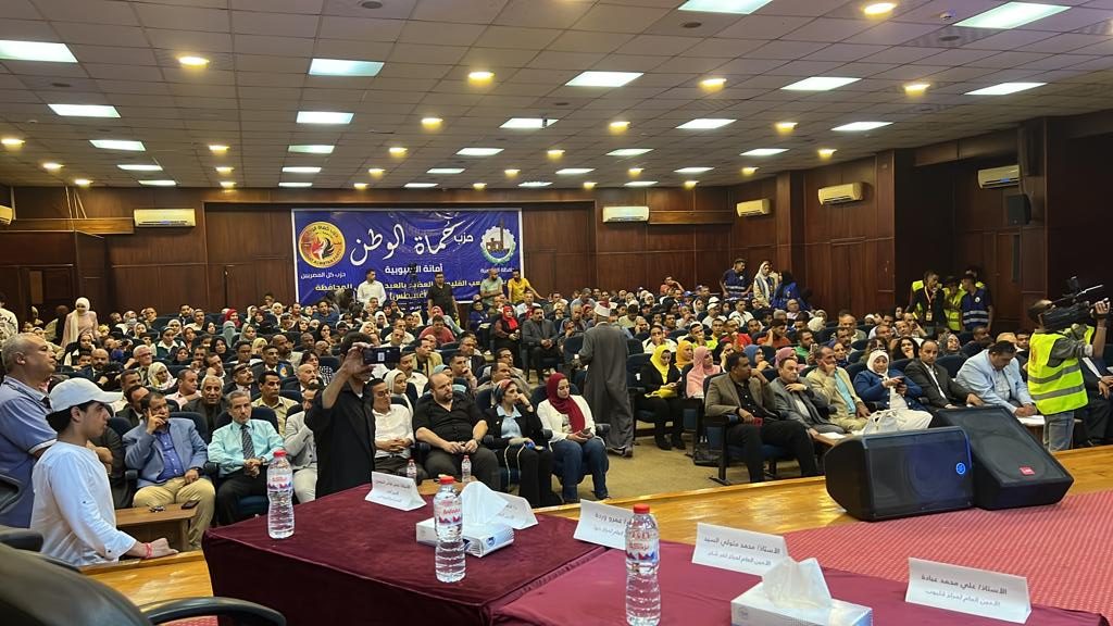 حماة الوطن يحتفل بالعيد القومى للقليوبية بمسيرة حاشدة تجوب شوارع العاصمة وافتتاح المقر الجديد للحزب أحمد يوسف :الحزب سيظل ساعدا قويا وظهيرا وطنيا للدولة فى بناء مصر الحديثة من أرض القليوبية نجدد العهد بالوقوف خلف القيادة السياسية لاستكمال مسيرة التنمية ورسالتنا للعالم ..مصر ستظل بلد الأمن والأمان والاستقرار أقام حزب حماة الوطن بالقليوبية احتفالا كبيرا بمناسبة العيد القومى للمحافظة الذى يوافق 30 أغسطس من كل عام وهو التاريخ الذى تم فيه افتتاح القناطر الخيرية عام 1868 م بمسيرة حاشدة بمدينة بنها عاصمة القليوبية ..كما قامت أمانة الحزب بالقليوبية بقيادة الدكتورأحمد يوسف رزق أمين المحافظة بافتتاح المقر الجديد للحزب بميدان المحطة ببنها. بدأت الاحتفالية من أمام مقر الحزب بميدان المحطة ببنها بعزف السلام الجمهورى والموسيقى العسكرية ثم شهدت الاحتفالية فقرات فنية بالمزمار والطبل البلدى مرورا بمسيرة حاشدة بشارع سعد زغلول من عدد كبير من أعضاء الحزب بالقليوبية حتى مكان الاحتفالية بمسرح الشبان المسلمين ببنها.. شهد الاحتفالية قيادات الحزب بالقليوبية وجميع الأمانات الفرعية وعدد كبير من أعضاء الحزب بمراكز ومدن القليوبية ومنهم اللواء عبدالعليم بركة أمين التنظيم و وائل منير أمين شئون العضوية واللواء ماهر طاهر أمين المراسم والدكتور مصطفى رزق أمين التواصل الجماهيرى وطاهر القطان أمين الاعلام وأحمد نجيب أمين الشباب والمهندس محمد خليل أمين المهنيين والمهندسة دينا النجار أمينة المرأة.. وتأتى مشاركة الحزب فى الاحتفال بالعيد القومى للمحافظة حرصا منه على المشاركة فى العديد من الأنشطة المتنوعة فى إطار الدور المجتمعى القوى للحزب داخل الشارع القليوبى تحت إشراف الدكتورأحمد يوسف رزق أمين المحافظة ومتابعة اللواء عبدالعليم بركة أمين التنظيم. يأتي هذا فى إطار توجيهات وتعليمات الفريق جلال الهريدي رئيس حزب حماة الوطن و متابعة كلا من النائب اللواء أحمد العوضي، النائب الأول لرئيس الحزب، ورئيس لجنة الدفاع والأمن القومي بمجلس النواب و اللواء طارق نصير أمين عام الحزب ووكيل أول لجنة الدفاع والأمن القومي بمجلس الشيوخ والدكتور احمد العطيفي أمين التنظيم المركزي وقال الدكتور أحمد يوسف أمين الحزب بالقليوبية خلال كلمته فى الاحتفال أن حرص الحزب على مشاركة قيادات الاجهزة التنفيذية و الامنية بالمحافظة فى احتفالات العيد القومي للمحافظة يؤكد أن الحزب سيظل ساعدا قويا وظهيرا وطنيا للدولة فى بناء مصر الحديثة واستكمال مشوار التنمية الذى بدأته القيادة السياسية خلال السنوات الماضية . وأضاف أن هذا الاحتفال يمثل تحفيز واستنهاض للهمم فى قلب ووجدان المواطن القليوبى لمواصلة طريق الكفاح والعمل والجد لتحقيق الرخاء لوطننا ضمن جهود القيادة السياسية والدولة بجميع أجهزتها الحكومية.. مؤكدا على أهمية تضافر كل الجهود لخدمة مصرنا الحبيبة وتحقيق أمال وطموحات المواطن المصرى فى الجمهورية الجديدة. وأكد الدكتور أحمد يوسف أن لكل وطن حاضر ومستقبل ونحن حماة الوطن حاضره ومستقبله وقد أثبتنا للجميع أننا حزب لكل المصريين..مشيرا الى أننا نجدد العهد بالوقوف خلف القيادة السياسية لاستكمال مسيرة التنمية ومن أرض القليوبية نوجه رسالة لكل العالم أن مصر ستظل بلد الأمن والأمان والاستقرار ..مشيرا الى أننا أثبتنا أننا قادرين على حل مشاكلنا بالتعاون مع كل الأجهزة الحكومية وخدمة المواطن البسيط فى جميع انحاء المحافظة خاصة فى القرى والنجوع وجدد أمين حزب حماة الوطن بالقليوبية تأكيده بأن جميع الوحدات الحزبية بالمحافظة استعدت تماما وجاهزة للاستحقاقات الانتخابية المقبلة حرصا منها على أهمية المشاركة السياسية فى هذه الانتخابات لما تمثله من أهمية كبيرة للمواطن المصرى فى اختيار أفضل من يمثله . مشيرا الى أن الفترة القادمة ستشهد تدشين وحدات حزبية جديدة ومقرات فى جميع مراكز ومدن المحافظة للتلاحم بين المواطنين وحل جميع مشكلاتهم. وطالب يوسف أمناء الوحدات الحزب بالمحافظة بضرورة تجهيز واعداد كشوف الإنتخابات لجميع الموطنين بالمحافظة كل فى دائرته حتى نكون جاهزين تماما لاى استحقاق انتخابى ...مشيرا الى ضرورة التدريب الميدانى على الحشد وكيفية ادارة يوم الانتخابات سواء انتخابات المحليات والنواب والشيوخ. ومن جانبهم تعهد أمناء الحزب بالمراكز والمدن بالقليوبية على تكثيف العمل خلال الفترة القادمة والتلاحم مع الجماهير والمساهمة فى حل مشاكلهم على ارض الواقع للتأكيد أن حزب حماة الوطن هو حزب كل المصريين ..لافتين الى أن الفترة القادمة ستشهد افتتاح مقرات للوحدات الحزبية بجميع مراكز ومدن وقرى المحافظة وإقامة معارض للسلع الغذائية فى اطار الحرص على المساهمة فى تخفيف أعباء بعض الاسر التى تستحق الرعاية وكذلك المساهمة فى المبادرات المجتمعية التى يرعاها الرئيس وخاصة مبادرة حياة كريمة وتحسين مستوى معيشة المواطن المصرى فى الجمهورية الجديدة. وردد الجميع فى ختام الاحتفال تحيا مصر ..تحيا مصر ..تحيا مصر..