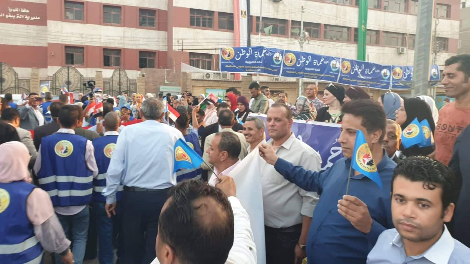 حماة الوطن يحتفل بالعيد القومى للقليوبية بمسيرة حاشدة تجوب شوارع العاصمة وافتتاح المقر الجديد للحزب أحمد يوسف :الحزب سيظل ساعدا قويا وظهيرا وطنيا للدولة فى بناء مصر الحديثة من أرض القليوبية نجدد العهد بالوقوف خلف القيادة السياسية لاستكمال مسيرة التنمية ورسالتنا للعالم ..مصر ستظل بلد الأمن والأمان والاستقرار أقام حزب حماة الوطن بالقليوبية احتفالا كبيرا بمناسبة العيد القومى للمحافظة الذى يوافق 30 أغسطس من كل عام وهو التاريخ الذى تم فيه افتتاح القناطر الخيرية عام 1868 م بمسيرة حاشدة بمدينة بنها عاصمة القليوبية ..كما قامت أمانة الحزب بالقليوبية بقيادة الدكتورأحمد يوسف رزق أمين المحافظة بافتتاح المقر الجديد للحزب بميدان المحطة ببنها. بدأت الاحتفالية من أمام مقر الحزب بميدان المحطة ببنها بعزف السلام الجمهورى والموسيقى العسكرية ثم شهدت الاحتفالية فقرات فنية بالمزمار والطبل البلدى مرورا بمسيرة حاشدة بشارع سعد زغلول من عدد كبير من أعضاء الحزب بالقليوبية حتى مكان الاحتفالية بمسرح الشبان المسلمين ببنها.. شهد الاحتفالية قيادات الحزب بالقليوبية وجميع الأمانات الفرعية وعدد كبير من أعضاء الحزب بمراكز ومدن القليوبية ومنهم اللواء عبدالعليم بركة أمين التنظيم و وائل منير أمين شئون العضوية واللواء ماهر طاهر أمين المراسم والدكتور مصطفى رزق أمين التواصل الجماهيرى وطاهر القطان أمين الاعلام وأحمد نجيب أمين الشباب والمهندس محمد خليل أمين المهنيين والمهندسة دينا النجار أمينة المرأة.. وتأتى مشاركة الحزب فى الاحتفال بالعيد القومى للمحافظة حرصا منه على المشاركة فى العديد من الأنشطة المتنوعة فى إطار الدور المجتمعى القوى للحزب داخل الشارع القليوبى تحت إشراف الدكتورأحمد يوسف رزق أمين المحافظة ومتابعة اللواء عبدالعليم بركة أمين التنظيم. يأتي هذا فى إطار توجيهات وتعليمات الفريق جلال الهريدي رئيس حزب حماة الوطن و متابعة كلا من النائب اللواء أحمد العوضي، النائب الأول لرئيس الحزب، ورئيس لجنة الدفاع والأمن القومي بمجلس النواب و اللواء طارق نصير أمين عام الحزب ووكيل أول لجنة الدفاع والأمن القومي بمجلس الشيوخ والدكتور احمد العطيفي أمين التنظيم المركزي وقال الدكتور أحمد يوسف أمين الحزب بالقليوبية خلال كلمته فى الاحتفال أن حرص الحزب على مشاركة قيادات الاجهزة التنفيذية و الامنية بالمحافظة فى احتفالات العيد القومي للمحافظة يؤكد أن الحزب سيظل ساعدا قويا وظهيرا وطنيا للدولة فى بناء مصر الحديثة واستكمال مشوار التنمية الذى بدأته القيادة السياسية خلال السنوات الماضية . وأضاف أن هذا الاحتفال يمثل تحفيز واستنهاض للهمم فى قلب ووجدان المواطن القليوبى لمواصلة طريق الكفاح والعمل والجد لتحقيق الرخاء لوطننا ضمن جهود القيادة السياسية والدولة بجميع أجهزتها الحكومية.. مؤكدا على أهمية تضافر كل الجهود لخدمة مصرنا الحبيبة وتحقيق أمال وطموحات المواطن المصرى فى الجمهورية الجديدة. وأكد الدكتور أحمد يوسف أن لكل وطن حاضر ومستقبل ونحن حماة الوطن حاضره ومستقبله وقد أثبتنا للجميع أننا حزب لكل المصريين..مشيرا الى أننا نجدد العهد بالوقوف خلف القيادة السياسية لاستكمال مسيرة التنمية ومن أرض القليوبية نوجه رسالة لكل العالم أن مصر ستظل بلد الأمن والأمان والاستقرار ..مشيرا الى أننا أثبتنا أننا قادرين على حل مشاكلنا بالتعاون مع كل الأجهزة الحكومية وخدمة المواطن البسيط فى جميع انحاء المحافظة خاصة فى القرى والنجوع وجدد أمين حزب حماة الوطن بالقليوبية تأكيده بأن جميع الوحدات الحزبية بالمحافظة استعدت تماما وجاهزة للاستحقاقات الانتخابية المقبلة حرصا منها على أهمية المشاركة السياسية فى هذه الانتخابات لما تمثله من أهمية كبيرة للمواطن المصرى فى اختيار أفضل من يمثله . مشيرا الى أن الفترة القادمة ستشهد تدشين وحدات حزبية جديدة ومقرات فى جميع مراكز ومدن المحافظة للتلاحم بين المواطنين وحل جميع مشكلاتهم. وطالب يوسف أمناء الوحدات الحزب بالمحافظة بضرورة تجهيز واعداد كشوف الإنتخابات لجميع الموطنين بالمحافظة كل فى دائرته حتى نكون جاهزين تماما لاى استحقاق انتخابى ...مشيرا الى ضرورة التدريب الميدانى على الحشد وكيفية ادارة يوم الانتخابات سواء انتخابات المحليات والنواب والشيوخ. ومن جانبهم تعهد أمناء الحزب بالمراكز والمدن بالقليوبية على تكثيف العمل خلال الفترة القادمة والتلاحم مع الجماهير والمساهمة فى حل مشاكلهم على ارض الواقع للتأكيد أن حزب حماة الوطن هو حزب كل المصريين ..لافتين الى أن الفترة القادمة ستشهد افتتاح مقرات للوحدات الحزبية بجميع مراكز ومدن وقرى المحافظة وإقامة معارض للسلع الغذائية فى اطار الحرص على المساهمة فى تخفيف أعباء بعض الاسر التى تستحق الرعاية وكذلك المساهمة فى المبادرات المجتمعية التى يرعاها الرئيس وخاصة مبادرة حياة كريمة وتحسين مستوى معيشة المواطن المصرى فى الجمهورية الجديدة. وردد الجميع فى ختام الاحتفال تحيا مصر ..تحيا مصر ..تحيا مصر..