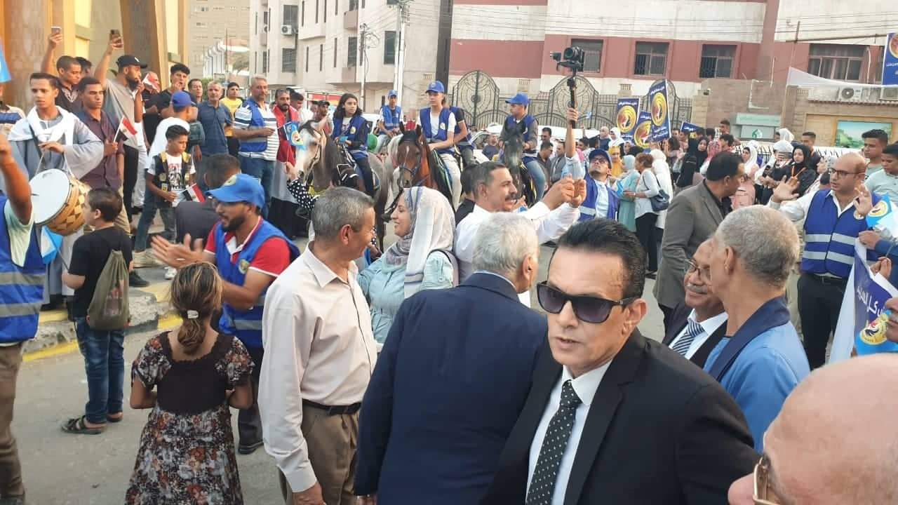 حماة الوطن يحتفل بالعيد القومى للقليوبية بمسيرة حاشدة تجوب شوارع العاصمة وافتتاح المقر الجديد للحزب أحمد يوسف :الحزب سيظل ساعدا قويا وظهيرا وطنيا للدولة فى بناء مصر الحديثة من أرض القليوبية نجدد العهد بالوقوف خلف القيادة السياسية لاستكمال مسيرة التنمية ورسالتنا للعالم ..مصر ستظل بلد الأمن والأمان والاستقرار أقام حزب حماة الوطن بالقليوبية احتفالا كبيرا بمناسبة العيد القومى للمحافظة الذى يوافق 30 أغسطس من كل عام وهو التاريخ الذى تم فيه افتتاح القناطر الخيرية عام 1868 م بمسيرة حاشدة بمدينة بنها عاصمة القليوبية ..كما قامت أمانة الحزب بالقليوبية بقيادة الدكتورأحمد يوسف رزق أمين المحافظة بافتتاح المقر الجديد للحزب بميدان المحطة ببنها. بدأت الاحتفالية من أمام مقر الحزب بميدان المحطة ببنها بعزف السلام الجمهورى والموسيقى العسكرية ثم شهدت الاحتفالية فقرات فنية بالمزمار والطبل البلدى مرورا بمسيرة حاشدة بشارع سعد زغلول من عدد كبير من أعضاء الحزب بالقليوبية حتى مكان الاحتفالية بمسرح الشبان المسلمين ببنها.. شهد الاحتفالية قيادات الحزب بالقليوبية وجميع الأمانات الفرعية وعدد كبير من أعضاء الحزب بمراكز ومدن القليوبية ومنهم اللواء عبدالعليم بركة أمين التنظيم و وائل منير أمين شئون العضوية واللواء ماهر طاهر أمين المراسم والدكتور مصطفى رزق أمين التواصل الجماهيرى وطاهر القطان أمين الاعلام وأحمد نجيب أمين الشباب والمهندس محمد خليل أمين المهنيين والمهندسة دينا النجار أمينة المرأة.. وتأتى مشاركة الحزب فى الاحتفال بالعيد القومى للمحافظة حرصا منه على المشاركة فى العديد من الأنشطة المتنوعة فى إطار الدور المجتمعى القوى للحزب داخل الشارع القليوبى تحت إشراف الدكتورأحمد يوسف رزق أمين المحافظة ومتابعة اللواء عبدالعليم بركة أمين التنظيم. يأتي هذا فى إطار توجيهات وتعليمات الفريق جلال الهريدي رئيس حزب حماة الوطن و متابعة كلا من النائب اللواء أحمد العوضي، النائب الأول لرئيس الحزب، ورئيس لجنة الدفاع والأمن القومي بمجلس النواب و اللواء طارق نصير أمين عام الحزب ووكيل أول لجنة الدفاع والأمن القومي بمجلس الشيوخ والدكتور احمد العطيفي أمين التنظيم المركزي وقال الدكتور أحمد يوسف أمين الحزب بالقليوبية خلال كلمته فى الاحتفال أن حرص الحزب على مشاركة قيادات الاجهزة التنفيذية و الامنية بالمحافظة فى احتفالات العيد القومي للمحافظة يؤكد أن الحزب سيظل ساعدا قويا وظهيرا وطنيا للدولة فى بناء مصر الحديثة واستكمال مشوار التنمية الذى بدأته القيادة السياسية خلال السنوات الماضية . وأضاف أن هذا الاحتفال يمثل تحفيز واستنهاض للهمم فى قلب ووجدان المواطن القليوبى لمواصلة طريق الكفاح والعمل والجد لتحقيق الرخاء لوطننا ضمن جهود القيادة السياسية والدولة بجميع أجهزتها الحكومية.. مؤكدا على أهمية تضافر كل الجهود لخدمة مصرنا الحبيبة وتحقيق أمال وطموحات المواطن المصرى فى الجمهورية الجديدة. وأكد الدكتور أحمد يوسف أن لكل وطن حاضر ومستقبل ونحن حماة الوطن حاضره ومستقبله وقد أثبتنا للجميع أننا حزب لكل المصريين..مشيرا الى أننا نجدد العهد بالوقوف خلف القيادة السياسية لاستكمال مسيرة التنمية ومن أرض القليوبية نوجه رسالة لكل العالم أن مصر ستظل بلد الأمن والأمان والاستقرار ..مشيرا الى أننا أثبتنا أننا قادرين على حل مشاكلنا بالتعاون مع كل الأجهزة الحكومية وخدمة المواطن البسيط فى جميع انحاء المحافظة خاصة فى القرى والنجوع وجدد أمين حزب حماة الوطن بالقليوبية تأكيده بأن جميع الوحدات الحزبية بالمحافظة استعدت تماما وجاهزة للاستحقاقات الانتخابية المقبلة حرصا منها على أهمية المشاركة السياسية فى هذه الانتخابات لما تمثله من أهمية كبيرة للمواطن المصرى فى اختيار أفضل من يمثله . مشيرا الى أن الفترة القادمة ستشهد تدشين وحدات حزبية جديدة ومقرات فى جميع مراكز ومدن المحافظة للتلاحم بين المواطنين وحل جميع مشكلاتهم. وطالب يوسف أمناء الوحدات الحزب بالمحافظة بضرورة تجهيز واعداد كشوف الإنتخابات لجميع الموطنين بالمحافظة كل فى دائرته حتى نكون جاهزين تماما لاى استحقاق انتخابى ...مشيرا الى ضرورة التدريب الميدانى على الحشد وكيفية ادارة يوم الانتخابات سواء انتخابات المحليات والنواب والشيوخ. ومن جانبهم تعهد أمناء الحزب بالمراكز والمدن بالقليوبية على تكثيف العمل خلال الفترة القادمة والتلاحم مع الجماهير والمساهمة فى حل مشاكلهم على ارض الواقع للتأكيد أن حزب حماة الوطن هو حزب كل المصريين ..لافتين الى أن الفترة القادمة ستشهد افتتاح مقرات للوحدات الحزبية بجميع مراكز ومدن وقرى المحافظة وإقامة معارض للسلع الغذائية فى اطار الحرص على المساهمة فى تخفيف أعباء بعض الاسر التى تستحق الرعاية وكذلك المساهمة فى المبادرات المجتمعية التى يرعاها الرئيس وخاصة مبادرة حياة كريمة وتحسين مستوى معيشة المواطن المصرى فى الجمهورية الجديدة. وردد الجميع فى ختام الاحتفال تحيا مصر ..تحيا مصر ..تحيا مصر..