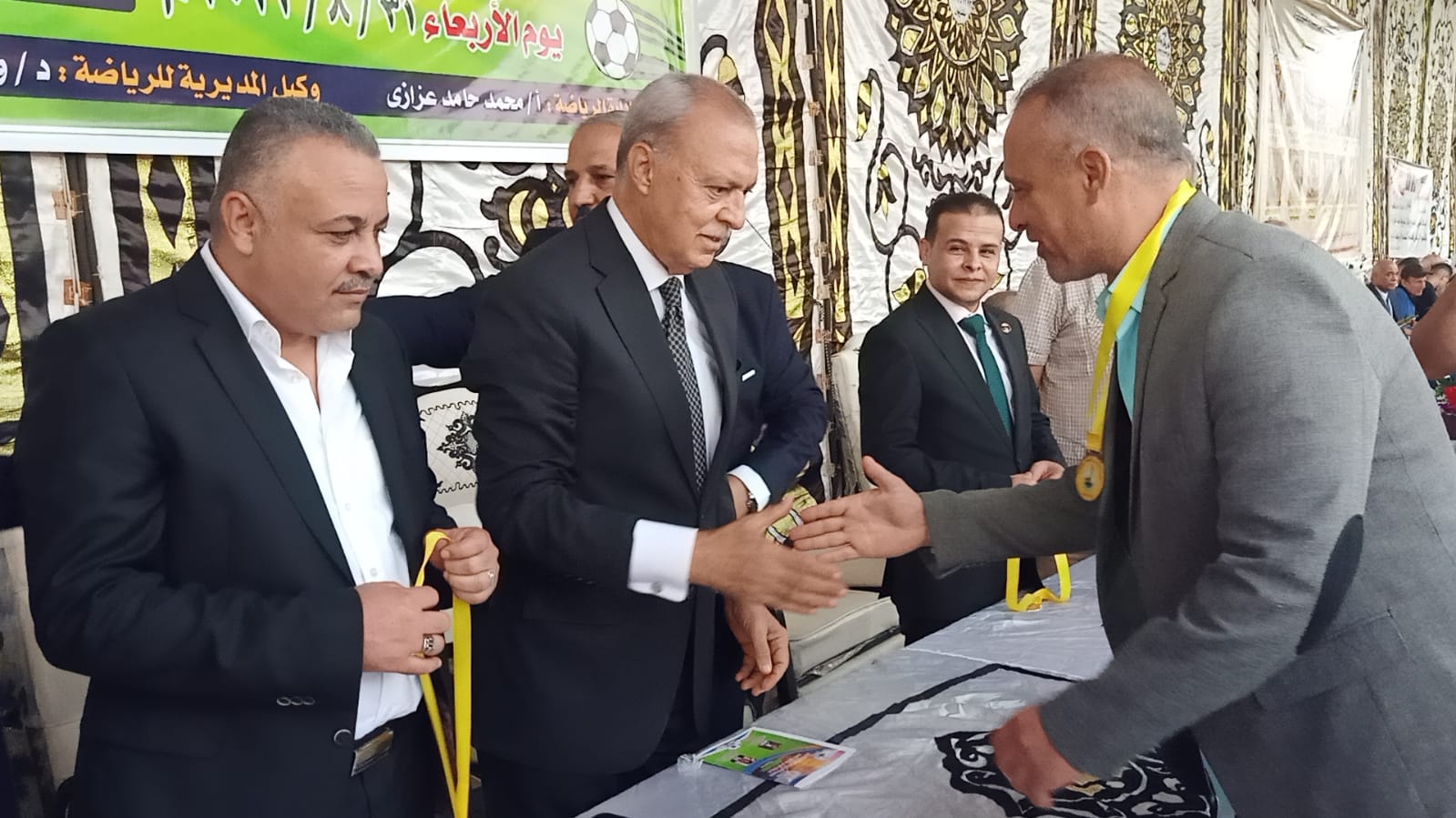 شهد عبد الحميد الهجان محافظ القليوبية، فعاليات الحفل الختامي والمباراة النهائية لدوري القليوبية لكرة القدم لمراكز شباب القرى(كاس المحافظ) في نسخته الـ ٢٩، بين فريقي الإصلاح الزراعى بقليوب والبرادعه بالقناطر الخيرية وذلك بمركز شباب سنديون بقليوب. بحضور أعضاء مجلس النواب، الدكتور محمود الصبروط وكيل وزارة الشباب والرياضة بالقليوبية، واللواء محمد سالم رئيس مركز ومدينة قليوب، والعميد أنور حشيش مأمور مركز ومدينة قليوب. واستهل " محافظ القليوبية" فعاليات الاحتفالية بتقديم التهنئة لوكيل وزارة الشباب والرياضة بالقليوبية وجميع منظومة العمل بالشباب والرياضة وفريق العمل وجميع العاملين بمراكز الشباب والأندية بالقليوبية، وذلك لفوز مديرية الشباب الرياضة بالقليوبية « بالمركز الأول فى دوري التميز للعام المالي٢٠٢١-٢٠٢٢م»، على مستوى إقليم القاهرة الكبري للعام الثالث علي التوالي، والذى يضم محافظات (القاهرة – الجيزة -القليوبية – الفيوم )، متمنياً لهم دائم التوفيق والنجاح. وأوضح "الهجان" أن فعالية دوري القليوبية لكرة القدم لمراكز شباب القرى، تأتي ضمن إستراتيجية الإتحاد العام لكرة القدم تحت رعاية الدكتور أشرف صبحي وزير الشباب والرياضة، لتفعيل الأنشطة الشبابية لشباب مراكز الشباب داخل القرى، للإرتقاء بالمنظومة الرياضية علي مستوى أنحاء الجمهورية، في إطار توجيهات فخامة الرئيس/ عبد الفتاح السيسي رئيس الحمهورية، بتشجيع النشء علي ممارسة كافة الأنشطة الرياضية وتوفير الدعم لهم، ، مؤكداً على دعم المحافظة لجميع الأنشطة الرياضية، وحث الشباب على ممارسة الرياضة وبناء العقول السليمة، لافتاً إلى أهمية المسابقات والدورات الرياضية لإكتشاف المواهب الجديدة. يُذكر أن بداية دوري مراكز الشباب كانت في عام ١٩٩٢م، وذلك لإتاحة الفرصة أمام الشباب لممارسة الرياضة بشكل تنافسي، كبديل لاشتراك مراكز الشباب فى أنشطة اتحاد كرة القدم وترشيد الإنفاق، حتى تتمكن المراكز من أداء رسالتها لخدمة النشء والشباب ، بالإضافة إلي أن المسابقة تستهدف توطيد أواصر الصداقة بين الشباب وإعلاء قيم التنافس الحر، حيث شارك في المسابقة١٧٥ مركز شباب على مستوى إدارات الشباب والرياضة الفرعية على مستوى المحافظة بإجمالي ٤,٣٧٥ شاب. وقد إنتهت المباراة بفوز فريق البرادعه (القناطر الخيرية) وحصوله على المركز الأول بالمسابقة وحصول فريق الإصلاح الزراعى بقليوب على المركز الثاني. وسلَّم "محافظ القليوبية" كأس البطولة والميداليات الذهبيه ومبلغ مالي لفريق مركز شباب البرادعه بمدينة القناطر الخيرية، بالإضافة إلي تسليمه ميداليات فضيه ومبلغ مالي لمركز شباب الإصلاح الزراعي بقليوب الفائز بالمركز الثاني، وتسليم مبلغ مالي لفريق مركز شباب الرجلات بطوخ الحاصل علي المركز الثالث، كما تم تسليم مبلغ مالي لمركز شباب طحله بمدينة بنها الحاصل علي المركز الرابع وفي سياق مُتصل إفتتح "محافظ القليوبية" حمام سباحه نص أوليمبي بمركز شباب قرية سنديون بمدينة قليوب، بتكلفة إنشائيه١,٥مليون جنية، والمقام بنظام حق الإنتفاع، ضمن عدة نشاطات تُقام بالمركز ومنها، الأنشطة الثقافية والدينية، ورياضات الكاراتيه، والكونج فو، والكيك بوكس، وكرة القدم، والبنج بونج، بالإضافة إلي المبادرات التي تُقام في المركز ومنها، مبادرة علم إبنك الرسم، ومبادرة مشواري، ومبادرة برلمان الشباب. و اختتم "المحافظ" فعاليات الإحتفال بتكريم وكلاء وزارة الشباب والرياضة السابقين، والسادة وكلاء المديرية تحت عنوان « يوم الوفاء » بتقديم الدروع لهم، تقديراً لما حققوه من إنجازات في مجال الشباب والرياضة على ارض محافظة القليوبية، وقد أثنى "محافظ القليوبية" على الجهد الذي بذلُه القائمون على تنظيم الدورة، والتي تهدف إلى تشجيع الشباب على ممارسة الرياضة لشغل أوقات الفراغ في أعمال إيجابية ومفيدة .