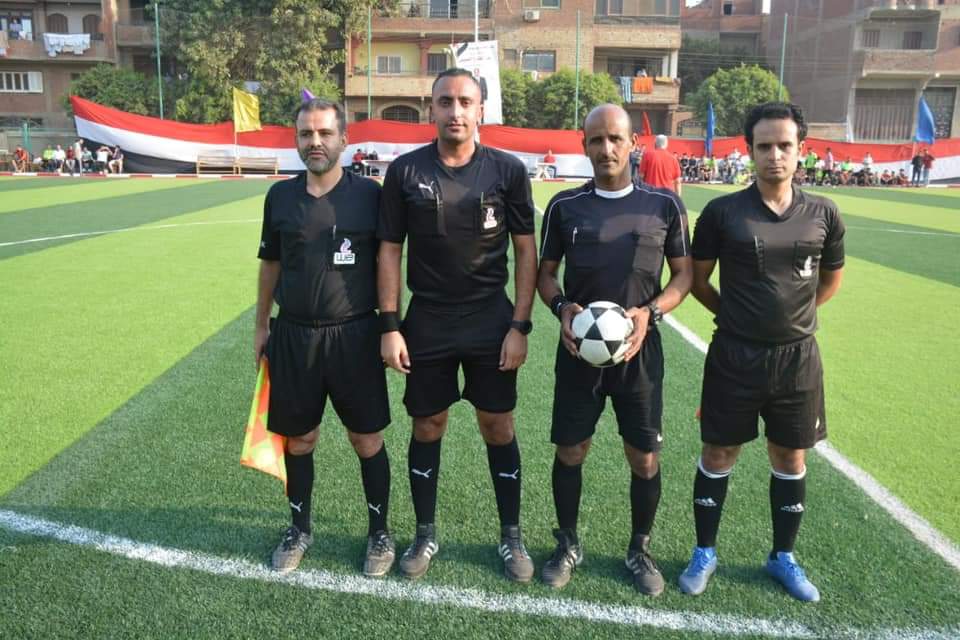 شهد عبد الحميد الهجان محافظ القليوبية، فعاليات الحفل الختامي والمباراة النهائية لدوري القليوبية لكرة القدم لمراكز شباب القرى(كاس المحافظ) في نسخته الـ ٢٩، بين فريقي الإصلاح الزراعى بقليوب والبرادعه بالقناطر الخيرية وذلك بمركز شباب سنديون بقليوب. بحضور أعضاء مجلس النواب، الدكتور محمود الصبروط وكيل وزارة الشباب والرياضة بالقليوبية، واللواء محمد سالم رئيس مركز ومدينة قليوب، والعميد أنور حشيش مأمور مركز ومدينة قليوب. واستهل " محافظ القليوبية" فعاليات الاحتفالية بتقديم التهنئة لوكيل وزارة الشباب والرياضة بالقليوبية وجميع منظومة العمل بالشباب والرياضة وفريق العمل وجميع العاملين بمراكز الشباب والأندية بالقليوبية، وذلك لفوز مديرية الشباب الرياضة بالقليوبية « بالمركز الأول فى دوري التميز للعام المالي٢٠٢١-٢٠٢٢م»، على مستوى إقليم القاهرة الكبري للعام الثالث علي التوالي، والذى يضم محافظات (القاهرة – الجيزة -القليوبية – الفيوم )، متمنياً لهم دائم التوفيق والنجاح. وأوضح "الهجان" أن فعالية دوري القليوبية لكرة القدم لمراكز شباب القرى، تأتي ضمن إستراتيجية الإتحاد العام لكرة القدم تحت رعاية الدكتور أشرف صبحي وزير الشباب والرياضة، لتفعيل الأنشطة الشبابية لشباب مراكز الشباب داخل القرى، للإرتقاء بالمنظومة الرياضية علي مستوى أنحاء الجمهورية، في إطار توجيهات فخامة الرئيس/ عبد الفتاح السيسي رئيس الحمهورية، بتشجيع النشء علي ممارسة كافة الأنشطة الرياضية وتوفير الدعم لهم، ، مؤكداً على دعم المحافظة لجميع الأنشطة الرياضية، وحث الشباب على ممارسة الرياضة وبناء العقول السليمة، لافتاً إلى أهمية المسابقات والدورات الرياضية لإكتشاف المواهب الجديدة. يُذكر أن بداية دوري مراكز الشباب كانت في عام ١٩٩٢م، وذلك لإتاحة الفرصة أمام الشباب لممارسة الرياضة بشكل تنافسي، كبديل لاشتراك مراكز الشباب فى أنشطة اتحاد كرة القدم وترشيد الإنفاق، حتى تتمكن المراكز من أداء رسالتها لخدمة النشء والشباب ، بالإضافة إلي أن المسابقة تستهدف توطيد أواصر الصداقة بين الشباب وإعلاء قيم التنافس الحر، حيث شارك في المسابقة١٧٥ مركز شباب على مستوى إدارات الشباب والرياضة الفرعية على مستوى المحافظة بإجمالي ٤,٣٧٥ شاب. وقد إنتهت المباراة بفوز فريق البرادعه (القناطر الخيرية) وحصوله على المركز الأول بالمسابقة وحصول فريق الإصلاح الزراعى بقليوب على المركز الثاني. وسلَّم "محافظ القليوبية" كأس البطولة والميداليات الذهبيه ومبلغ مالي لفريق مركز شباب البرادعه بمدينة القناطر الخيرية، بالإضافة إلي تسليمه ميداليات فضيه ومبلغ مالي لمركز شباب الإصلاح الزراعي بقليوب الفائز بالمركز الثاني، وتسليم مبلغ مالي لفريق مركز شباب الرجلات بطوخ الحاصل علي المركز الثالث، كما تم تسليم مبلغ مالي لمركز شباب طحله بمدينة بنها الحاصل علي المركز الرابع وفي سياق مُتصل إفتتح "محافظ القليوبية" حمام سباحه نص أوليمبي بمركز شباب قرية سنديون بمدينة قليوب، بتكلفة إنشائيه١,٥مليون جنية، والمقام بنظام حق الإنتفاع، ضمن عدة نشاطات تُقام بالمركز ومنها، الأنشطة الثقافية والدينية، ورياضات الكاراتيه، والكونج فو، والكيك بوكس، وكرة القدم، والبنج بونج، بالإضافة إلي المبادرات التي تُقام في المركز ومنها، مبادرة علم إبنك الرسم، ومبادرة مشواري، ومبادرة برلمان الشباب. و اختتم "المحافظ" فعاليات الإحتفال بتكريم وكلاء وزارة الشباب والرياضة السابقين، والسادة وكلاء المديرية تحت عنوان « يوم الوفاء » بتقديم الدروع لهم، تقديراً لما حققوه من إنجازات في مجال الشباب والرياضة على ارض محافظة القليوبية، وقد أثنى "محافظ القليوبية" على الجهد الذي بذلُه القائمون على تنظيم الدورة، والتي تهدف إلى تشجيع الشباب على ممارسة الرياضة لشغل أوقات الفراغ في أعمال إيجابية ومفيدة .