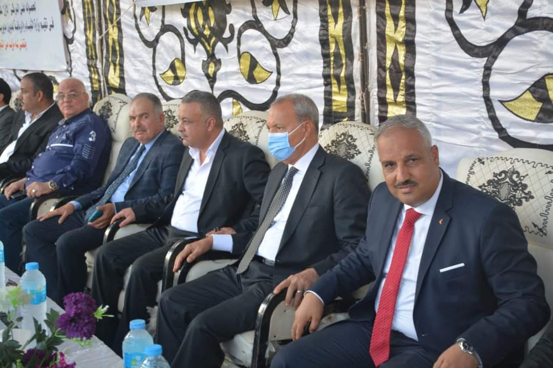 شهد عبد الحميد الهجان محافظ القليوبية، فعاليات الحفل الختامي والمباراة النهائية لدوري القليوبية لكرة القدم لمراكز شباب القرى(كاس المحافظ) في نسخته الـ ٢٩، بين فريقي الإصلاح الزراعى بقليوب والبرادعه بالقناطر الخيرية وذلك بمركز شباب سنديون بقليوب. بحضور أعضاء مجلس النواب، الدكتور محمود الصبروط وكيل وزارة الشباب والرياضة بالقليوبية، واللواء محمد سالم رئيس مركز ومدينة قليوب، والعميد أنور حشيش مأمور مركز ومدينة قليوب. واستهل " محافظ القليوبية" فعاليات الاحتفالية بتقديم التهنئة لوكيل وزارة الشباب والرياضة بالقليوبية وجميع منظومة العمل بالشباب والرياضة وفريق العمل وجميع العاملين بمراكز الشباب والأندية بالقليوبية، وذلك لفوز مديرية الشباب الرياضة بالقليوبية « بالمركز الأول فى دوري التميز للعام المالي٢٠٢١-٢٠٢٢م»، على مستوى إقليم القاهرة الكبري للعام الثالث علي التوالي، والذى يضم محافظات (القاهرة – الجيزة -القليوبية – الفيوم )، متمنياً لهم دائم التوفيق والنجاح. وأوضح "الهجان" أن فعالية دوري القليوبية لكرة القدم لمراكز شباب القرى، تأتي ضمن إستراتيجية الإتحاد العام لكرة القدم تحت رعاية الدكتور أشرف صبحي وزير الشباب والرياضة، لتفعيل الأنشطة الشبابية لشباب مراكز الشباب داخل القرى، للإرتقاء بالمنظومة الرياضية علي مستوى أنحاء الجمهورية، في إطار توجيهات فخامة الرئيس/ عبد الفتاح السيسي رئيس الحمهورية، بتشجيع النشء علي ممارسة كافة الأنشطة الرياضية وتوفير الدعم لهم، ، مؤكداً على دعم المحافظة لجميع الأنشطة الرياضية، وحث الشباب على ممارسة الرياضة وبناء العقول السليمة، لافتاً إلى أهمية المسابقات والدورات الرياضية لإكتشاف المواهب الجديدة. يُذكر أن بداية دوري مراكز الشباب كانت في عام ١٩٩٢م، وذلك لإتاحة الفرصة أمام الشباب لممارسة الرياضة بشكل تنافسي، كبديل لاشتراك مراكز الشباب فى أنشطة اتحاد كرة القدم وترشيد الإنفاق، حتى تتمكن المراكز من أداء رسالتها لخدمة النشء والشباب ، بالإضافة إلي أن المسابقة تستهدف توطيد أواصر الصداقة بين الشباب وإعلاء قيم التنافس الحر، حيث شارك في المسابقة١٧٥ مركز شباب على مستوى إدارات الشباب والرياضة الفرعية على مستوى المحافظة بإجمالي ٤,٣٧٥ شاب. وقد إنتهت المباراة بفوز فريق البرادعه (القناطر الخيرية) وحصوله على المركز الأول بالمسابقة وحصول فريق الإصلاح الزراعى بقليوب على المركز الثاني. وسلَّم "محافظ القليوبية" كأس البطولة والميداليات الذهبيه ومبلغ مالي لفريق مركز شباب البرادعه بمدينة القناطر الخيرية، بالإضافة إلي تسليمه ميداليات فضيه ومبلغ مالي لمركز شباب الإصلاح الزراعي بقليوب الفائز بالمركز الثاني، وتسليم مبلغ مالي لفريق مركز شباب الرجلات بطوخ الحاصل علي المركز الثالث، كما تم تسليم مبلغ مالي لمركز شباب طحله بمدينة بنها الحاصل علي المركز الرابع وفي سياق مُتصل إفتتح "محافظ القليوبية" حمام سباحه نص أوليمبي بمركز شباب قرية سنديون بمدينة قليوب، بتكلفة إنشائيه١,٥مليون جنية، والمقام بنظام حق الإنتفاع، ضمن عدة نشاطات تُقام بالمركز ومنها، الأنشطة الثقافية والدينية، ورياضات الكاراتيه، والكونج فو، والكيك بوكس، وكرة القدم، والبنج بونج، بالإضافة إلي المبادرات التي تُقام في المركز ومنها، مبادرة علم إبنك الرسم، ومبادرة مشواري، ومبادرة برلمان الشباب. و اختتم "المحافظ" فعاليات الإحتفال بتكريم وكلاء وزارة الشباب والرياضة السابقين، والسادة وكلاء المديرية تحت عنوان « يوم الوفاء » بتقديم الدروع لهم، تقديراً لما حققوه من إنجازات في مجال الشباب والرياضة على ارض محافظة القليوبية، وقد أثنى "محافظ القليوبية" على الجهد الذي بذلُه القائمون على تنظيم الدورة، والتي تهدف إلى تشجيع الشباب على ممارسة الرياضة لشغل أوقات الفراغ في أعمال إيجابية ومفيدة .