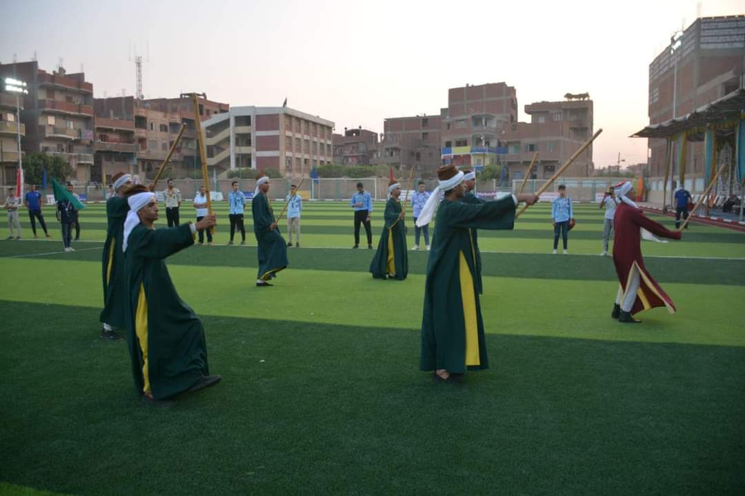 شهد عبد الحميد الهجان محافظ القليوبية، فعاليات الحفل الختامي والمباراة النهائية لدوري القليوبية لكرة القدم لمراكز شباب القرى(كاس المحافظ) في نسخته الـ ٢٩، بين فريقي الإصلاح الزراعى بقليوب والبرادعه بالقناطر الخيرية وذلك بمركز شباب سنديون بقليوب. بحضور أعضاء مجلس النواب، الدكتور محمود الصبروط وكيل وزارة الشباب والرياضة بالقليوبية، واللواء محمد سالم رئيس مركز ومدينة قليوب، والعميد أنور حشيش مأمور مركز ومدينة قليوب. واستهل " محافظ القليوبية" فعاليات الاحتفالية بتقديم التهنئة لوكيل وزارة الشباب والرياضة بالقليوبية وجميع منظومة العمل بالشباب والرياضة وفريق العمل وجميع العاملين بمراكز الشباب والأندية بالقليوبية، وذلك لفوز مديرية الشباب الرياضة بالقليوبية « بالمركز الأول فى دوري التميز للعام المالي٢٠٢١-٢٠٢٢م»، على مستوى إقليم القاهرة الكبري للعام الثالث علي التوالي، والذى يضم محافظات (القاهرة – الجيزة -القليوبية – الفيوم )، متمنياً لهم دائم التوفيق والنجاح. وأوضح "الهجان" أن فعالية دوري القليوبية لكرة القدم لمراكز شباب القرى، تأتي ضمن إستراتيجية الإتحاد العام لكرة القدم تحت رعاية الدكتور أشرف صبحي وزير الشباب والرياضة، لتفعيل الأنشطة الشبابية لشباب مراكز الشباب داخل القرى، للإرتقاء بالمنظومة الرياضية علي مستوى أنحاء الجمهورية، في إطار توجيهات فخامة الرئيس/ عبد الفتاح السيسي رئيس الحمهورية، بتشجيع النشء علي ممارسة كافة الأنشطة الرياضية وتوفير الدعم لهم، ، مؤكداً على دعم المحافظة لجميع الأنشطة الرياضية، وحث الشباب على ممارسة الرياضة وبناء العقول السليمة، لافتاً إلى أهمية المسابقات والدورات الرياضية لإكتشاف المواهب الجديدة. يُذكر أن بداية دوري مراكز الشباب كانت في عام ١٩٩٢م، وذلك لإتاحة الفرصة أمام الشباب لممارسة الرياضة بشكل تنافسي، كبديل لاشتراك مراكز الشباب فى أنشطة اتحاد كرة القدم وترشيد الإنفاق، حتى تتمكن المراكز من أداء رسالتها لخدمة النشء والشباب ، بالإضافة إلي أن المسابقة تستهدف توطيد أواصر الصداقة بين الشباب وإعلاء قيم التنافس الحر، حيث شارك في المسابقة١٧٥ مركز شباب على مستوى إدارات الشباب والرياضة الفرعية على مستوى المحافظة بإجمالي ٤,٣٧٥ شاب. وقد إنتهت المباراة بفوز فريق البرادعه (القناطر الخيرية) وحصوله على المركز الأول بالمسابقة وحصول فريق الإصلاح الزراعى بقليوب على المركز الثاني. وسلَّم "محافظ القليوبية" كأس البطولة والميداليات الذهبيه ومبلغ مالي لفريق مركز شباب البرادعه بمدينة القناطر الخيرية، بالإضافة إلي تسليمه ميداليات فضيه ومبلغ مالي لمركز شباب الإصلاح الزراعي بقليوب الفائز بالمركز الثاني، وتسليم مبلغ مالي لفريق مركز شباب الرجلات بطوخ الحاصل علي المركز الثالث، كما تم تسليم مبلغ مالي لمركز شباب طحله بمدينة بنها الحاصل علي المركز الرابع وفي سياق مُتصل إفتتح "محافظ القليوبية" حمام سباحه نص أوليمبي بمركز شباب قرية سنديون بمدينة قليوب، بتكلفة إنشائيه١,٥مليون جنية، والمقام بنظام حق الإنتفاع، ضمن عدة نشاطات تُقام بالمركز ومنها، الأنشطة الثقافية والدينية، ورياضات الكاراتيه، والكونج فو، والكيك بوكس، وكرة القدم، والبنج بونج، بالإضافة إلي المبادرات التي تُقام في المركز ومنها، مبادرة علم إبنك الرسم، ومبادرة مشواري، ومبادرة برلمان الشباب. و اختتم "المحافظ" فعاليات الإحتفال بتكريم وكلاء وزارة الشباب والرياضة السابقين، والسادة وكلاء المديرية تحت عنوان « يوم الوفاء » بتقديم الدروع لهم، تقديراً لما حققوه من إنجازات في مجال الشباب والرياضة على ارض محافظة القليوبية، وقد أثنى "محافظ القليوبية" على الجهد الذي بذلُه القائمون على تنظيم الدورة، والتي تهدف إلى تشجيع الشباب على ممارسة الرياضة لشغل أوقات الفراغ في أعمال إيجابية ومفيدة .