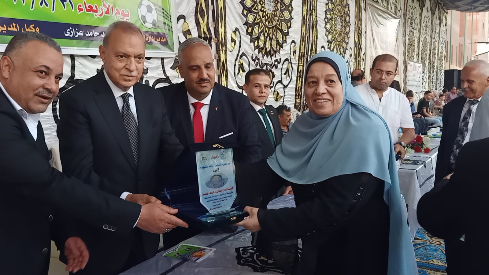 شهد عبد الحميد الهجان محافظ القليوبية، فعاليات الحفل الختامي والمباراة النهائية لدوري القليوبية لكرة القدم لمراكز شباب القرى(كاس المحافظ) في نسخته الـ ٢٩، بين فريقي الإصلاح الزراعى بقليوب والبرادعه بالقناطر الخيرية وذلك بمركز شباب سنديون بقليوب. بحضور أعضاء مجلس النواب، الدكتور محمود الصبروط وكيل وزارة الشباب والرياضة بالقليوبية، واللواء محمد سالم رئيس مركز ومدينة قليوب، والعميد أنور حشيش مأمور مركز ومدينة قليوب. واستهل " محافظ القليوبية" فعاليات الاحتفالية بتقديم التهنئة لوكيل وزارة الشباب والرياضة بالقليوبية وجميع منظومة العمل بالشباب والرياضة وفريق العمل وجميع العاملين بمراكز الشباب والأندية بالقليوبية، وذلك لفوز مديرية الشباب الرياضة بالقليوبية « بالمركز الأول فى دوري التميز للعام المالي٢٠٢١-٢٠٢٢م»، على مستوى إقليم القاهرة الكبري للعام الثالث علي التوالي، والذى يضم محافظات (القاهرة – الجيزة -القليوبية – الفيوم )، متمنياً لهم دائم التوفيق والنجاح. وأوضح "الهجان" أن فعالية دوري القليوبية لكرة القدم لمراكز شباب القرى، تأتي ضمن إستراتيجية الإتحاد العام لكرة القدم تحت رعاية الدكتور أشرف صبحي وزير الشباب والرياضة، لتفعيل الأنشطة الشبابية لشباب مراكز الشباب داخل القرى، للإرتقاء بالمنظومة الرياضية علي مستوى أنحاء الجمهورية، في إطار توجيهات فخامة الرئيس/ عبد الفتاح السيسي رئيس الحمهورية، بتشجيع النشء علي ممارسة كافة الأنشطة الرياضية وتوفير الدعم لهم، ، مؤكداً على دعم المحافظة لجميع الأنشطة الرياضية، وحث الشباب على ممارسة الرياضة وبناء العقول السليمة، لافتاً إلى أهمية المسابقات والدورات الرياضية لإكتشاف المواهب الجديدة. يُذكر أن بداية دوري مراكز الشباب كانت في عام ١٩٩٢م، وذلك لإتاحة الفرصة أمام الشباب لممارسة الرياضة بشكل تنافسي، كبديل لاشتراك مراكز الشباب فى أنشطة اتحاد كرة القدم وترشيد الإنفاق، حتى تتمكن المراكز من أداء رسالتها لخدمة النشء والشباب ، بالإضافة إلي أن المسابقة تستهدف توطيد أواصر الصداقة بين الشباب وإعلاء قيم التنافس الحر، حيث شارك في المسابقة١٧٥ مركز شباب على مستوى إدارات الشباب والرياضة الفرعية على مستوى المحافظة بإجمالي ٤,٣٧٥ شاب. وقد إنتهت المباراة بفوز فريق البرادعه (القناطر الخيرية) وحصوله على المركز الأول بالمسابقة وحصول فريق الإصلاح الزراعى بقليوب على المركز الثاني. وسلَّم "محافظ القليوبية" كأس البطولة والميداليات الذهبيه ومبلغ مالي لفريق مركز شباب البرادعه بمدينة القناطر الخيرية، بالإضافة إلي تسليمه ميداليات فضيه ومبلغ مالي لمركز شباب الإصلاح الزراعي بقليوب الفائز بالمركز الثاني، وتسليم مبلغ مالي لفريق مركز شباب الرجلات بطوخ الحاصل علي المركز الثالث، كما تم تسليم مبلغ مالي لمركز شباب طحله بمدينة بنها الحاصل علي المركز الرابع وفي سياق مُتصل إفتتح "محافظ القليوبية" حمام سباحه نص أوليمبي بمركز شباب قرية سنديون بمدينة قليوب، بتكلفة إنشائيه١,٥مليون جنية، والمقام بنظام حق الإنتفاع، ضمن عدة نشاطات تُقام بالمركز ومنها، الأنشطة الثقافية والدينية، ورياضات الكاراتيه، والكونج فو، والكيك بوكس، وكرة القدم، والبنج بونج، بالإضافة إلي المبادرات التي تُقام في المركز ومنها، مبادرة علم إبنك الرسم، ومبادرة مشواري، ومبادرة برلمان الشباب. و اختتم "المحافظ" فعاليات الإحتفال بتكريم وكلاء وزارة الشباب والرياضة السابقين، والسادة وكلاء المديرية تحت عنوان « يوم الوفاء » بتقديم الدروع لهم، تقديراً لما حققوه من إنجازات في مجال الشباب والرياضة على ارض محافظة القليوبية، وقد أثنى "محافظ القليوبية" على الجهد الذي بذلُه القائمون على تنظيم الدورة، والتي تهدف إلى تشجيع الشباب على ممارسة الرياضة لشغل أوقات الفراغ في أعمال إيجابية ومفيدة .