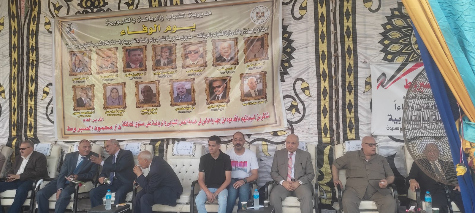 شهد عبد الحميد الهجان محافظ القليوبية، فعاليات الحفل الختامي والمباراة النهائية لدوري القليوبية لكرة القدم لمراكز شباب القرى(كاس المحافظ) في نسخته الـ ٢٩، بين فريقي الإصلاح الزراعى بقليوب والبرادعه بالقناطر الخيرية وذلك بمركز شباب سنديون بقليوب. بحضور أعضاء مجلس النواب، الدكتور محمود الصبروط وكيل وزارة الشباب والرياضة بالقليوبية، واللواء محمد سالم رئيس مركز ومدينة قليوب، والعميد أنور حشيش مأمور مركز ومدينة قليوب. واستهل " محافظ القليوبية" فعاليات الاحتفالية بتقديم التهنئة لوكيل وزارة الشباب والرياضة بالقليوبية وجميع منظومة العمل بالشباب والرياضة وفريق العمل وجميع العاملين بمراكز الشباب والأندية بالقليوبية، وذلك لفوز مديرية الشباب الرياضة بالقليوبية « بالمركز الأول فى دوري التميز للعام المالي٢٠٢١-٢٠٢٢م»، على مستوى إقليم القاهرة الكبري للعام الثالث علي التوالي، والذى يضم محافظات (القاهرة – الجيزة -القليوبية – الفيوم )، متمنياً لهم دائم التوفيق والنجاح. وأوضح "الهجان" أن فعالية دوري القليوبية لكرة القدم لمراكز شباب القرى، تأتي ضمن إستراتيجية الإتحاد العام لكرة القدم تحت رعاية الدكتور أشرف صبحي وزير الشباب والرياضة، لتفعيل الأنشطة الشبابية لشباب مراكز الشباب داخل القرى، للإرتقاء بالمنظومة الرياضية علي مستوى أنحاء الجمهورية، في إطار توجيهات فخامة الرئيس/ عبد الفتاح السيسي رئيس الحمهورية، بتشجيع النشء علي ممارسة كافة الأنشطة الرياضية وتوفير الدعم لهم، ، مؤكداً على دعم المحافظة لجميع الأنشطة الرياضية، وحث الشباب على ممارسة الرياضة وبناء العقول السليمة، لافتاً إلى أهمية المسابقات والدورات الرياضية لإكتشاف المواهب الجديدة. يُذكر أن بداية دوري مراكز الشباب كانت في عام ١٩٩٢م، وذلك لإتاحة الفرصة أمام الشباب لممارسة الرياضة بشكل تنافسي، كبديل لاشتراك مراكز الشباب فى أنشطة اتحاد كرة القدم وترشيد الإنفاق، حتى تتمكن المراكز من أداء رسالتها لخدمة النشء والشباب ، بالإضافة إلي أن المسابقة تستهدف توطيد أواصر الصداقة بين الشباب وإعلاء قيم التنافس الحر، حيث شارك في المسابقة١٧٥ مركز شباب على مستوى إدارات الشباب والرياضة الفرعية على مستوى المحافظة بإجمالي ٤,٣٧٥ شاب. وقد إنتهت المباراة بفوز فريق البرادعه (القناطر الخيرية) وحصوله على المركز الأول بالمسابقة وحصول فريق الإصلاح الزراعى بقليوب على المركز الثاني. وسلَّم "محافظ القليوبية" كأس البطولة والميداليات الذهبيه ومبلغ مالي لفريق مركز شباب البرادعه بمدينة القناطر الخيرية، بالإضافة إلي تسليمه ميداليات فضيه ومبلغ مالي لمركز شباب الإصلاح الزراعي بقليوب الفائز بالمركز الثاني، وتسليم مبلغ مالي لفريق مركز شباب الرجلات بطوخ الحاصل علي المركز الثالث، كما تم تسليم مبلغ مالي لمركز شباب طحله بمدينة بنها الحاصل علي المركز الرابع وفي سياق مُتصل إفتتح "محافظ القليوبية" حمام سباحه نص أوليمبي بمركز شباب قرية سنديون بمدينة قليوب، بتكلفة إنشائيه١,٥مليون جنية، والمقام بنظام حق الإنتفاع، ضمن عدة نشاطات تُقام بالمركز ومنها، الأنشطة الثقافية والدينية، ورياضات الكاراتيه، والكونج فو، والكيك بوكس، وكرة القدم، والبنج بونج، بالإضافة إلي المبادرات التي تُقام في المركز ومنها، مبادرة علم إبنك الرسم، ومبادرة مشواري، ومبادرة برلمان الشباب. و اختتم "المحافظ" فعاليات الإحتفال بتكريم وكلاء وزارة الشباب والرياضة السابقين، والسادة وكلاء المديرية تحت عنوان « يوم الوفاء » بتقديم الدروع لهم، تقديراً لما حققوه من إنجازات في مجال الشباب والرياضة على ارض محافظة القليوبية، وقد أثنى "محافظ القليوبية" على الجهد الذي بذلُه القائمون على تنظيم الدورة، والتي تهدف إلى تشجيع الشباب على ممارسة الرياضة لشغل أوقات الفراغ في أعمال إيجابية ومفيدة .