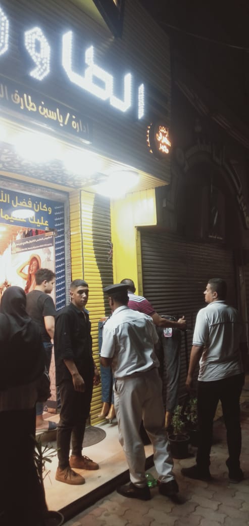 شنت إدارة شرطة المرافق بمديرية أمن القليوبية، حملة لرفع الإشغالات وإزالة التعديات من شارع عطا والميادين والشوارع العامة، بالتنسيق مع مسئولي الأحياء بالمحافظة، ووحدة الاشغالات بمجلس مدينة بنها. أسفرت عن إزالة وتحرير 23 قضية إشغال طريق وتعدي لمحلات تجارية، ومقاهي عشوائية، وباعة متجولين، وإعلانات بدون ترخيص، وإزالة استاندات وحواجز حديدية. تم التحفظ على المضبوطات، واتخاذ الإجراءات القانونية اللازمة تجاه المخالفين. وطبقا للمادة 13 من قانون الطرق لسنة 1968 ، يعاقب بالحبس مدة لا تزيد على شهر وبغرامة لا تجاوز مائة جنيه، أو بإحدى هاتين العقوبتين كل من يتعدى على الطرق العامة بأحد الأعمال الآتية:- 1- إحداث قطع أو حفر أو إقامة عوائق فى وسطها أو ميولها أو أخذ أتربة منها. 2- وضع أو إنشاء أو استبدال لافتات أو إعلانات أو أنابيب أو برابخ تحتها بدون ترخيص من الجهة المشرفة على الطريق أو إحداث أى تلف بالأعمال الصناعية بها. 3- اغتصاب جزء منها. 4- إقامة منشآت عليها بدون إذن من الجهة المشرفة على الطريق. 5- إغراقها بمياه الري والصرف أو غيرها. 6- إتلاف الأشجار المغروسة على جانبيها أو العلامات المبينة للكيلو مترات. 7- غرس أشجار عليها أو شغلها بمنقولات بدون إذن من الجهة المشرفة على الطريق. 8- وضع قاذورات أو مخصبات عليها
