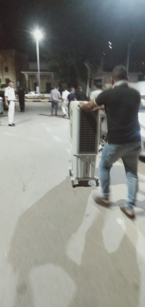 شنت إدارة شرطة المرافق بمديرية أمن القليوبية، حملة لرفع الإشغالات وإزالة التعديات من شارع عطا والميادين والشوارع العامة، بالتنسيق مع مسئولي الأحياء بالمحافظة، ووحدة الاشغالات بمجلس مدينة بنها. أسفرت عن إزالة وتحرير 23 قضية إشغال طريق وتعدي لمحلات تجارية، ومقاهي عشوائية، وباعة متجولين، وإعلانات بدون ترخيص، وإزالة استاندات وحواجز حديدية. تم التحفظ على المضبوطات، واتخاذ الإجراءات القانونية اللازمة تجاه المخالفين. وطبقا للمادة 13 من قانون الطرق لسنة 1968 ، يعاقب بالحبس مدة لا تزيد على شهر وبغرامة لا تجاوز مائة جنيه، أو بإحدى هاتين العقوبتين كل من يتعدى على الطرق العامة بأحد الأعمال الآتية:- 1- إحداث قطع أو حفر أو إقامة عوائق فى وسطها أو ميولها أو أخذ أتربة منها. 2- وضع أو إنشاء أو استبدال لافتات أو إعلانات أو أنابيب أو برابخ تحتها بدون ترخيص من الجهة المشرفة على الطريق أو إحداث أى تلف بالأعمال الصناعية بها. 3- اغتصاب جزء منها. 4- إقامة منشآت عليها بدون إذن من الجهة المشرفة على الطريق. 5- إغراقها بمياه الري والصرف أو غيرها. 6- إتلاف الأشجار المغروسة على جانبيها أو العلامات المبينة للكيلو مترات. 7- غرس أشجار عليها أو شغلها بمنقولات بدون إذن من الجهة المشرفة على الطريق. 8- وضع قاذورات أو مخصبات عليها