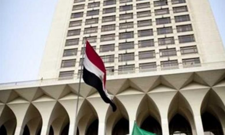 صرح السفير أحمد حافظ المتحدث الرسمي باسم وزارة الخارجية، أن مصر تتابع تداعيات الحادث المؤسف، الذي وقع اليوم الاثنين، في دولة ليبيا الشقيقة، إثر انفجار شاحنة نقل وقود في مدينة سبها؛ مما أدى إلى وقوع عدد من الوفيات والإصابات. وأعرب حافظ - في بيان اليوم - عن صادق تعازي مصر حكومة وشعباً لذوي الضحايا والشعب الليبي الشقيق.. متمنياً الشفاء العاجل لكل المُصابين.