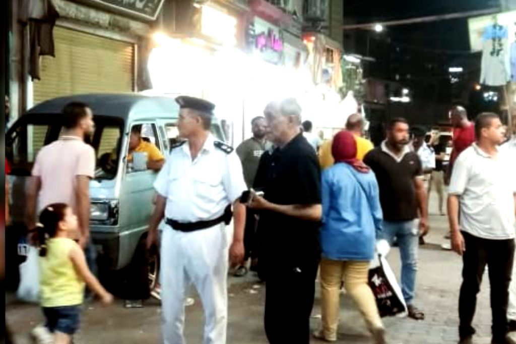 شنت إدارة شرطة المرافق بمديرية أمن القليوبية، حملة لرفع الإشغالات وإزالة التعديات من شارع عطا والميادين والشوارع العامة، بالتنسيق مع مسئولي الأحياء بالمحافظة، ووحدة الاشغالات بمجلس مدينة بنها. أسفرت عن إزالة وتحرير 23 قضية إشغال طريق وتعدي لمحلات تجارية، ومقاهي عشوائية، وباعة متجولين، وإعلانات بدون ترخيص، وإزالة استاندات وحواجز حديدية. تم التحفظ على المضبوطات، واتخاذ الإجراءات القانونية اللازمة تجاه المخالفين. وطبقا للمادة 13 من قانون الطرق لسنة 1968 ، يعاقب بالحبس مدة لا تزيد على شهر وبغرامة لا تجاوز مائة جنيه، أو بإحدى هاتين العقوبتين كل من يتعدى على الطرق العامة بأحد الأعمال الآتية:- 1- إحداث قطع أو حفر أو إقامة عوائق فى وسطها أو ميولها أو أخذ أتربة منها. 2- وضع أو إنشاء أو استبدال لافتات أو إعلانات أو أنابيب أو برابخ تحتها بدون ترخيص من الجهة المشرفة على الطريق أو إحداث أى تلف بالأعمال الصناعية بها. 3- اغتصاب جزء منها. 4- إقامة منشآت عليها بدون إذن من الجهة المشرفة على الطريق. 5- إغراقها بمياه الري والصرف أو غيرها. 6- إتلاف الأشجار المغروسة على جانبيها أو العلامات المبينة للكيلو مترات. 7- غرس أشجار عليها أو شغلها بمنقولات بدون إذن من الجهة المشرفة على الطريق. 8- وضع قاذورات أو مخصبات عليها