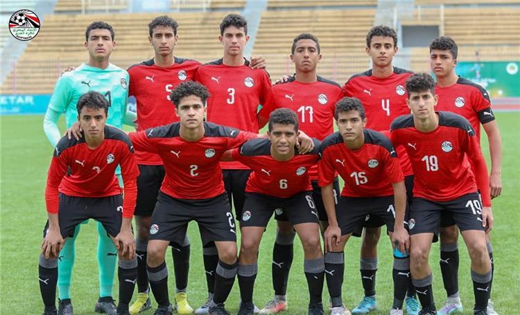 يقيم منتخب مصر للناشئين مواليد 2006 معسكراً تحضيريا بمدينة الإسماعيلية خلال الفترة الحالية استعدادا للمشاركة في كأس العرب تحت 17 عامًا. ومن المقرر أن تقام البطولة في الجزائر خلال الفترة من 22 أغسطس حتى 8 سبتمبر المقبل. وأكد محمد وهبة المدير الفني لمنتخب الناشئين على أن المعسكر يمثل أهمية كبيرة للفريق في إطار الاستعداد للمشاركة في البطولة، مؤكدًا أنه ستتخلله 3 مباريات ودية. وكان منتخب الناشئين قد عاد من معسكره التحضيري الذي أقامه في مدينة جدة السعودية صباح يوم الجمعة الماضي، وخاض الفريق خلاله مواجهتين أولهما شهدت فوزه على السعودية بهدف وحيد، والثانية أمام السودان وانتهت لصالح الفراعنة بثلاثية نظيفة. ‎وأسفرت قرعة بطولة كأس العرب للناشئين التي ستقام في الجزائر عن وقوع مصر في المجموعة الرابعة مع منتخبات السعودية وسوريا ولبنان. ‎ويضم الجهاز الفني لمنتخب الناشئين "مواليد 2006" كلا من محمد وهبة مديرا فنيا، مؤمن عبدالغفار مدربا عامًا، عصام عبده مدربا، يوسف طاهر مدرب حراس مرمى، الدكتور حسين فتوح خليل طبيب المنتخب وأحمد سامي نصار مديرا إداريا. منتخب مصر للناش ئين