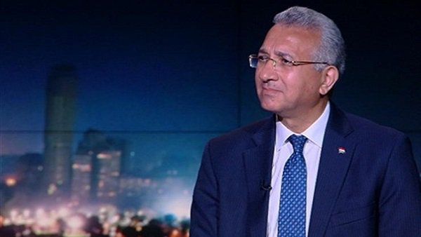قال السفير محمد حجازي، مساعد وزير الخارجية الأسبق، إن لقاء الأخوة في مدينة العلمين الجديدة بين القادة العرب يمثل آلية شراكة لتعزيز العمل العربي المشترك، ومواجهة التحديات. وأوضح السفير محمد حجازي، خلال مداخلة عبر سكايب مع الإعلامي أحمد موسى ببرنامج «على مسئوليتي» المذاع عبر قناة «صدى البلد»، أن هذا اللقاء جاذب لمزيد من التضامن والتلاقي العربي، ويمكن للمزيد من الدول العربية أن تحذو حذو هذا اللقاء من أجل التعاون المشترك. وأضاف "حجازي"، أن الآلية المصرية الأردنية العراقية ساهمت في وضع الكثير من المشروعات حيز التنفيذ مثل مشروع الربط الكهربائي، لافتًا إلى أن الإمارات لعبت دورًا هامًا في تقريب وجهات النظر بين مصر وإثيوبيا في قضية سد النهضة، وهناك سعى مصري لطرح المسألة على المجتمع الدولي. وتابع مساعد وزير الخارجية الأسبق، أن مشهد مدينة العلمين يوحى بأن الاستثمارات العربية لا مآل لها إلا أهلها، ولابد من استمرار الدبلوماسية العربية في أزمة السد الإثيوبي، ومصر حولت مدينة العلمين التي كانت مرتعًا للألغام موطنًا للاستثمار العربي. وأكد مساعد وزير الخارجية الأسبق، أن الوعى الاستراتيجي في هذا اللقاء الأخوي يقوى الشراكة الاستراتيجية بين الدول الخمس.