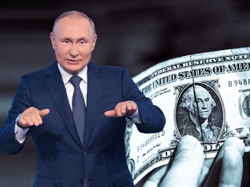 إرتفع سعر الدولار إلى أعلى مستوى له منذ عشرين عام، عقب إعلان الرئيس الروسي فلاديمير بوتين في خطاب ألقاه صباح اليوم عن التعبئة الجزئية لإحتياطي الجيش الروسي، وتلميحه إلى إمكانية استخدام أسلحة نووية لردع تهديدات تواجهها روسيا. قفزة في سعر الدولار بعد خطاب بوتين وقالت قناة "CNN" الأمريكية أن سعر الدولار ارتفع بنسبة 0.5% مقابل سلة من العملات، ليبلغ أعلى معدل له منذ عام 2002، الأمر الذي يغري المستثمرين بتكثيف استثماراتهم في أصول مقومة بالدولار. وأثار إعلان بوتين التعبئة الجزئية لاحتياطي الجيش الروسي وتهديده باستخدام أسلحة دمار شامل قلقًا كبيرًا إزاء احتمالات تصعيد الحرب في أوكرانيا، ونقص المعروض من الطاقة، ما قفز بأسعار النفط وأدى لهبوط الأسهم الأوروبية وتراجع الروبل الروسي. وانخفضت مؤشرات الأسواق الأوروبية بعد إعلان بوتين التعبئة إذ زادت من مخاوف المستثمرين القلقين أصلاً من رفع معدلات الفائدة الأمريكية للمرة الثالثة هذا العام والمتوقعة في وقت لاحق الأربعاء. وهبط المؤشر ستوكس 600 الأوروبي 0.3% مع انخفاض أغلب قطاعاته الفرعية. وهبط قطاع التكنولوجيا الحساس لأسعار الفائدة 1.2%، بينما ارتفعت أسهم شركات الطاقة بواحد بالمئة وسط ارتفاع في أسعار النفط. تهديد بوتين يدفع أسعار النفط إلى أعلى وقفزت أسعار النفط أيضًا بقفزة كبيرة، وحققت العقود الآجلة لخام برنت مكاسب بنسبة 2.5%، ليبلغ سعر البرميل أقل قليلًا من 93 دولار. وزادت العقود الآجلة لخام غرب تكساس الوسيط الأمريكي 2.22 دولار أو 2.6% مسجلة 86.16 دولار للبرميل. وتعرضت أسعار النفط لضغوط خلال الأسابيع الماضي، بسبب قوة الدولار وتوقع المستثمرين بقيام البنوك المركزية حول العالم برفع أسعار الفائدة لكبح التضخم. وأظهرت وثيقة من تحالف "أوبك+" أن المجموعة لم تحقق الأهداف الخاصة بإنتاج النفط في أغسطس، بعجز مقداره 3.583 مليون برميل يوميا يمثل نحو 3.5 بالمئة من الطلب العالمي على النفط. الاحتياطي الفيدرالي يستعد لرفع الفائدة ويستعد مجلس الاحتياطي الفيدرالي الأمريكي (البنك المركزي) للاجتماع اليوم الأربعاء لاتخاذ قرار بشأن سعر الفائدة، الذي يبلغ حاليًا 2.25%، ومن المنتظر بطبيعة الحال أن يقرر الاحتياطي الفيدرالي زيادته، ليحدث هزة جديدة في سعر الدولار حول العالم. وبينما يواصل الاحتياطي الفيدرالي تشديد السياسة النقدية، ستستمر البنوك المركزية الأخرى من أوروبا إلى آسيا والمحيط الهادئ وإفريقيا وأمريكا الجنوبية في رفع أسعار الفائدة للحد من التضخم، وفي نفس الوقت لمنع رؤوس الأموال من الهرب إلى الولايات المتحدة للاستثمار في أدوات الدين الأمريكية المقومة بـ الدولار وذات العائد المرتفع. وعلى مدار الأشهر الاثنى عشر الماضية، شهد سعر الدولار الأمريكي بعض التذبذب، وإن اتجه بثبات نحو الصعود أمام العملات الأخرى، ومؤخرًا قفز مؤشر الدولار، الذي يقيس قيمته مقابل العملات الأخرى، بنسبة 18%. وقالت قناة "CNN" الأميركية إن الاجتماع المرتقب لمجلس الاحتياطي الفيدرالي سيكون تاريخيًا، فعلى أقل تقدير سيتجه إلى رفع سعر الفائدة بمقدار 75 نقطة أساس ليبلغ 3%، أو يقدم على خطوة غير مسبوقة برفع سعر الفائدة بمقدار 100 نقطة أساس أو نقطة مئوية واحدة ليبلغ 3.25%.