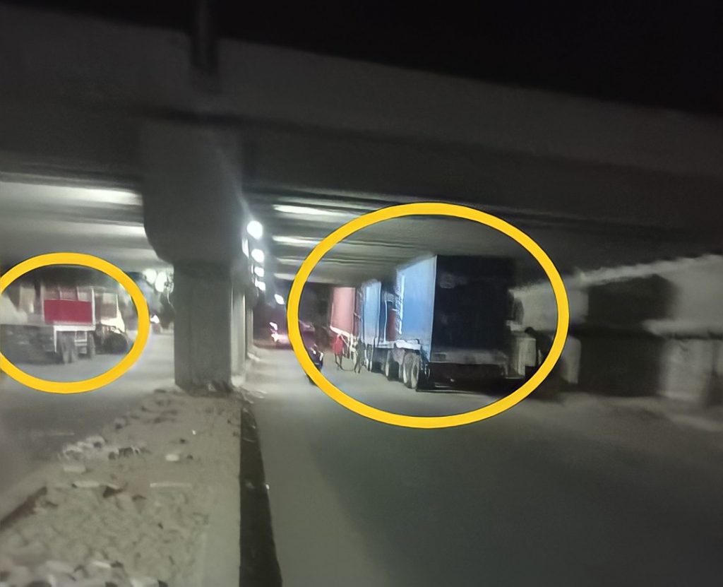 صور.. سيارات النقل الثقيل تحول نفق الشموت لـ «جراچ خصوصي» متابعة: وائل جمال سادت حالة من الغضب والاستياء بين قاطني الشموت وعزبة المتيني، بسبب تجريچ سيارات النقل الثقيل أسفل نفق الشموت ببنها، في حالة من الإهمال والتسيب والإرتجالية. من آمن العقاب أساء الأدب ، واصبحت الأمور خارج السيطرة ، ومخالفات جسيمة يرتكبها أصحاب سيارات النقل الثقيل بنفق الشموت، فمن "يدفع الثمن".؟! يتسبب الوقوف العشوائي لهذه السيارات من حين لأخر إلى ازدحام شديد في المنطقة ويجعل العشوائية الشديدة تسيطر على النفق، وتتسبب في وقوع حوادث بسبب تضيق الحارات. الجدير بالذكر إنه يبلغ طول النفق والطريق ١ كيلومتر، وتم تجديده بتكلفة ٦ملايين جنيه، وقامت بتنفيذه الهيئة العامة للطرق والكباري.