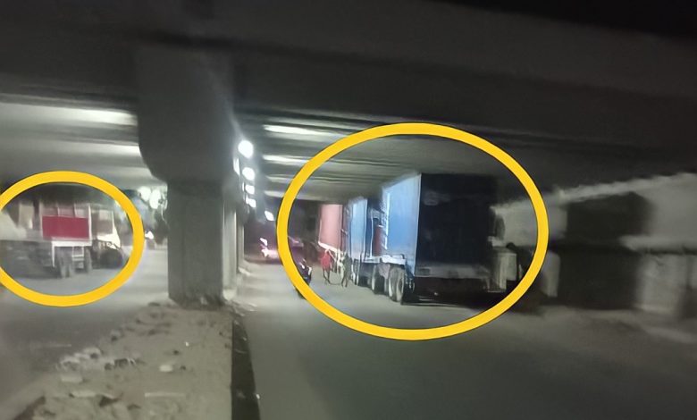 Photo of صور.. سيارات النقل الثقيل تحول نفق الشموت لـ «جراچ خصوصي»