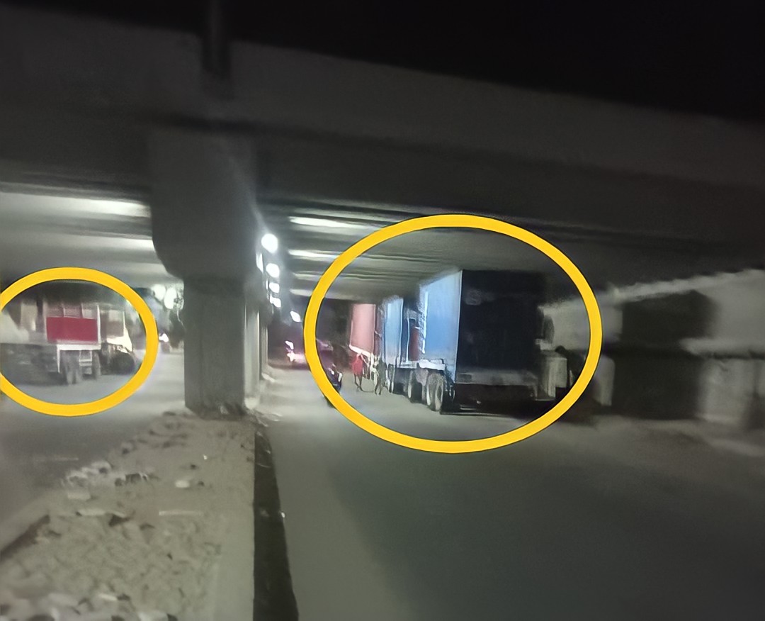 صور.. سيارات النقل الثقيل تحول نفق الشموت لـ «جراچ خصوصي» متابعة: وائل جمال سادت حالة من الغضب والاستياء بين قاطني الشموت وعزبة المتيني، بسبب تجريچ سيارات النقل الثقيل أسفل نفق الشموت ببنها، في حالة من الإهمال والتسيب والإرتجالية. من آمن العقاب أساء الأدب ، واصبحت الأمور خارج السيطرة ، ومخالفات جسيمة يرتكبها أصحاب سيارات النقل الثقيل بنفق الشموت، فمن "يدفع الثمن".؟! يتسبب الوقوف العشوائي لهذه السيارات من حين لأخر إلى ازدحام شديد في المنطقة ويجعل العشوائية الشديدة تسيطر على النفق، وتتسبب في وقوع حوادث بسبب تضيق الحارات. الجدير بالذكر إنه يبلغ طول النفق والطريق ١ كيلومتر، وتم تجديده بتكلفة ٦ملايين جنيه، وقامت بتنفيذه الهيئة العامة للطرق والكباري.