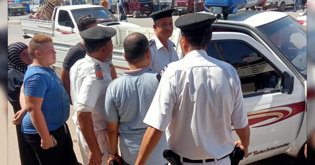 كتبت: الهام السيد - متابعة: وائل جمال شنت إدارة الإشغالات بالقليوبية، وبالتعاون مع شرطة المرافق وإدارة الإعلانات ورخص المحلات وشئون البيئة، حملة إشغالات مكبرة على شوارع مدينة بنها، وذلك في إطار توجيهات اللواء عبد الحميد الهجان محافظ القليوبية ، تكثيف حملات رفع الإشغالات بصفة دورية للتصدي للمخالفات وضبط المخالفين وتحت إشراف المهندس علي عبد الستار رئيس مجلس مدينة ومركز بنها. أسفرت الحملة عن تحرير 20 محضر اشغال وعدد مصادرة 25 شيشة، وإزالة تعديات المحال والإشغالات على حرم الطريق وتمشيط الشارع بأكمله من جميع المخالفات وفروشات الباعة الجائلين ورفع إشغال المطاعم والمحال والمقاهي المخالفة للتعليمات، وإعادة الانضباط للشارع. وقامت الحملة بقيادة صبحي الجابري مدير إدارة المرافق، وحمادة وهدان نائب رئيس مجلس مدينة بنها، عادل المصري ظابط المرافق، وإدارة الاشغالات الفترة الصباحية، وذلك بمنطقة التأمين الصحي ببنها، وخلف ديوان عام المحافظة، والمحطة وشارع المديرية القديم، والتمثال وشارع صيدناوي. وكان شدد محافظ القليوبية على انه لا تهاون مع المخالفين حتى يتم القضاء نهائياً على جميع المظاهر العشوائية بالمحافظة، وعدم السماح بالتعدى على الرصيف بشوارع مدينة بنها، والتى تتسبب فى الإعاقه المرورية وعرقله حركة المواطنين فضلاً عن إلزام أصحاب المحال بعرض بضائعهم داخل المساحات المخصصة لمحالهم وعدم إفتراشها بالطريق العام.