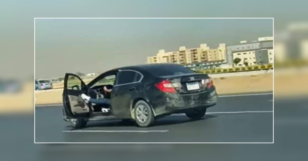 تمكنت الأجهزة الأمنية من ضبط أحد الأشخاص لقيادته سيارة برعونة بأحد المحاور المرورية بالقاهرة، مما أدى إلى تعطيل الحركة المرورية معرضاً سلامته والآخرين للخطر. وتبين ظهور علامات تناوله مواد كحولية ، وعُثر بالسيارة قيادته على (عدد 2 دفتر أوراق لف سجائر "بفرة" – أداة خاصة لتعاطى مخدر الأيس – عقار طبى "مجهول). تم اتخاذ الإجراءات القانونية، وتولت النيابة العامة التحقيق .