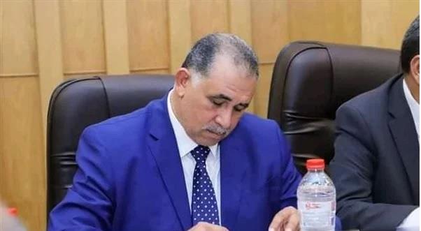 حرص النقيب العام منذ اللحظات الأولى من إبلاغه بكل واقعة ، على التواصل مع كافة الجهات المعنية ؛ للتعامل بالجدية والحسم الواجبين وفق مجريات العدالة وصحيح القانون في ضبط مرتكبي هذه الوقائع ، واتخاذ الإجراءات القانونية قِبَلهم دون محاباة أو مجاملة أو انحياز يخرج عن إطار القانون و الدستور . ويأتي هذا في إطار الإجراءات التي اتخذتها النقابة العامة في شأن عدد من الوقائع التي تضمنت تعديًا على عدد من الزملاء المحامين في أماكن متفرقة . كما قام النقيب العام بتكليف السادة الأساتذة النقباء الفرعيين ، والسادة الأساتذة أعضاء مجلس النقابة العامة عن المحاكم التي وقعت في دائرتها هذه الأحداث ، لسماع أقوال أطراف هذه الوقائع جميعها ؛ للوقوف على حقيقة كافة التفاصيل ، ومتابعة سير التحقيقات الجارية منذ بدئها وحتى الآن . كما تم تشكيل لجنة لإدارة الأزمة برئاسة النقيب العام ، وعضوية عدد من السادة الأساتذة أعضاء مجلس النقابة العامة للمتابعة الدقيقة واتخاذ اللازم ، فضلا عن دعوة مجلس النقابة للانعقاد بكامل تشكيله لاتخاذ القرارات التي تتناسب و طبيعة الأزمة . وحرصًا من النقابة العامة على إحاطة الزميلات والزملاء أعضاء الجمعية العمومية علما بمجريات الأمور ، فإننا نضع بين أيديهم حقائق ما تم في واقعتي محافظتي بنها والإسماعيلية حتى تاريخه ، على أن نوافيكم بما اتُّخِذ في شأن باقي الوقائع تباعًا : أولاً : بالنسبة لواقعة التعدي على الزميل المحامي ببنها : فقد باشرت النيابة العامة التحقيقات في حضور ممثلي النقابتين العامة والفرعية بتكليف من النقيب العام ، واستمعت إلى أقوال الزميل المجني عليه وشهود الواقعة، وتم عرضه على الطب الشرعي بقرار منها ، كما تم تفريغ كاميرات المراقبة الموجودة بمكان الاعتداء وإثبات ما حوته بالتحقيقات ، كما طلبت تحريات جهة البحث الجنائي حول واقعة التعدي ، وقررت النيابة العامة بعد الاستعلام عن الأسماء الرباعية للمتهمين استدعاؤهم لجلسة تحقيق باكر الثلاثاء الموافق 13 سبتمبر 2022 والتي سيحضرها ممثلين عن النقابتين العامة والفرعية ، ويتابع النقيب العام مع السادة الأساتذة والزملاء المكلفين سير التحقيقات لحظة بلحظة مع اتخاذ كافة الإجراءات الكفيلة بحفظ كافة حقوق الزميل المجني عليه ، وتطبيق القانون بحزم على المتهمين بغير تحيز أو محاباة . ثانيًا : بالنسبة لواقعة إطلاق النار من قبل أحد الضباط بدائرة القنطرة ـ محافظة الإسماعيلية : فقد تم التواصل مع السيد مدير الأمن والسيد المستشار النائب العام المساعد والسيد المستشار المحامي العام منذ فجر الواقعة ، وقد استجابت النيابة العامة لطلب إجراء التحقيق بالنيابة الكلية بعد التواصل مع السيد المستشار المحامي العام ، وباشرت النيابة العامة التحقيق مع الضابط المتهم صباح اليوم بعد مثوله أمامها ، واستكملت تحقيقاتها بسماع أطراف الواقعة وشهودها ، وفي انتظار القرارات الصادرة عنها لإحاطتكم بها علماً ، ويتواصل النقيب العام مع كافة الجهات المعنية ؛ حتى يتم مساءلة المتهم جنائيًا و تأديبيًا فيما جرى من تعدٍ ، وإساءة استعمال السلطة وأدواتها بشكل غير مشروع . وأكد النقيب العام ؛ على عميق الثقة في النيابة العامة وما تجريه من تحقيقات تتسم بالحياد والنزاهة وصولاً إلى العدالة الناجزة ، وكذا كامل الثقة في الجهات الأمنية وكافة القيادات المعنية بالدولة في الاضطلاع بدورها في محاسبة المتجاوز والمتعدي ، في ضوء ما ستسفر عنه التحقيقات . كما أكد النقيب العام ؛ على أن النقابة العامة ـ وعلى سند من القانون ـ لن تتهاون أو تفرط في حقوق أي محام جرى التعدي عليه ، دون إخلال بواجبها في محاسبة من عسى أن يثبت تجاوزه من أعضائها ، وستبذل كل جهد من أجل المساعدة على إنجاز التحقيقات في سرعة وعدالة ، وأنها حريصة كل الحرص على حق الجمعية العمومية في متابعة مجريات الأحداث ، مع تقدير أن بعض الأمور قد تقتضي عدم الإفصاح عن بعض التفاصيل ؛ وذلك لمصلحة التحقيقات وفق ملابسات كل واقعة ، وما تقتضيه وتفرضه إجراءات التحقيق . وأهاب النقيب العام بكافَّة الزميلات والزملاء المحامين ضبط النفس وعدم الانسياق خلف بعض ما يجري تداوله ، وما عسى أن يتم دسّه من شائعات وأخبار غير صحيحة عمدًا بسوء قصد ، بغية تصدير الأزمات وتصعيدها وتفاقمها وليس حلها لأغراض معلومة .