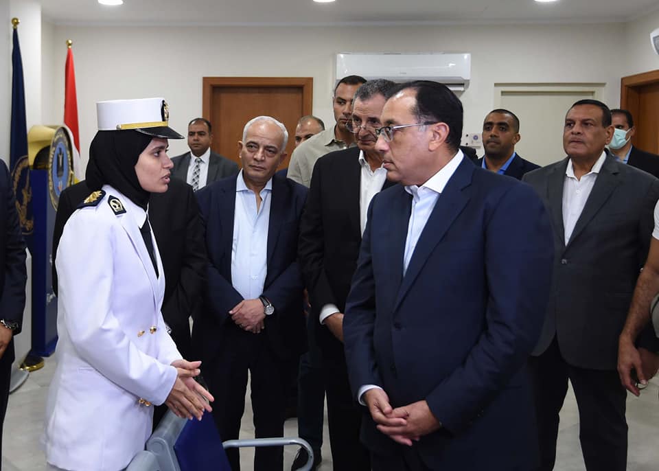 مدبولي يؤكد اهتمام الرئيس بالمشروعات الخدمية والتنموية التي ينفذها صندوق "تحيا مصر" التي لها عظيم الأثر الإيجابي في شريحة مجتمعية من أهالينا محدودي الدخل مدبولي: المشروعات المجتمعية بـ "سيدي عبد الرحمن" تمثل نموذجاً رائعاً للشراكة بين الدولة والمجتمع المدني والقطاع الخاص وتعكس رؤية شاملة من جانب الدولة لتنمية منطقة الساحل الشمالي الغربي شهد الدكتور مصطفى مدبولي، رئيس مجلس الوزراء، مساء اليوم، افتتاح مجمع "تحيا مصر" للخدمات الحكومية والاجتماعية والشبابية، بقرية سيدي عبد الرحمن، التابعة لمركز العلمين بمحافظة مطروح، وعدد آخر من مشروعات التنمية المستدامة بالقرية، التي نفذها صندوق "تحيا مصر" بالشراكة مع شركة "إعمار مصر". وبهذه المناسبة، شارك رئيس مجلس الوزراء في الاحتفالية التي نظمها صندوق "تحيا مصر" تحت عنوان "نتشارك"، كما حضر الاحتفالية كل من المستشار عمر مروان، وزير العدل، والدكتورة هالة السعيد، وزيرة التخطيط والتنمية الاقتصادية، والدكتور خالد عبدالغفار، وزير الصحة والسكان، والدكتور أشرف صبحي، وزير الشباب والرياضة، ونيفين القباج، وزيرة التضامن الاجتماعي، واللواء هشام آمنة، وزير التنمية المحلية، والدكتور رضا حجازي، وزير التربية والتعليم والتعليم الفني، واللواء خالد شعيب، محافظ مطروح، واللواء محمد أمين نصر، مستشار رئيس الجمهورية للشئون المالية، أمين صندوق "تحيا مصر"، ومحمد أبو العينين، وكيل مجلس النواب، وتامر عبد الفتاح، المدير التنفيذي لصندوق "تحيا مصر"، والمستثمر الإماراتي محمد العبار، مؤسس شركة "إعمار" العقارية، وعدد من رجال المال والأعمال وممثلي مؤسسات المجتمع المدني. وأكد الدكتور مصطفى مدبولي الأهمية التي يوليها الرئيس عبدالفتاح السيسي، رئيس الجمهورية، للمشروعات الخدمية والتنموية التي ينفذها صندوق "تحيا مصر"، التي لها عظيم الأثر الإيجابي، في شريحة مجتمعية من أهالينا محدودي الدخل، ويأتي على رأس هذه المشروعات، تطوير المناطق غير الآمنة، والرعاية الطبية والاجتماعية، وغيرها. وأشاد رئيس الوزراء بالمشروعات الخدمية المهمة التي شهدتها قرية سيدي عبدالرحمن، مؤكداً أنها تمثل نموذجاً رائعاً للشراكة بين الدولة والمجتمع المدني والقطاع الخاص، للنهوض بمستوى جودة الخدمات المقدمة للمواطنين في مختلف القطاعات والمجالات، بما يحقق أهداف التنمية المستدامة، كما تعكسُ رؤية شاملة من جانب الدولة لتنمية منطقة الساحل الشمالي الغربي، بحيث لا تقتصر على دفع المشروعات السياحية بل تمتد إلى كافة مجالات التنمية. وخلال الاحتفالية، شاهد رئيس الوزراء فيلما قصيراً استعرض مُجمل مشروعات التنمية المستدامة التي نفذها صندوق "تحيا مصر" بقرية سيدي عبد الرحمن، بالشراكة الاستراتيجية مع شركة "إعمار مصر"، فضلا عن التعاون مع وزارات التربية والتعليم والتعليم الفني، والصحة والسكان، والشباب والرياضة، والتضامن الاجتماعي، بما يضمن تشغيل المشروعات واستدامتها، وتحقيق أقصى استفادة من البنية التحتية والتجهيزات التي وفرتها هذه المشروعات لتوفير حياة كريمة لمواطني القرية والوافدين إليها، بالإضافة إلى 28 تابعا لمركز العلمين، ورفع مؤشر جودة الحياة العمرانية، والاجتماعية، والاقتصادية، والخدمية بها. وخلال الزيارة، تمت الإشارة إلى أن مشروعات التنمية المستدامة بقرية سيدي عبدالرحمن تشمل مختلف القطاعات، والتي يأتي في مقدمتها مشروع المجمع الخدمي المتكامل، الذي يقام على مساحة 6 أفدنة، ويستهدف توفير الخدمات الحكومية والاجتماعية والشبابية والبنكية والتجارية داخل صرح واحد، يعمل وفق أحدث النظم الإلكترونية، وبنظام الشباك الواحد، فضلاً عن الربط الشبكي مع منصة (مصر الرقمية)، وكذلك استخدام تكنولوجيا الألياف الضوئية لسرعة نقل البيانات، حيث يضم المجمع الخدمي: مركز الخدمات الحكومية، ومركز الخدمات الاجتماعية، ومركز الخدمات البنكية والتجارية، إلى جانب المدينة الشبابية الرياضية، ومن المقرر أن يخدم نحو 25 ألف مستفيد سنوياً. كما تشمل مشروعات صندوق "تحيا مصر" بقرية سيدي عبد الرحمن إقامة مجمع المدارس الجديدة والمطورة، ووحدة طب الأسرة والطفل، وكذا إنشاء البوابة الشرقية للقرية، مع تخصيص مدخل خاص بمجمع الخدمات ومجمع المدارس، وكذلك تمهيد ورصف الطرق المؤدية للمشروع. وعقب ذلك، شارك الدكتور مصطفى مدبولي، في إزاحة الستار عن لوحة افتتاح مشروعات التنمية المستدامة بالقرية، والتي تتضمن مجمع "تحيا مصر" للخدمات الحكومية والاجتماعية والشبابية بالقرية، ثم قام رئيس الوزراء ومرافقوه بجولة تفقدية لعدد من مكونات المجمع الخدمي المتكامل. واستهل رئيس الوزراء جولته بتفقد مركز الخدمات الاجتماعية، حيث استمع إلى شرح من السيدة/ نيفين القباج، وزيرة التضامن الاجتماعي، حيث أشارت إلى أن الهدف من إنشاء المركز يتمثل في توفير الحماية الاجتماعية، والتنمية الاقتصادية لأهالي قرية سيدي عبدالرحمن، موضحة أنه يتضمن وحدة برنامج "2 كفاية" للتثقيف المجتمعي، ومركز تأهيل "قادرون باختلاف" لذوي الهمم، وكذلك ورش الحرف اليدوية، ووحدة برنامج "مودة" للاستشارات الأسرية، والوحدة الاجتماعية والمشورة، وورش التدريب المهني، وحضانة الأطفال التي تحتوي على فصل لذوي الهمم، مضيفة: يتضمن المركز أيضاً بجانب ما سبق، مركزاً لخدمات المرأة، ووحدة لتشغيل المشروعات متناهية الصغر، وورشة لتعليم صيانة الالكترونيات وألواح الطاقة الشمسية، ومكتب التأمينات الاجتماعية. وفي أثناء تفقده مركز الخدمات الاجتماعية، أجرى رئيس الوزراء حواراً ودياً مع عدد من متلقي الخدمات، حيث اطمأن على مستوى ما يقدم لهم من خدمات من خلال المركز، كما حرص على التواصل مع عدد من الأطفال من ذوى الهمم الموجودين بالحضانة الملحقة بالمركز. كما تفقد رئيس الوزراء ومرافقوه مركز الخدمات الحكومية بالقرية، والذي تم إقامته في إطار المجمع الخدمي المتكامل، حيث زار مكتب السجل المدني، وفرع توثيق الشهر العقاري، والمركز التكنولوجي لخدمة المواطنين، ومكتب الخدمات البريدية، واستمع إلى شرح حول مختلف الخدمات التي يقدمها المركز للتيسير على أبناء القرية، حيث يضم المركز إلى جانب ذلك الإدارة التعليمية، والوحدة المحلية، ومركز خدمة العملاء التابع لشركة مياه الشرب والصرف الصحي، ومكتب التموين، والتي تم تنفيذها جميعاً على مستوى عال من الجودة والدقة، لتلبية متطلبات قاصدي تلك الخدمات. وفي هذا الإطار، أكد رئيس الوزراء أن ما يتم تنفيذه من مشروعات في مجال التحول الرقمي، يأتي في إطار التوسع في تقديم المزيد من الخدمات الرقمية للمواطنين بمختلف القطاعات، تيسيراً لحصولهم على تلك الخدمات. ثم تفقد الدكتور مصطفى مدبولي مركز الخدمات البنكية والتجارية، المقام أيضاً ضمن مجمع "تحيا مصر" الخدمي المتكامل، حيث زار فرع البنك الأهلي المصري، واستمع إلى شرح حول مختلف الخدمات البنكية التي يوفرها المركز، الذي يضم كذلك فرعاً آخر لبنك ناصر الاجتماعي، فضلاً عن مركز لماكينات الصراف الآلي لعدة بنوك، وكذا ماكينة إصدار وثائق الأحوال المدنية، وماكينة خدمات البريد المصري، بالإضافة إلى منطقة تسوق ومطاعم.