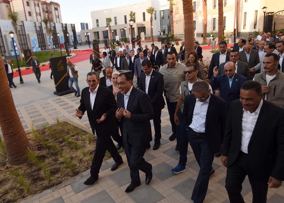 مدبولي يؤكد اهتمام الرئيس بالمشروعات الخدمية والتنموية التي ينفذها صندوق "تحيا مصر" التي لها عظيم الأثر الإيجابي في شريحة مجتمعية من أهالينا محدودي الدخل مدبولي: المشروعات المجتمعية بـ "سيدي عبد الرحمن" تمثل نموذجاً رائعاً للشراكة بين الدولة والمجتمع المدني والقطاع الخاص وتعكس رؤية شاملة من جانب الدولة لتنمية منطقة الساحل الشمالي الغربي شهد الدكتور مصطفى مدبولي، رئيس مجلس الوزراء، مساء اليوم، افتتاح مجمع "تحيا مصر" للخدمات الحكومية والاجتماعية والشبابية، بقرية سيدي عبد الرحمن، التابعة لمركز العلمين بمحافظة مطروح، وعدد آخر من مشروعات التنمية المستدامة بالقرية، التي نفذها صندوق "تحيا مصر" بالشراكة مع شركة "إعمار مصر". وبهذه المناسبة، شارك رئيس مجلس الوزراء في الاحتفالية التي نظمها صندوق "تحيا مصر" تحت عنوان "نتشارك"، كما حضر الاحتفالية كل من المستشار عمر مروان، وزير العدل، والدكتورة هالة السعيد، وزيرة التخطيط والتنمية الاقتصادية، والدكتور خالد عبدالغفار، وزير الصحة والسكان، والدكتور أشرف صبحي، وزير الشباب والرياضة، ونيفين القباج، وزيرة التضامن الاجتماعي، واللواء هشام آمنة، وزير التنمية المحلية، والدكتور رضا حجازي، وزير التربية والتعليم والتعليم الفني، واللواء خالد شعيب، محافظ مطروح، واللواء محمد أمين نصر، مستشار رئيس الجمهورية للشئون المالية، أمين صندوق "تحيا مصر"، ومحمد أبو العينين، وكيل مجلس النواب، وتامر عبد الفتاح، المدير التنفيذي لصندوق "تحيا مصر"، والمستثمر الإماراتي محمد العبار، مؤسس شركة "إعمار" العقارية، وعدد من رجال المال والأعمال وممثلي مؤسسات المجتمع المدني. وأكد الدكتور مصطفى مدبولي الأهمية التي يوليها الرئيس عبدالفتاح السيسي، رئيس الجمهورية، للمشروعات الخدمية والتنموية التي ينفذها صندوق "تحيا مصر"، التي لها عظيم الأثر الإيجابي، في شريحة مجتمعية من أهالينا محدودي الدخل، ويأتي على رأس هذه المشروعات، تطوير المناطق غير الآمنة، والرعاية الطبية والاجتماعية، وغيرها. وأشاد رئيس الوزراء بالمشروعات الخدمية المهمة التي شهدتها قرية سيدي عبدالرحمن، مؤكداً أنها تمثل نموذجاً رائعاً للشراكة بين الدولة والمجتمع المدني والقطاع الخاص، للنهوض بمستوى جودة الخدمات المقدمة للمواطنين في مختلف القطاعات والمجالات، بما يحقق أهداف التنمية المستدامة، كما تعكسُ رؤية شاملة من جانب الدولة لتنمية منطقة الساحل الشمالي الغربي، بحيث لا تقتصر على دفع المشروعات السياحية بل تمتد إلى كافة مجالات التنمية. وخلال الاحتفالية، شاهد رئيس الوزراء فيلما قصيراً استعرض مُجمل مشروعات التنمية المستدامة التي نفذها صندوق "تحيا مصر" بقرية سيدي عبد الرحمن، بالشراكة الاستراتيجية مع شركة "إعمار مصر"، فضلا عن التعاون مع وزارات التربية والتعليم والتعليم الفني، والصحة والسكان، والشباب والرياضة، والتضامن الاجتماعي، بما يضمن تشغيل المشروعات واستدامتها، وتحقيق أقصى استفادة من البنية التحتية والتجهيزات التي وفرتها هذه المشروعات لتوفير حياة كريمة لمواطني القرية والوافدين إليها، بالإضافة إلى 28 تابعا لمركز العلمين، ورفع مؤشر جودة الحياة العمرانية، والاجتماعية، والاقتصادية، والخدمية بها. وخلال الزيارة، تمت الإشارة إلى أن مشروعات التنمية المستدامة بقرية سيدي عبدالرحمن تشمل مختلف القطاعات، والتي يأتي في مقدمتها مشروع المجمع الخدمي المتكامل، الذي يقام على مساحة 6 أفدنة، ويستهدف توفير الخدمات الحكومية والاجتماعية والشبابية والبنكية والتجارية داخل صرح واحد، يعمل وفق أحدث النظم الإلكترونية، وبنظام الشباك الواحد، فضلاً عن الربط الشبكي مع منصة (مصر الرقمية)، وكذلك استخدام تكنولوجيا الألياف الضوئية لسرعة نقل البيانات، حيث يضم المجمع الخدمي: مركز الخدمات الحكومية، ومركز الخدمات الاجتماعية، ومركز الخدمات البنكية والتجارية، إلى جانب المدينة الشبابية الرياضية، ومن المقرر أن يخدم نحو 25 ألف مستفيد سنوياً. كما تشمل مشروعات صندوق "تحيا مصر" بقرية سيدي عبد الرحمن إقامة مجمع المدارس الجديدة والمطورة، ووحدة طب الأسرة والطفل، وكذا إنشاء البوابة الشرقية للقرية، مع تخصيص مدخل خاص بمجمع الخدمات ومجمع المدارس، وكذلك تمهيد ورصف الطرق المؤدية للمشروع. وعقب ذلك، شارك الدكتور مصطفى مدبولي، في إزاحة الستار عن لوحة افتتاح مشروعات التنمية المستدامة بالقرية، والتي تتضمن مجمع "تحيا مصر" للخدمات الحكومية والاجتماعية والشبابية بالقرية، ثم قام رئيس الوزراء ومرافقوه بجولة تفقدية لعدد من مكونات المجمع الخدمي المتكامل. واستهل رئيس الوزراء جولته بتفقد مركز الخدمات الاجتماعية، حيث استمع إلى شرح من السيدة/ نيفين القباج، وزيرة التضامن الاجتماعي، حيث أشارت إلى أن الهدف من إنشاء المركز يتمثل في توفير الحماية الاجتماعية، والتنمية الاقتصادية لأهالي قرية سيدي عبدالرحمن، موضحة أنه يتضمن وحدة برنامج "2 كفاية" للتثقيف المجتمعي، ومركز تأهيل "قادرون باختلاف" لذوي الهمم، وكذلك ورش الحرف اليدوية، ووحدة برنامج "مودة" للاستشارات الأسرية، والوحدة الاجتماعية والمشورة، وورش التدريب المهني، وحضانة الأطفال التي تحتوي على فصل لذوي الهمم، مضيفة: يتضمن المركز أيضاً بجانب ما سبق، مركزاً لخدمات المرأة، ووحدة لتشغيل المشروعات متناهية الصغر، وورشة لتعليم صيانة الالكترونيات وألواح الطاقة الشمسية، ومكتب التأمينات الاجتماعية. وفي أثناء تفقده مركز الخدمات الاجتماعية، أجرى رئيس الوزراء حواراً ودياً مع عدد من متلقي الخدمات، حيث اطمأن على مستوى ما يقدم لهم من خدمات من خلال المركز، كما حرص على التواصل مع عدد من الأطفال من ذوى الهمم الموجودين بالحضانة الملحقة بالمركز. كما تفقد رئيس الوزراء ومرافقوه مركز الخدمات الحكومية بالقرية، والذي تم إقامته في إطار المجمع الخدمي المتكامل، حيث زار مكتب السجل المدني، وفرع توثيق الشهر العقاري، والمركز التكنولوجي لخدمة المواطنين، ومكتب الخدمات البريدية، واستمع إلى شرح حول مختلف الخدمات التي يقدمها المركز للتيسير على أبناء القرية، حيث يضم المركز إلى جانب ذلك الإدارة التعليمية، والوحدة المحلية، ومركز خدمة العملاء التابع لشركة مياه الشرب والصرف الصحي، ومكتب التموين، والتي تم تنفيذها جميعاً على مستوى عال من الجودة والدقة، لتلبية متطلبات قاصدي تلك الخدمات. وفي هذا الإطار، أكد رئيس الوزراء أن ما يتم تنفيذه من مشروعات في مجال التحول الرقمي، يأتي في إطار التوسع في تقديم المزيد من الخدمات الرقمية للمواطنين بمختلف القطاعات، تيسيراً لحصولهم على تلك الخدمات. ثم تفقد الدكتور مصطفى مدبولي مركز الخدمات البنكية والتجارية، المقام أيضاً ضمن مجمع "تحيا مصر" الخدمي المتكامل، حيث زار فرع البنك الأهلي المصري، واستمع إلى شرح حول مختلف الخدمات البنكية التي يوفرها المركز، الذي يضم كذلك فرعاً آخر لبنك ناصر الاجتماعي، فضلاً عن مركز لماكينات الصراف الآلي لعدة بنوك، وكذا ماكينة إصدار وثائق الأحوال المدنية، وماكينة خدمات البريد المصري، بالإضافة إلى منطقة تسوق ومطاعم.