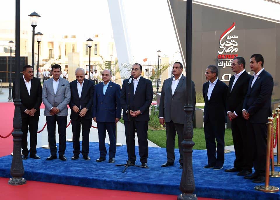 أدلى الدكتور مصطفى مدبولي، رئيس مجلس الوزراء، اليوم، بتصريحات تليفزيونية على هامش افتتاحات مجمع خدمات "تحيا مصر" بقرية سيدي عبدالرحمن، التابعة لمدينة العلمين بمحافظة مطروح. واستهل رئيس الوزراء حديثه، بالتعبير عن سعادته لتواجده اليوم برفقة عدد من زملائه من السادة الوزراء، ومحافظ مطروح، واللواء محمد أمين، مستشار رئيس الجمهورية للشئون المالية، أمين صندوق "تحيا مصر"، ومحمد العبار، مؤسس شركة " إعمار العقارية"؛ وذلك لتفقد أعمال التطوير الشامل التي يتم تنفيذها في قرية سيدي عبد الرحمن، كنموذج شديد التميز للشراكة بين الدولة، ممثلة في كافة أجهزتها، والمجتمع المدني ممثلا في صندوق " تحيا مصر" هذه المؤسسة العملاقة، التي أصبح لها أياد بيضاء في كل ربوع الجمهورية، والقطاع الخاص، ممثلا في شركة "إعمار مصر"، والعديد من شركات القطاع الخاص المصرية، التي أسهمت في تطوير هذا الصرح الكبير وهو مجمع خدمات ( تحيا مصر) بقرية سيدي عبد الرحمن. وأكد الدكتور مصطفى مدبولي أن هذا النموذج في الحقيقة يعد أحدث النماذج التي يمكن أن تكون عليها المجمعات الخدمية، وهو لا يضم فقط مجمع الخدمات الحكومية، بل يشمل كذلك مجمع الخدمات الاجتماعية، والوحدة المحلية، وروش الصناعات اليدوية التي يتميز بها أهالي مطروح، بالإضافة إلى العديد من الخدمات الأخرى مثل البريد، والشهر العقاري، والمجمع التكنولوجي للخدمات، بالإضافة إلى مجموعة من المنافذ السلعية والتجارية القائمة، مشيدا بتصميماتها الرائعة، مشيرا إلى أن هذه المنافذ تقدم اليوم الخدمة لأهالي مطروح، في قرية سيدي عبدالرحمن تحديدا، ولكنها تخدم مصر بالكامل؛ فأي مواطن اليوم في الساحل الشمالي يمكنه الاستفادة من كل هذه الخدمات. وقال رئيس الوزراء: أنتهز هذه الفرصة لأوجه كل الشكر والتقدير لزملائي في الحكومة، كما أتوجه بالشكر الخاص لـ"صندوق تحيا مصر"، الذي يُعد بمثابة أداة تنفيذية مُميزة للغاية للعديد من مشروعات تنمية المجتمع المحلي، وكذا العديد من المشروعات العملاقة التي يتبناها هذا الصندوق العظيم. وفي الوقت نفسه، أعرب مدبولي عن شكره لشركة "إعمار مصر" وكافة الشركات التي أسهمت في بناء هذا الصرح العملاق، قائلا: نتمنى تكرار هذا النموذج وتعميمه في جميع محافظات الجمهورية؛ باعتباره نموذجا حضاريا على أعلى مستوى. وأشار الدكتور مصطفى مدبولي إلى أنه سيتفقد مع الوزراء المرافقين عددا آخر من المشروعات الخدمية سواء في مجالات الصحة والتعليم والشباب والرياضة، مؤكدا أن الدولة المصرية قادرة على تكرار نموذج هذه المشروعات في كل أنحاء الجمهورية، بالتوازي مع العمل الجاري بمشروع المبادرة الرئاسية "حياة كريمة" العملاق، الذي يتم تنفيذه على مستوى قرى الجمهورية.