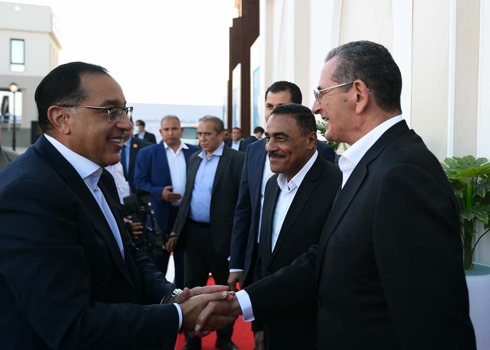 مدبولي يؤكد اهتمام الرئيس بالمشروعات الخدمية والتنموية التي ينفذها صندوق "تحيا مصر" التي لها عظيم الأثر الإيجابي في شريحة مجتمعية من أهالينا محدودي الدخل مدبولي: المشروعات المجتمعية بـ "سيدي عبد الرحمن" تمثل نموذجاً رائعاً للشراكة بين الدولة والمجتمع المدني والقطاع الخاص وتعكس رؤية شاملة من جانب الدولة لتنمية منطقة الساحل الشمالي الغربي شهد الدكتور مصطفى مدبولي، رئيس مجلس الوزراء، مساء اليوم، افتتاح مجمع "تحيا مصر" للخدمات الحكومية والاجتماعية والشبابية، بقرية سيدي عبد الرحمن، التابعة لمركز العلمين بمحافظة مطروح، وعدد آخر من مشروعات التنمية المستدامة بالقرية، التي نفذها صندوق "تحيا مصر" بالشراكة مع شركة "إعمار مصر". وبهذه المناسبة، شارك رئيس مجلس الوزراء في الاحتفالية التي نظمها صندوق "تحيا مصر" تحت عنوان "نتشارك"، كما حضر الاحتفالية كل من المستشار عمر مروان، وزير العدل، والدكتورة هالة السعيد، وزيرة التخطيط والتنمية الاقتصادية، والدكتور خالد عبدالغفار، وزير الصحة والسكان، والدكتور أشرف صبحي، وزير الشباب والرياضة، ونيفين القباج، وزيرة التضامن الاجتماعي، واللواء هشام آمنة، وزير التنمية المحلية، والدكتور رضا حجازي، وزير التربية والتعليم والتعليم الفني، واللواء خالد شعيب، محافظ مطروح، واللواء محمد أمين نصر، مستشار رئيس الجمهورية للشئون المالية، أمين صندوق "تحيا مصر"، ومحمد أبو العينين، وكيل مجلس النواب، وتامر عبد الفتاح، المدير التنفيذي لصندوق "تحيا مصر"، والمستثمر الإماراتي محمد العبار، مؤسس شركة "إعمار" العقارية، وعدد من رجال المال والأعمال وممثلي مؤسسات المجتمع المدني. وأكد الدكتور مصطفى مدبولي الأهمية التي يوليها الرئيس عبدالفتاح السيسي، رئيس الجمهورية، للمشروعات الخدمية والتنموية التي ينفذها صندوق "تحيا مصر"، التي لها عظيم الأثر الإيجابي، في شريحة مجتمعية من أهالينا محدودي الدخل، ويأتي على رأس هذه المشروعات، تطوير المناطق غير الآمنة، والرعاية الطبية والاجتماعية، وغيرها. وأشاد رئيس الوزراء بالمشروعات الخدمية المهمة التي شهدتها قرية سيدي عبدالرحمن، مؤكداً أنها تمثل نموذجاً رائعاً للشراكة بين الدولة والمجتمع المدني والقطاع الخاص، للنهوض بمستوى جودة الخدمات المقدمة للمواطنين في مختلف القطاعات والمجالات، بما يحقق أهداف التنمية المستدامة، كما تعكسُ رؤية شاملة من جانب الدولة لتنمية منطقة الساحل الشمالي الغربي، بحيث لا تقتصر على دفع المشروعات السياحية بل تمتد إلى كافة مجالات التنمية. وخلال الاحتفالية، شاهد رئيس الوزراء فيلما قصيراً استعرض مُجمل مشروعات التنمية المستدامة التي نفذها صندوق "تحيا مصر" بقرية سيدي عبد الرحمن، بالشراكة الاستراتيجية مع شركة "إعمار مصر"، فضلا عن التعاون مع وزارات التربية والتعليم والتعليم الفني، والصحة والسكان، والشباب والرياضة، والتضامن الاجتماعي، بما يضمن تشغيل المشروعات واستدامتها، وتحقيق أقصى استفادة من البنية التحتية والتجهيزات التي وفرتها هذه المشروعات لتوفير حياة كريمة لمواطني القرية والوافدين إليها، بالإضافة إلى 28 تابعا لمركز العلمين، ورفع مؤشر جودة الحياة العمرانية، والاجتماعية، والاقتصادية، والخدمية بها. وخلال الزيارة، تمت الإشارة إلى أن مشروعات التنمية المستدامة بقرية سيدي عبدالرحمن تشمل مختلف القطاعات، والتي يأتي في مقدمتها مشروع المجمع الخدمي المتكامل، الذي يقام على مساحة 6 أفدنة، ويستهدف توفير الخدمات الحكومية والاجتماعية والشبابية والبنكية والتجارية داخل صرح واحد، يعمل وفق أحدث النظم الإلكترونية، وبنظام الشباك الواحد، فضلاً عن الربط الشبكي مع منصة (مصر الرقمية)، وكذلك استخدام تكنولوجيا الألياف الضوئية لسرعة نقل البيانات، حيث يضم المجمع الخدمي: مركز الخدمات الحكومية، ومركز الخدمات الاجتماعية، ومركز الخدمات البنكية والتجارية، إلى جانب المدينة الشبابية الرياضية، ومن المقرر أن يخدم نحو 25 ألف مستفيد سنوياً. كما تشمل مشروعات صندوق "تحيا مصر" بقرية سيدي عبد الرحمن إقامة مجمع المدارس الجديدة والمطورة، ووحدة طب الأسرة والطفل، وكذا إنشاء البوابة الشرقية للقرية، مع تخصيص مدخل خاص بمجمع الخدمات ومجمع المدارس، وكذلك تمهيد ورصف الطرق المؤدية للمشروع. وعقب ذلك، شارك الدكتور مصطفى مدبولي، في إزاحة الستار عن لوحة افتتاح مشروعات التنمية المستدامة بالقرية، والتي تتضمن مجمع "تحيا مصر" للخدمات الحكومية والاجتماعية والشبابية بالقرية، ثم قام رئيس الوزراء ومرافقوه بجولة تفقدية لعدد من مكونات المجمع الخدمي المتكامل. واستهل رئيس الوزراء جولته بتفقد مركز الخدمات الاجتماعية، حيث استمع إلى شرح من السيدة/ نيفين القباج، وزيرة التضامن الاجتماعي، حيث أشارت إلى أن الهدف من إنشاء المركز يتمثل في توفير الحماية الاجتماعية، والتنمية الاقتصادية لأهالي قرية سيدي عبدالرحمن، موضحة أنه يتضمن وحدة برنامج "2 كفاية" للتثقيف المجتمعي، ومركز تأهيل "قادرون باختلاف" لذوي الهمم، وكذلك ورش الحرف اليدوية، ووحدة برنامج "مودة" للاستشارات الأسرية، والوحدة الاجتماعية والمشورة، وورش التدريب المهني، وحضانة الأطفال التي تحتوي على فصل لذوي الهمم، مضيفة: يتضمن المركز أيضاً بجانب ما سبق، مركزاً لخدمات المرأة، ووحدة لتشغيل المشروعات متناهية الصغر، وورشة لتعليم صيانة الالكترونيات وألواح الطاقة الشمسية، ومكتب التأمينات الاجتماعية. وفي أثناء تفقده مركز الخدمات الاجتماعية، أجرى رئيس الوزراء حواراً ودياً مع عدد من متلقي الخدمات، حيث اطمأن على مستوى ما يقدم لهم من خدمات من خلال المركز، كما حرص على التواصل مع عدد من الأطفال من ذوى الهمم الموجودين بالحضانة الملحقة بالمركز. كما تفقد رئيس الوزراء ومرافقوه مركز الخدمات الحكومية بالقرية، والذي تم إقامته في إطار المجمع الخدمي المتكامل، حيث زار مكتب السجل المدني، وفرع توثيق الشهر العقاري، والمركز التكنولوجي لخدمة المواطنين، ومكتب الخدمات البريدية، واستمع إلى شرح حول مختلف الخدمات التي يقدمها المركز للتيسير على أبناء القرية، حيث يضم المركز إلى جانب ذلك الإدارة التعليمية، والوحدة المحلية، ومركز خدمة العملاء التابع لشركة مياه الشرب والصرف الصحي، ومكتب التموين، والتي تم تنفيذها جميعاً على مستوى عال من الجودة والدقة، لتلبية متطلبات قاصدي تلك الخدمات. وفي هذا الإطار، أكد رئيس الوزراء أن ما يتم تنفيذه من مشروعات في مجال التحول الرقمي، يأتي في إطار التوسع في تقديم المزيد من الخدمات الرقمية للمواطنين بمختلف القطاعات، تيسيراً لحصولهم على تلك الخدمات. ثم تفقد الدكتور مصطفى مدبولي مركز الخدمات البنكية والتجارية، المقام أيضاً ضمن مجمع "تحيا مصر" الخدمي المتكامل، حيث زار فرع البنك الأهلي المصري، واستمع إلى شرح حول مختلف الخدمات البنكية التي يوفرها المركز، الذي يضم كذلك فرعاً آخر لبنك ناصر الاجتماعي، فضلاً عن مركز لماكينات الصراف الآلي لعدة بنوك، وكذا ماكينة إصدار وثائق الأحوال المدنية، وماكينة خدمات البريد المصري، بالإضافة إلى منطقة تسوق ومطاعم.