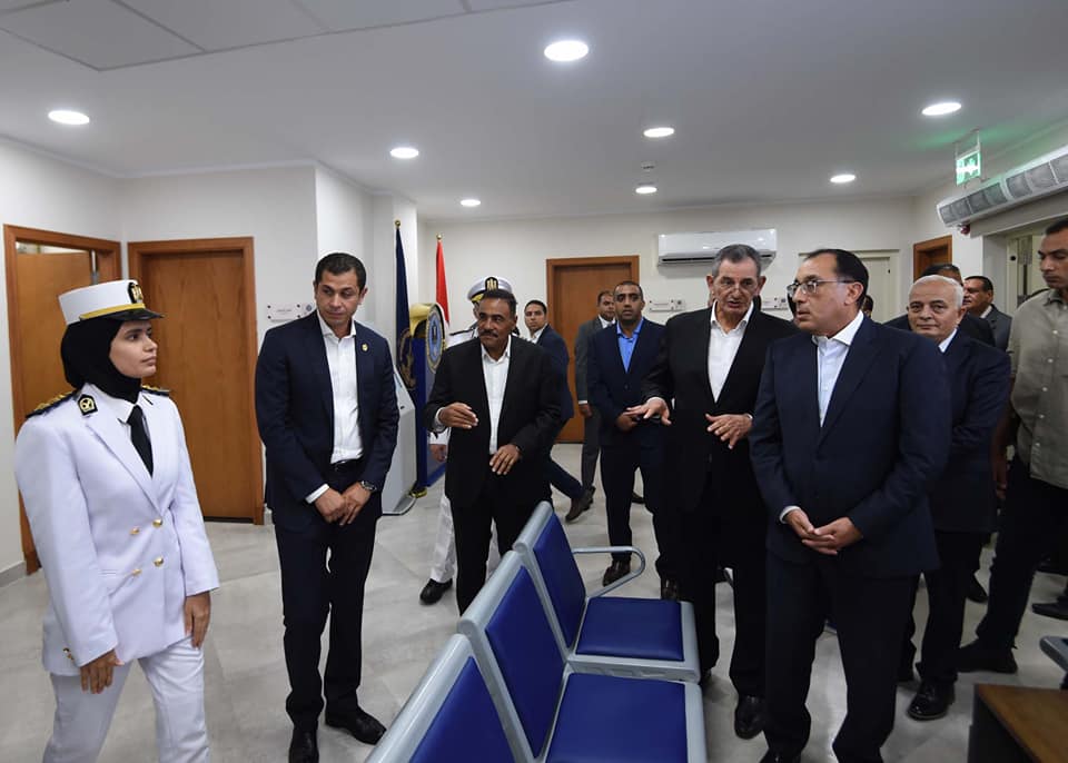 مدبولي يؤكد اهتمام الرئيس بالمشروعات الخدمية والتنموية التي ينفذها صندوق "تحيا مصر" التي لها عظيم الأثر الإيجابي في شريحة مجتمعية من أهالينا محدودي الدخل مدبولي: المشروعات المجتمعية بـ "سيدي عبد الرحمن" تمثل نموذجاً رائعاً للشراكة بين الدولة والمجتمع المدني والقطاع الخاص وتعكس رؤية شاملة من جانب الدولة لتنمية منطقة الساحل الشمالي الغربي شهد الدكتور مصطفى مدبولي، رئيس مجلس الوزراء، مساء اليوم، افتتاح مجمع "تحيا مصر" للخدمات الحكومية والاجتماعية والشبابية، بقرية سيدي عبد الرحمن، التابعة لمركز العلمين بمحافظة مطروح، وعدد آخر من مشروعات التنمية المستدامة بالقرية، التي نفذها صندوق "تحيا مصر" بالشراكة مع شركة "إعمار مصر". وبهذه المناسبة، شارك رئيس مجلس الوزراء في الاحتفالية التي نظمها صندوق "تحيا مصر" تحت عنوان "نتشارك"، كما حضر الاحتفالية كل من المستشار عمر مروان، وزير العدل، والدكتورة هالة السعيد، وزيرة التخطيط والتنمية الاقتصادية، والدكتور خالد عبدالغفار، وزير الصحة والسكان، والدكتور أشرف صبحي، وزير الشباب والرياضة، ونيفين القباج، وزيرة التضامن الاجتماعي، واللواء هشام آمنة، وزير التنمية المحلية، والدكتور رضا حجازي، وزير التربية والتعليم والتعليم الفني، واللواء خالد شعيب، محافظ مطروح، واللواء محمد أمين نصر، مستشار رئيس الجمهورية للشئون المالية، أمين صندوق "تحيا مصر"، ومحمد أبو العينين، وكيل مجلس النواب، وتامر عبد الفتاح، المدير التنفيذي لصندوق "تحيا مصر"، والمستثمر الإماراتي محمد العبار، مؤسس شركة "إعمار" العقارية، وعدد من رجال المال والأعمال وممثلي مؤسسات المجتمع المدني. وأكد الدكتور مصطفى مدبولي الأهمية التي يوليها الرئيس عبدالفتاح السيسي، رئيس الجمهورية، للمشروعات الخدمية والتنموية التي ينفذها صندوق "تحيا مصر"، التي لها عظيم الأثر الإيجابي، في شريحة مجتمعية من أهالينا محدودي الدخل، ويأتي على رأس هذه المشروعات، تطوير المناطق غير الآمنة، والرعاية الطبية والاجتماعية، وغيرها. وأشاد رئيس الوزراء بالمشروعات الخدمية المهمة التي شهدتها قرية سيدي عبدالرحمن، مؤكداً أنها تمثل نموذجاً رائعاً للشراكة بين الدولة والمجتمع المدني والقطاع الخاص، للنهوض بمستوى جودة الخدمات المقدمة للمواطنين في مختلف القطاعات والمجالات، بما يحقق أهداف التنمية المستدامة، كما تعكسُ رؤية شاملة من جانب الدولة لتنمية منطقة الساحل الشمالي الغربي، بحيث لا تقتصر على دفع المشروعات السياحية بل تمتد إلى كافة مجالات التنمية. وخلال الاحتفالية، شاهد رئيس الوزراء فيلما قصيراً استعرض مُجمل مشروعات التنمية المستدامة التي نفذها صندوق "تحيا مصر" بقرية سيدي عبد الرحمن، بالشراكة الاستراتيجية مع شركة "إعمار مصر"، فضلا عن التعاون مع وزارات التربية والتعليم والتعليم الفني، والصحة والسكان، والشباب والرياضة، والتضامن الاجتماعي، بما يضمن تشغيل المشروعات واستدامتها، وتحقيق أقصى استفادة من البنية التحتية والتجهيزات التي وفرتها هذه المشروعات لتوفير حياة كريمة لمواطني القرية والوافدين إليها، بالإضافة إلى 28 تابعا لمركز العلمين، ورفع مؤشر جودة الحياة العمرانية، والاجتماعية، والاقتصادية، والخدمية بها. وخلال الزيارة، تمت الإشارة إلى أن مشروعات التنمية المستدامة بقرية سيدي عبدالرحمن تشمل مختلف القطاعات، والتي يأتي في مقدمتها مشروع المجمع الخدمي المتكامل، الذي يقام على مساحة 6 أفدنة، ويستهدف توفير الخدمات الحكومية والاجتماعية والشبابية والبنكية والتجارية داخل صرح واحد، يعمل وفق أحدث النظم الإلكترونية، وبنظام الشباك الواحد، فضلاً عن الربط الشبكي مع منصة (مصر الرقمية)، وكذلك استخدام تكنولوجيا الألياف الضوئية لسرعة نقل البيانات، حيث يضم المجمع الخدمي: مركز الخدمات الحكومية، ومركز الخدمات الاجتماعية، ومركز الخدمات البنكية والتجارية، إلى جانب المدينة الشبابية الرياضية، ومن المقرر أن يخدم نحو 25 ألف مستفيد سنوياً. كما تشمل مشروعات صندوق "تحيا مصر" بقرية سيدي عبد الرحمن إقامة مجمع المدارس الجديدة والمطورة، ووحدة طب الأسرة والطفل، وكذا إنشاء البوابة الشرقية للقرية، مع تخصيص مدخل خاص بمجمع الخدمات ومجمع المدارس، وكذلك تمهيد ورصف الطرق المؤدية للمشروع. وعقب ذلك، شارك الدكتور مصطفى مدبولي، في إزاحة الستار عن لوحة افتتاح مشروعات التنمية المستدامة بالقرية، والتي تتضمن مجمع "تحيا مصر" للخدمات الحكومية والاجتماعية والشبابية بالقرية، ثم قام رئيس الوزراء ومرافقوه بجولة تفقدية لعدد من مكونات المجمع الخدمي المتكامل. واستهل رئيس الوزراء جولته بتفقد مركز الخدمات الاجتماعية، حيث استمع إلى شرح من السيدة/ نيفين القباج، وزيرة التضامن الاجتماعي، حيث أشارت إلى أن الهدف من إنشاء المركز يتمثل في توفير الحماية الاجتماعية، والتنمية الاقتصادية لأهالي قرية سيدي عبدالرحمن، موضحة أنه يتضمن وحدة برنامج "2 كفاية" للتثقيف المجتمعي، ومركز تأهيل "قادرون باختلاف" لذوي الهمم، وكذلك ورش الحرف اليدوية، ووحدة برنامج "مودة" للاستشارات الأسرية، والوحدة الاجتماعية والمشورة، وورش التدريب المهني، وحضانة الأطفال التي تحتوي على فصل لذوي الهمم، مضيفة: يتضمن المركز أيضاً بجانب ما سبق، مركزاً لخدمات المرأة، ووحدة لتشغيل المشروعات متناهية الصغر، وورشة لتعليم صيانة الالكترونيات وألواح الطاقة الشمسية، ومكتب التأمينات الاجتماعية. وفي أثناء تفقده مركز الخدمات الاجتماعية، أجرى رئيس الوزراء حواراً ودياً مع عدد من متلقي الخدمات، حيث اطمأن على مستوى ما يقدم لهم من خدمات من خلال المركز، كما حرص على التواصل مع عدد من الأطفال من ذوى الهمم الموجودين بالحضانة الملحقة بالمركز. كما تفقد رئيس الوزراء ومرافقوه مركز الخدمات الحكومية بالقرية، والذي تم إقامته في إطار المجمع الخدمي المتكامل، حيث زار مكتب السجل المدني، وفرع توثيق الشهر العقاري، والمركز التكنولوجي لخدمة المواطنين، ومكتب الخدمات البريدية، واستمع إلى شرح حول مختلف الخدمات التي يقدمها المركز للتيسير على أبناء القرية، حيث يضم المركز إلى جانب ذلك الإدارة التعليمية، والوحدة المحلية، ومركز خدمة العملاء التابع لشركة مياه الشرب والصرف الصحي، ومكتب التموين، والتي تم تنفيذها جميعاً على مستوى عال من الجودة والدقة، لتلبية متطلبات قاصدي تلك الخدمات. وفي هذا الإطار، أكد رئيس الوزراء أن ما يتم تنفيذه من مشروعات في مجال التحول الرقمي، يأتي في إطار التوسع في تقديم المزيد من الخدمات الرقمية للمواطنين بمختلف القطاعات، تيسيراً لحصولهم على تلك الخدمات. ثم تفقد الدكتور مصطفى مدبولي مركز الخدمات البنكية والتجارية، المقام أيضاً ضمن مجمع "تحيا مصر" الخدمي المتكامل، حيث زار فرع البنك الأهلي المصري، واستمع إلى شرح حول مختلف الخدمات البنكية التي يوفرها المركز، الذي يضم كذلك فرعاً آخر لبنك ناصر الاجتماعي، فضلاً عن مركز لماكينات الصراف الآلي لعدة بنوك، وكذا ماكينة إصدار وثائق الأحوال المدنية، وماكينة خدمات البريد المصري، بالإضافة إلى منطقة تسوق ومطاعم.