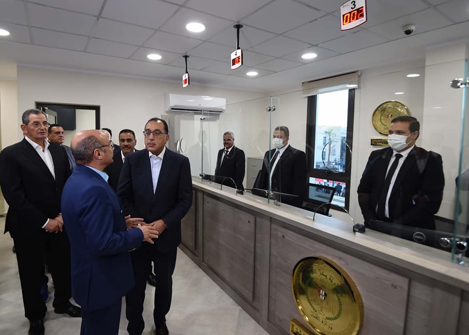 مدبولي يؤكد اهتمام الرئيس بالمشروعات الخدمية والتنموية التي ينفذها صندوق "تحيا مصر" التي لها عظيم الأثر الإيجابي في شريحة مجتمعية من أهالينا محدودي الدخل مدبولي: المشروعات المجتمعية بـ "سيدي عبد الرحمن" تمثل نموذجاً رائعاً للشراكة بين الدولة والمجتمع المدني والقطاع الخاص وتعكس رؤية شاملة من جانب الدولة لتنمية منطقة الساحل الشمالي الغربي شهد الدكتور مصطفى مدبولي، رئيس مجلس الوزراء، مساء اليوم، افتتاح مجمع "تحيا مصر" للخدمات الحكومية والاجتماعية والشبابية، بقرية سيدي عبد الرحمن، التابعة لمركز العلمين بمحافظة مطروح، وعدد آخر من مشروعات التنمية المستدامة بالقرية، التي نفذها صندوق "تحيا مصر" بالشراكة مع شركة "إعمار مصر". وبهذه المناسبة، شارك رئيس مجلس الوزراء في الاحتفالية التي نظمها صندوق "تحيا مصر" تحت عنوان "نتشارك"، كما حضر الاحتفالية كل من المستشار عمر مروان، وزير العدل، والدكتورة هالة السعيد، وزيرة التخطيط والتنمية الاقتصادية، والدكتور خالد عبدالغفار، وزير الصحة والسكان، والدكتور أشرف صبحي، وزير الشباب والرياضة، ونيفين القباج، وزيرة التضامن الاجتماعي، واللواء هشام آمنة، وزير التنمية المحلية، والدكتور رضا حجازي، وزير التربية والتعليم والتعليم الفني، واللواء خالد شعيب، محافظ مطروح، واللواء محمد أمين نصر، مستشار رئيس الجمهورية للشئون المالية، أمين صندوق "تحيا مصر"، ومحمد أبو العينين، وكيل مجلس النواب، وتامر عبد الفتاح، المدير التنفيذي لصندوق "تحيا مصر"، والمستثمر الإماراتي محمد العبار، مؤسس شركة "إعمار" العقارية، وعدد من رجال المال والأعمال وممثلي مؤسسات المجتمع المدني. وأكد الدكتور مصطفى مدبولي الأهمية التي يوليها الرئيس عبدالفتاح السيسي، رئيس الجمهورية، للمشروعات الخدمية والتنموية التي ينفذها صندوق "تحيا مصر"، التي لها عظيم الأثر الإيجابي، في شريحة مجتمعية من أهالينا محدودي الدخل، ويأتي على رأس هذه المشروعات، تطوير المناطق غير الآمنة، والرعاية الطبية والاجتماعية، وغيرها. وأشاد رئيس الوزراء بالمشروعات الخدمية المهمة التي شهدتها قرية سيدي عبدالرحمن، مؤكداً أنها تمثل نموذجاً رائعاً للشراكة بين الدولة والمجتمع المدني والقطاع الخاص، للنهوض بمستوى جودة الخدمات المقدمة للمواطنين في مختلف القطاعات والمجالات، بما يحقق أهداف التنمية المستدامة، كما تعكسُ رؤية شاملة من جانب الدولة لتنمية منطقة الساحل الشمالي الغربي، بحيث لا تقتصر على دفع المشروعات السياحية بل تمتد إلى كافة مجالات التنمية. وخلال الاحتفالية، شاهد رئيس الوزراء فيلما قصيراً استعرض مُجمل مشروعات التنمية المستدامة التي نفذها صندوق "تحيا مصر" بقرية سيدي عبد الرحمن، بالشراكة الاستراتيجية مع شركة "إعمار مصر"، فضلا عن التعاون مع وزارات التربية والتعليم والتعليم الفني، والصحة والسكان، والشباب والرياضة، والتضامن الاجتماعي، بما يضمن تشغيل المشروعات واستدامتها، وتحقيق أقصى استفادة من البنية التحتية والتجهيزات التي وفرتها هذه المشروعات لتوفير حياة كريمة لمواطني القرية والوافدين إليها، بالإضافة إلى 28 تابعا لمركز العلمين، ورفع مؤشر جودة الحياة العمرانية، والاجتماعية، والاقتصادية، والخدمية بها. وخلال الزيارة، تمت الإشارة إلى أن مشروعات التنمية المستدامة بقرية سيدي عبدالرحمن تشمل مختلف القطاعات، والتي يأتي في مقدمتها مشروع المجمع الخدمي المتكامل، الذي يقام على مساحة 6 أفدنة، ويستهدف توفير الخدمات الحكومية والاجتماعية والشبابية والبنكية والتجارية داخل صرح واحد، يعمل وفق أحدث النظم الإلكترونية، وبنظام الشباك الواحد، فضلاً عن الربط الشبكي مع منصة (مصر الرقمية)، وكذلك استخدام تكنولوجيا الألياف الضوئية لسرعة نقل البيانات، حيث يضم المجمع الخدمي: مركز الخدمات الحكومية، ومركز الخدمات الاجتماعية، ومركز الخدمات البنكية والتجارية، إلى جانب المدينة الشبابية الرياضية، ومن المقرر أن يخدم نحو 25 ألف مستفيد سنوياً. كما تشمل مشروعات صندوق "تحيا مصر" بقرية سيدي عبد الرحمن إقامة مجمع المدارس الجديدة والمطورة، ووحدة طب الأسرة والطفل، وكذا إنشاء البوابة الشرقية للقرية، مع تخصيص مدخل خاص بمجمع الخدمات ومجمع المدارس، وكذلك تمهيد ورصف الطرق المؤدية للمشروع. وعقب ذلك، شارك الدكتور مصطفى مدبولي، في إزاحة الستار عن لوحة افتتاح مشروعات التنمية المستدامة بالقرية، والتي تتضمن مجمع "تحيا مصر" للخدمات الحكومية والاجتماعية والشبابية بالقرية، ثم قام رئيس الوزراء ومرافقوه بجولة تفقدية لعدد من مكونات المجمع الخدمي المتكامل. واستهل رئيس الوزراء جولته بتفقد مركز الخدمات الاجتماعية، حيث استمع إلى شرح من السيدة/ نيفين القباج، وزيرة التضامن الاجتماعي، حيث أشارت إلى أن الهدف من إنشاء المركز يتمثل في توفير الحماية الاجتماعية، والتنمية الاقتصادية لأهالي قرية سيدي عبدالرحمن، موضحة أنه يتضمن وحدة برنامج "2 كفاية" للتثقيف المجتمعي، ومركز تأهيل "قادرون باختلاف" لذوي الهمم، وكذلك ورش الحرف اليدوية، ووحدة برنامج "مودة" للاستشارات الأسرية، والوحدة الاجتماعية والمشورة، وورش التدريب المهني، وحضانة الأطفال التي تحتوي على فصل لذوي الهمم، مضيفة: يتضمن المركز أيضاً بجانب ما سبق، مركزاً لخدمات المرأة، ووحدة لتشغيل المشروعات متناهية الصغر، وورشة لتعليم صيانة الالكترونيات وألواح الطاقة الشمسية، ومكتب التأمينات الاجتماعية. وفي أثناء تفقده مركز الخدمات الاجتماعية، أجرى رئيس الوزراء حواراً ودياً مع عدد من متلقي الخدمات، حيث اطمأن على مستوى ما يقدم لهم من خدمات من خلال المركز، كما حرص على التواصل مع عدد من الأطفال من ذوى الهمم الموجودين بالحضانة الملحقة بالمركز. كما تفقد رئيس الوزراء ومرافقوه مركز الخدمات الحكومية بالقرية، والذي تم إقامته في إطار المجمع الخدمي المتكامل، حيث زار مكتب السجل المدني، وفرع توثيق الشهر العقاري، والمركز التكنولوجي لخدمة المواطنين، ومكتب الخدمات البريدية، واستمع إلى شرح حول مختلف الخدمات التي يقدمها المركز للتيسير على أبناء القرية، حيث يضم المركز إلى جانب ذلك الإدارة التعليمية، والوحدة المحلية، ومركز خدمة العملاء التابع لشركة مياه الشرب والصرف الصحي، ومكتب التموين، والتي تم تنفيذها جميعاً على مستوى عال من الجودة والدقة، لتلبية متطلبات قاصدي تلك الخدمات. وفي هذا الإطار، أكد رئيس الوزراء أن ما يتم تنفيذه من مشروعات في مجال التحول الرقمي، يأتي في إطار التوسع في تقديم المزيد من الخدمات الرقمية للمواطنين بمختلف القطاعات، تيسيراً لحصولهم على تلك الخدمات. ثم تفقد الدكتور مصطفى مدبولي مركز الخدمات البنكية والتجارية، المقام أيضاً ضمن مجمع "تحيا مصر" الخدمي المتكامل، حيث زار فرع البنك الأهلي المصري، واستمع إلى شرح حول مختلف الخدمات البنكية التي يوفرها المركز، الذي يضم كذلك فرعاً آخر لبنك ناصر الاجتماعي، فضلاً عن مركز لماكينات الصراف الآلي لعدة بنوك، وكذا ماكينة إصدار وثائق الأحوال المدنية، وماكينة خدمات البريد المصري، بالإضافة إلى منطقة تسوق ومطاعم.