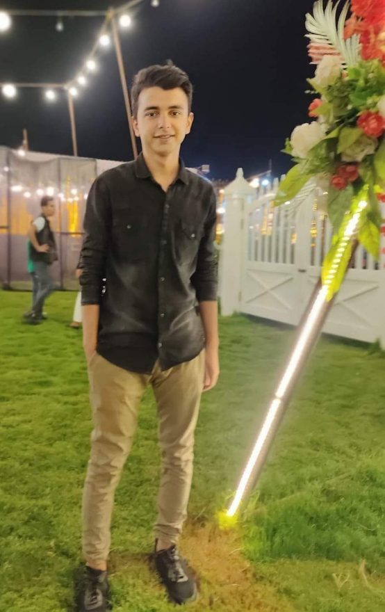 تمكنت مباحث مركز شرطة مشتول السوق في محافظة الشرقية، من كشف غموض واقعة وفاة مندوب احدى شركات الدفع الإلكتروني بعد سقوطه من دراجة نارية، كان يستقلها ليتبين فيما بعد انها واقعة تربص بدافع السرقه. تلقى اللواء محمد صلاح مدير أمن الشرقية إخطارا من اللواء محمد الجمسي مدير المباحث يفيد تلقى مركز شرطة مشتول السوق، بلاغا بوفاة شاب يدعى "أمجد م" 20 سنه مندوب شركة الدفع الإلكتروني فوري بعد سقوطه من دراجة ناريه كان يستقلها بعد انتهاء عمله من تحصيل ايراد اليوم من العملاء واختفاء ما بحوزته من أموال وبتشكيل فريق بحث بقيادة الرائد "محمود مرتاح" رئيس المباحث وعمل التحريات اللازمة حول الواقعه وملابساتها. تبين ان الوفاة ليست مجرد حادث سير عادي بل محاولة سرقة بالإكراه وتربص وملاحقه وان وراء ارتكاب الواقعه احد العملاء الذي كان يتعامل معه المجني عليه لعلمه باجتهاده وتحصيله أموال طائله فعقد النيه والعزم على سرقته وخطط لذلك بمعاونة أربعة أشخاص آخرين وفي يوم الواقعه نمى لعلمه تحصيل المجني عليه مبلغ مالي كبير فحرض 3 أشخاص لأحدهم معلومات جنائيه لملاحقته أثناء استقلال دراجته الناريه ومحاولة سرقته بالإكراه وأثناء ذلك لاحظ تعرضه لمحاولة سرقة فحاول المقاومة والهرب فقام المجرمين بالتضييق عليه حتي سقط من دراجته وارتطم بأحد الارصفه ولقى حتفه في الحال وسرقوا ما بحوزته من أموال وتركوه غارقا في دماءه وفروا هاربين وبتقنين الإجراءات أمكن ضبط كل المتهمين وبمواجهتهم إعترفوا بارتكاب الجريمة بالإتفاق مع المتهم الأول وخططوا لتنفيذها منذ عدة اشهر مستغلين صغر سن المجني عليه وضعف جسده وعدم وجود وسائل حمايه معه أثناء تحصيل الأموال. وقرروا التنفيذ يوم الواقعه ولكنهم تفاجئوا بمقاومة المجني عليه ومحاولته الهرب فاصروا على التضييق عليه حتي سقط، صريعا من دراجته وسرقوا ما بحوزته من أموال وتم تحرير المحضر اللازم وبالعرض عاى النيابه امرت بحبسهم فيما لاقت الجهود الامنيه المبذوله في القضيه وضبط المتهمين استحسان الاهالي في مركز مشتول السوق نظرا لصعوبة القضيه وانها كانت تبدو حادث سير عادي ورغم ذلك استمرت عمليات البحث لإعادة قتل حق المجني عليه.