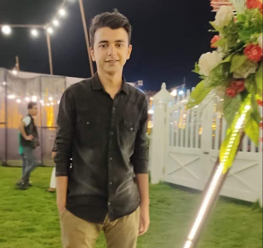 تمكنت مباحث مركز شرطة مشتول السوق في محافظة الشرقية، من كشف غموض واقعة وفاة مندوب احدى شركات الدفع الإلكتروني بعد سقوطه من دراجة نارية، كان يستقلها ليتبين فيما بعد انها واقعة تربص بدافع السرقه. تلقى اللواء محمد صلاح مدير أمن الشرقية إخطارا من اللواء محمد الجمسي مدير المباحث يفيد تلقى مركز شرطة مشتول السوق، بلاغا بوفاة شاب يدعى "أمجد م" 20 سنه مندوب شركة الدفع الإلكتروني فوري بعد سقوطه من دراجة ناريه كان يستقلها بعد انتهاء عمله من تحصيل ايراد اليوم من العملاء واختفاء ما بحوزته من أموال وبتشكيل فريق بحث بقيادة الرائد "محمود مرتاح" رئيس المباحث وعمل التحريات اللازمة حول الواقعه وملابساتها. تبين ان الوفاة ليست مجرد حادث سير عادي بل محاولة سرقة بالإكراه وتربص وملاحقه وان وراء ارتكاب الواقعه احد العملاء الذي كان يتعامل معه المجني عليه لعلمه باجتهاده وتحصيله أموال طائله فعقد النيه والعزم على سرقته وخطط لذلك بمعاونة أربعة أشخاص آخرين وفي يوم الواقعه نمى لعلمه تحصيل المجني عليه مبلغ مالي كبير فحرض 3 أشخاص لأحدهم معلومات جنائيه لملاحقته أثناء استقلال دراجته الناريه ومحاولة سرقته بالإكراه وأثناء ذلك لاحظ تعرضه لمحاولة سرقة فحاول المقاومة والهرب فقام المجرمين بالتضييق عليه حتي سقط من دراجته وارتطم بأحد الارصفه ولقى حتفه في الحال وسرقوا ما بحوزته من أموال وتركوه غارقا في دماءه وفروا هاربين وبتقنين الإجراءات أمكن ضبط كل المتهمين وبمواجهتهم إعترفوا بارتكاب الجريمة بالإتفاق مع المتهم الأول وخططوا لتنفيذها منذ عدة اشهر مستغلين صغر سن المجني عليه وضعف جسده وعدم وجود وسائل حمايه معه أثناء تحصيل الأموال. وقرروا التنفيذ يوم الواقعه ولكنهم تفاجئوا بمقاومة المجني عليه ومحاولته الهرب فاصروا على التضييق عليه حتي سقط، صريعا من دراجته وسرقوا ما بحوزته من أموال وتم تحرير المحضر اللازم وبالعرض عاى النيابه امرت بحبسهم فيما لاقت الجهود الامنيه المبذوله في القضيه وضبط المتهمين استحسان الاهالي في مركز مشتول السوق نظرا لصعوبة القضيه وانها كانت تبدو حادث سير عادي ورغم ذلك استمرت عمليات البحث لإعادة قتل حق المجني عليه.