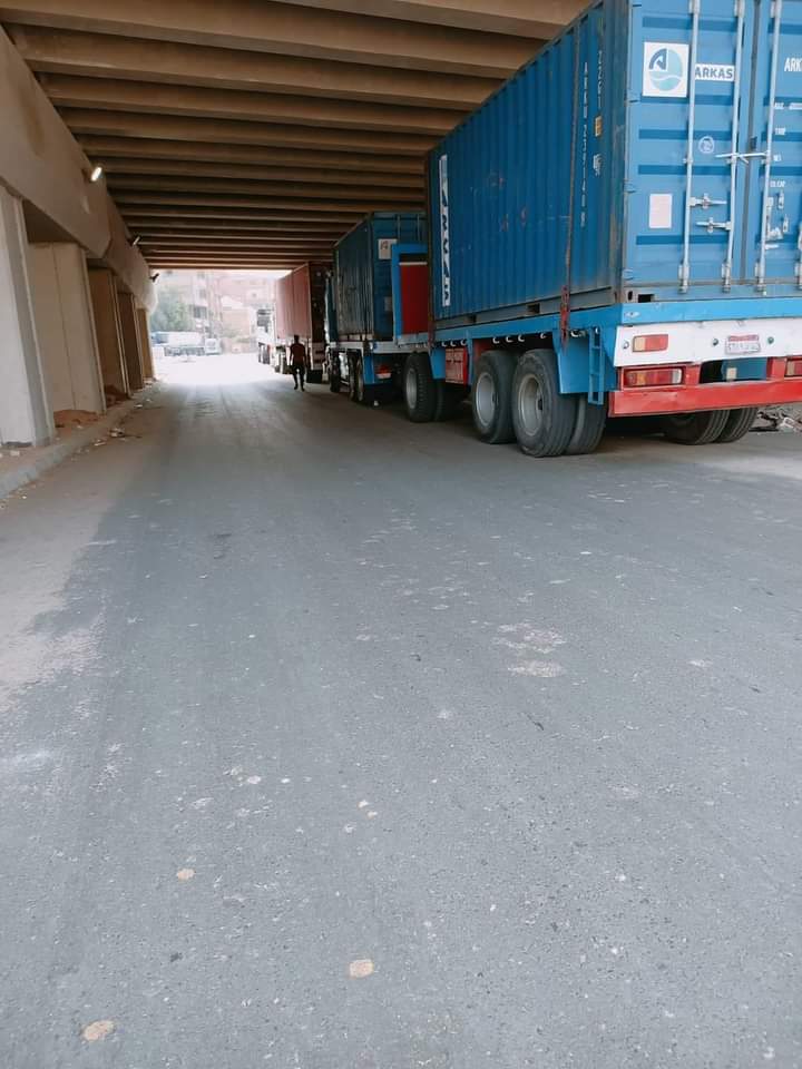 سادت حالة من الغضب والاستياء بين قاطني الشموت وعزبة المتيني، بسبب تجريچ سيارات النقل الثقيل أسفل نفق الشموت ببنها، في حالة من الإهمال والتسيب والإرتجالية. من آمن العقاب أساء الأدب ، واصبحت الأمور خارج السيطرة ، ومخالفات جسيمة يرتكبها أصحاب سيارات النقل الثقيل بنفق الشموت، فمن "يدفع الثمن".؟! يتسبب الوقوف العشوائي لهذه السيارات من حين لأخر إلى ازدحام شديد في المنطقة ويجعل العشوائية الشديدة تسيطر على النفق، وتتسبب في وقوع حوادث بسبب تضيق الحارات. الجدير بالذكر إنه يبلغ طول النفق والطريق ١ كيلومتر، وتم تجديده بتكلفة ٦ملايين جنيه، وقامت بتنفيذه الهيئة العامة للطرق والكباري. شاركونا فى تحرير المواد الصحفية بإرسال الصور والفيديوهات والأخبار الموثقة لخدمة صحافة المواطن لنشرها بالموقع والجريدة المطبوعة، عبر خدمة “واتس آب برقم “01061372545” أو عبر رسائل “فيس بوك”، https://www.facebook.com/nabdel3alam/ على أن تُنْشَر الأخبار المُصَوَّرَة والفيديوهات باسم القُرّاء.