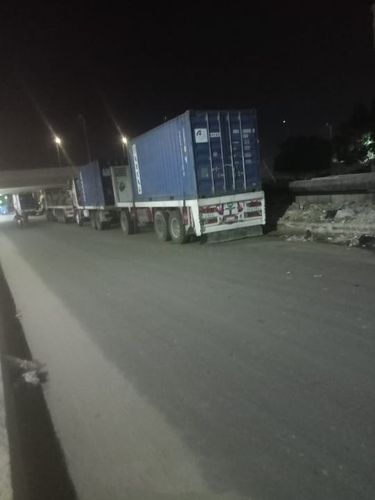 سادت حالة من الغضب والاستياء بين قاطني الشموت وعزبة المتيني، بسبب تجريچ سيارات النقل الثقيل أسفل نفق الشموت ببنها، في حالة من الإهمال والتسيب والإرتجالية. من آمن العقاب أساء الأدب ، واصبحت الأمور خارج السيطرة ، ومخالفات جسيمة يرتكبها أصحاب سيارات النقل الثقيل بنفق الشموت، فمن "يدفع الثمن".؟! يتسبب الوقوف العشوائي لهذه السيارات من حين لأخر إلى ازدحام شديد في المنطقة ويجعل العشوائية الشديدة تسيطر على النفق، وتتسبب في وقوع حوادث بسبب تضيق الحارات. الجدير بالذكر إنه يبلغ طول النفق والطريق ١ كيلومتر، وتم تجديده بتكلفة ٦ملايين جنيه، وقامت بتنفيذه الهيئة العامة للطرق والكباري. شاركونا فى تحرير المواد الصحفية بإرسال الصور والفيديوهات والأخبار الموثقة لخدمة صحافة المواطن لنشرها بالموقع والجريدة المطبوعة، عبر خدمة “واتس آب برقم “01061372545” أو عبر رسائل “فيس بوك”، https://www.facebook.com/nabdel3alam/ على أن تُنْشَر الأخبار المُصَوَّرَة والفيديوهات باسم القُرّاء.