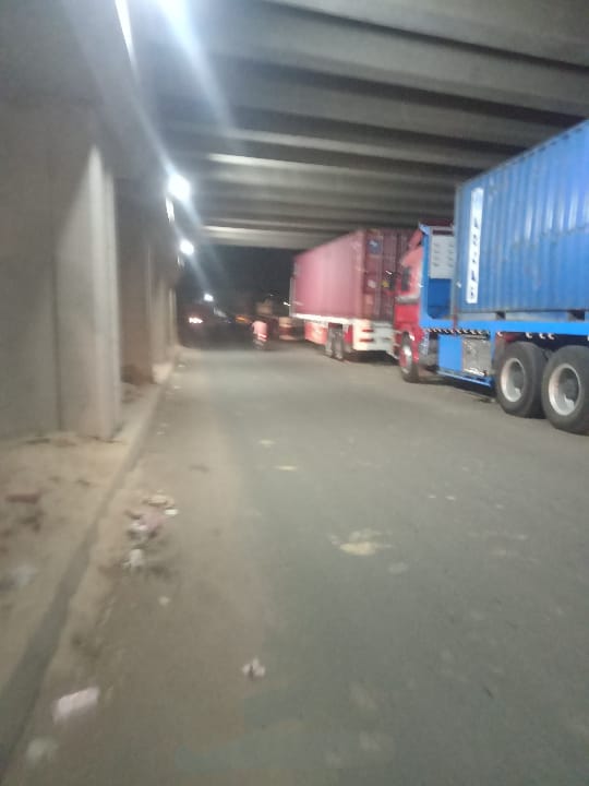 سادت حالة من الغضب والاستياء بين قاطني الشموت وعزبة المتيني، بسبب تجريچ سيارات النقل الثقيل أسفل نفق الشموت ببنها، في حالة من الإهمال والتسيب والإرتجالية. من آمن العقاب أساء الأدب ، واصبحت الأمور خارج السيطرة ، ومخالفات جسيمة يرتكبها أصحاب سيارات النقل الثقيل بنفق الشموت، فمن "يدفع الثمن".؟! يتسبب الوقوف العشوائي لهذه السيارات من حين لأخر إلى ازدحام شديد في المنطقة ويجعل العشوائية الشديدة تسيطر على النفق، وتتسبب في وقوع حوادث بسبب تضيق الحارات. الجدير بالذكر إنه يبلغ طول النفق والطريق ١ كيلومتر، وتم تجديده بتكلفة ٦ملايين جنيه، وقامت بتنفيذه الهيئة العامة للطرق والكباري. شاركونا فى تحرير المواد الصحفية بإرسال الصور والفيديوهات والأخبار الموثقة لخدمة صحافة المواطن لنشرها بالموقع والجريدة المطبوعة، عبر خدمة “واتس آب برقم “01061372545” أو عبر رسائل “فيس بوك”، https://www.facebook.com/nabdel3alam/ على أن تُنْشَر الأخبار المُصَوَّرَة والفيديوهات باسم القُرّاء.
